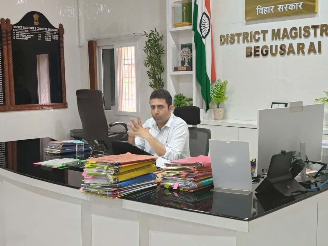 जिला पदाधिकारी, बेगूसराय श्री रिची पांडेय की अध्यक्षता में आत्मा शासी परिषद की बैठक आयोजित की गई।
बैठक में वित्तीय वर्ष 2026-27 की कार्ययोजना के तहत प्रशिक्षण, किसान पाठशाला, कृषक परिभ्रमण, कृषक-वैज्ञानिक वार्तालाप एवं फसल प्रत्यक्षण सहित विभिन्न कार्यक्रमों की समीक्षा की गई तथा कार्ययोजना को अनुमोदित किया गया।
जिला पदाधिकारी ने किसानों के क्षमता संवर्द्धन एवं उन्हें आधुनिक कृषि तकनीकों से जोड़ने पर विशेष जोर दिया।
उन्होंने प्रगतिशील किसानों की सफल गतिविधियों पर ‘सक्सेस स्टोरी’ एवं लघु वृत्तचित्र तैयार कर अन्य किसानों तक पहुंचाने का निर्देश दिया। साथ ही व्यावहारिक प्रशिक्षण एवं शैक्षणिक परिभ्रमण को प्रभावी बनाने पर बल दिया गया।
IPRD Bihar
#begusarai
Agriculture Department