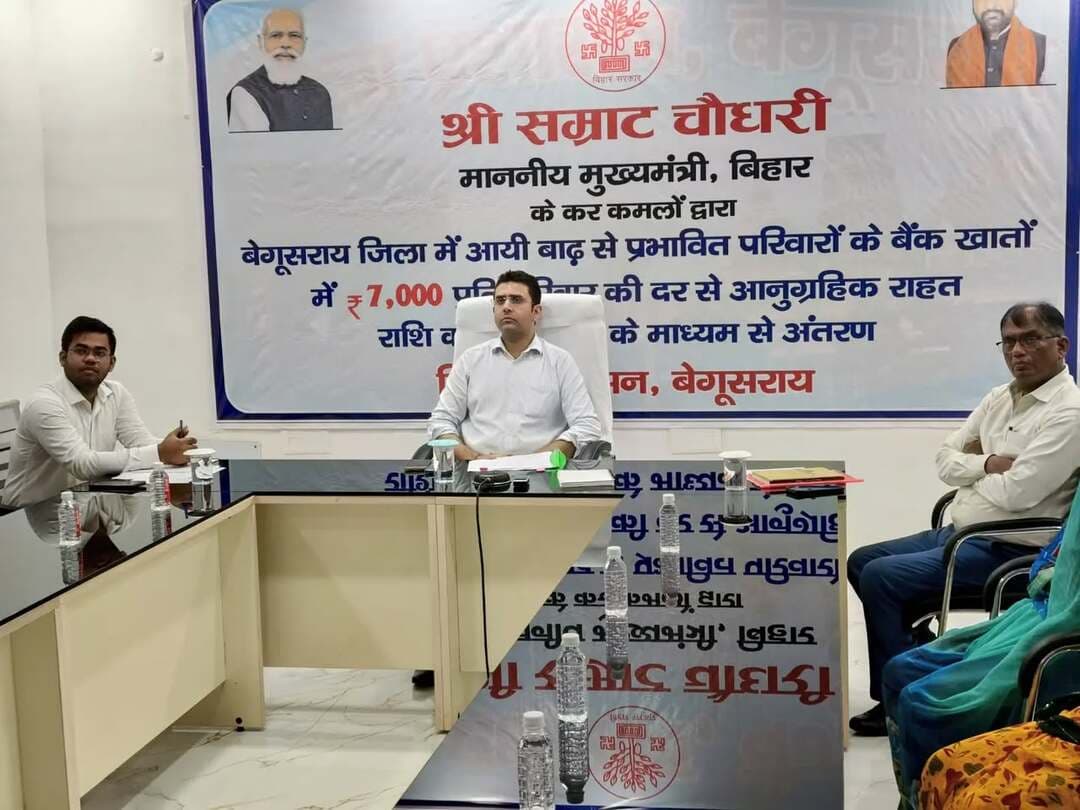 बाढ़ प्रभावित परिवारों को त्वरित आर्थिक सहायता उपलब्ध कराने के उद्देश्य से राज्य स्तरीय कार्यक्रम का लाइव प्रसारण एनआईसी, बेगूसराय में किया गया।
इस दौरान माननीय मुख्यमंत्री श्री सम्राट चौधरी द्वारा वीडियो कॉन्फ्रेंसिंग के माध्यम से बेगूसराय के 89,619 बाढ़ प्रभावित परिवारों के बैंक खातों में ₹7,000 प्रति परिवार की दर से कुल ₹62 करोड़ 73 लाख 33 हजार की अनुग्रहित राहत राशि डीबीटी के माध्यम से हस्तांतरित की गई।
कार्यक्रम में जिला पदाधिकारी श्री रिची पाण्डेय सहित संबंधित पदाधिकारी एवं लाभार्थी परिवार जुड़े।
IPRD Bihar
#begusarai