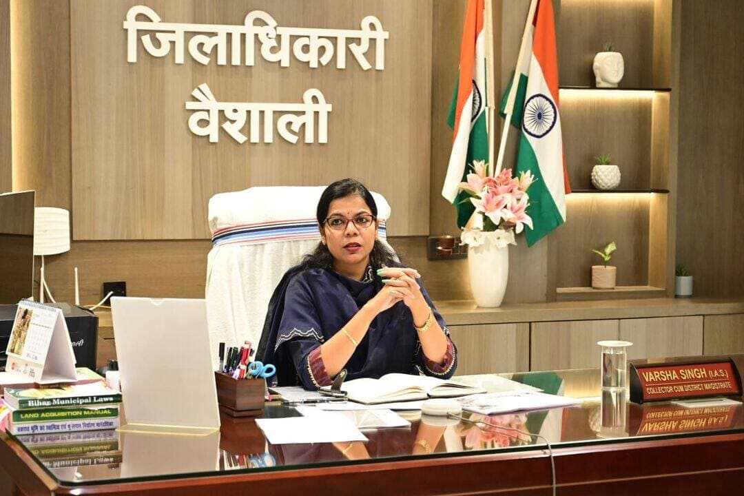 🌟 ‘सेवा संकल्प एवं कायाकल्प अभियान’ की शुरुआत 17 सितंबर से 🌟
📍 हाजीपुर | 15 सितंबर 2026
जनसुविधाओं के विस्तार, सार्वजनिक परिसंपत्तियों के सुदृढ़ीकरण और विकास कार्यों को नई गति देने के उद्देश्य से वैशाली जिले में ‘सेवा संकल्प एवं कायाकल्प अभियान’ की तैयारियां शुरू कर दी गई हैं। अभियान 17 सितंबर 2026 से 31 मार्च 2027 तक चलेगा।
👩💼 जिला पदाधिकारी, वैशाली श्रीमती वर्षा सिंह (भा.प्र.से.) के निर्देशन में अभियान के प्रभावी क्रियान्वयन के लिए जिला स्तरीय नोडल पदाधिकारी एवं संबंधित विभागों की टीम गठित की गई है।
🎯 अभियान के तहत:
🔹 पुरानी सार्वजनिक परिसंपत्तियों का उन्नयन एवं रखरखाव
🔹 नई आधारभूत संरचनाओं का निर्माण
🔹 जनभागीदारी एवं जनसरोकार से जुड़ी गतिविधियां
🔹 सरकारी योजनाओं को पात्र लाभार्थियों तक पहुंचाना
🔹 नागरिकों को योजनाओं की जानकारी एवं आवेदन में सहायता
✨ अभियान के अंतर्गत ‘आशीर्वाद का दीया’, ‘कहानी बदलाव की’, ‘सेवा ज्योति यात्रा’, ‘सेवा मेरा योगदान’, ‘सेवा सेतु अभियान–सरकार आपके द्वार’, ‘सेवा के रंग’, ‘हैकाथॉन एवं इनोवेशन चैलेंज’, ‘जनसेवक महाकुंभ’ सहित विभिन्न थीम पर कार्यक्रम आयोजित किए जाएंगे।
🏛️ ‘सेवा सेतु अभियान–सरकार आपके द्वार’ के तहत 01 से 05 अक्टूबर 2026 तक प्रखंड स्तर पर शिविर आयोजित होंगे, जहां नागरिकों को योजनाओं की जानकारी, पात्रता जांच, आवेदन एवं दस्तावेजी सहायता उपलब्ध कराई जाएगी।
🤝 सेवा, सहभागिता और विकास—यही अभियान का संकल्प है।
🌱 जनभागीदारी से सशक्त वैशाली, विकास की नई दिशा!
Information & Public Relations Department, Government of Bihar
<nis:link nis:type=tag nis:id=सेवा_संकल्प_एवं_कायाकल्प_अभियान nis:value=सेवा_संकल्प_एवं_कायाकल्प_अभियान nis:enabled=true nis:link/>
<nis:link nis:type=tag nis:id=जिला_प्रशासन_वैशाली nis:value=जिला_प्रशासन_वैशाली nis:enabled=true nis:link/>
<nis:link nis:type=tag nis:id=जनभागीदारी nis:value=जनभागीदारी nis:enabled=true nis:link/>
<nis:link nis:type=tag nis:id=सरकार_आपके_द्वार nis:value=सरकार_आपके_द्वार nis:enabled=true nis:link/>
<nis:link nis:type=tag nis:id=विकसित_वैशाली nis:value=विकसित_वैशाली nis:enabled=true nis:link/>