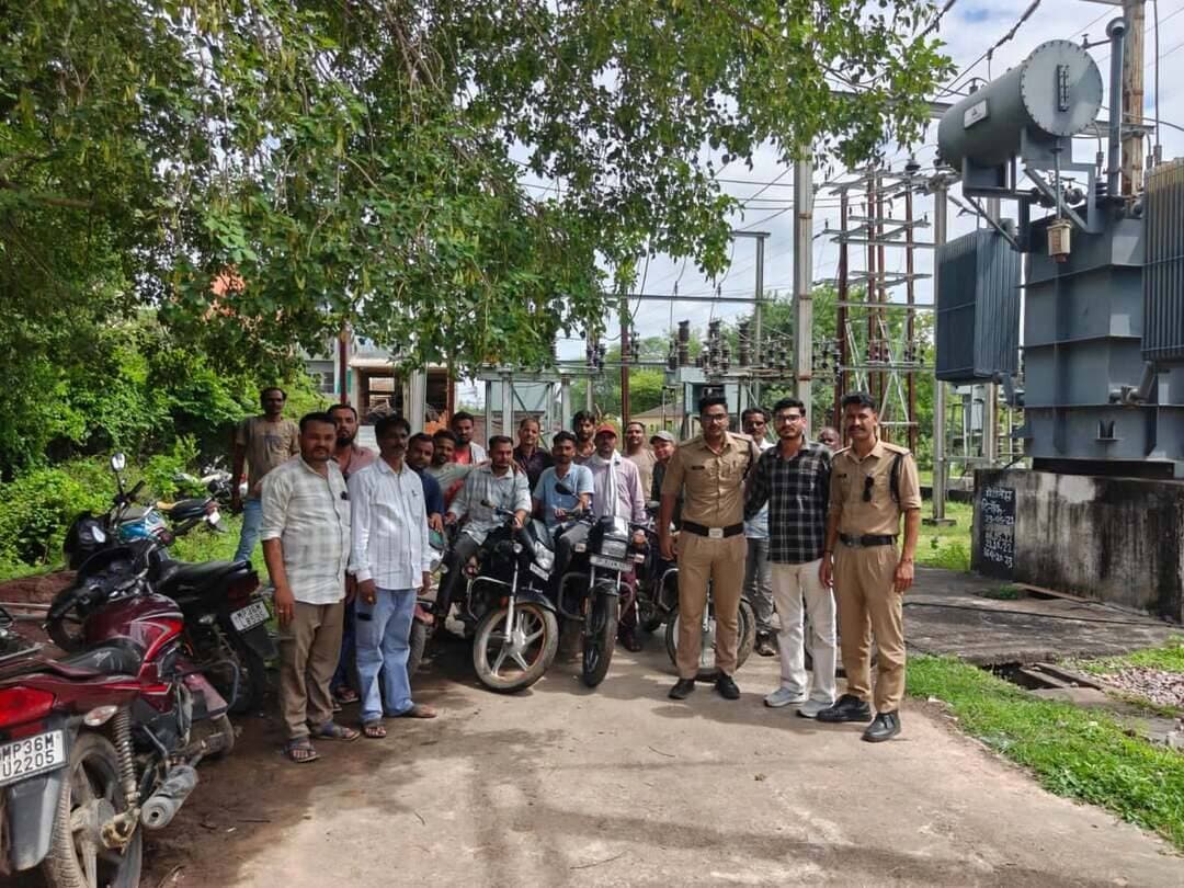 बिजली बिल बकायेदार समय पर करें भुगतान, कुर्की जैसी कार्रवाई से बचें: मुख्य अभियंता येमड़े
--
जिले में विद्युत बिलों की बकाया राशि की वसूली के लिए विद्युत विभाग द्वारा अभियान तेज कर दिया गया है। मुख्य अभियंता श्री येमड़े के निर्देशन में अधीक्षण अभियंता श्री अजमेर सिंह एवं कार्यपालन अभियंता श्री एस.के. सोनी के नेतृत्व में बकायेदार उपभोक्ताओं के विरुद्ध नियमानुसार कार्रवाई की जा रही है। अभियान के तहत टीकमगढ़ वृत्त के आरईएस विद्युत विभाग क्षेत्र में अब तक 10 बकायेदार उपभोक्ताओं की मोटरसाइकिलें जब्त की जा चुकी हैं।
मुख्य अभियंता श्री येमड़े ने बताया कि संबंधित क्षेत्र में विद्युत बिलों की लगभग 15 करोड़ रुपये की बकाया राशि वसूल की जाना है। बकाया राशि की वसूली के लिए अब तक 1200 से अधिक बकायेदार उपभोक्ताओं को नोटिस जारी किए जा चुके हैं। विभाग द्वारा उपभोक्ताओं को बकाया राशि जमा करने के लिए पर्याप्त अवसर दिया जा रहा है। उन्होंने बताया कि कुर्की की कार्रवाई से पूर्व नियमानुसार बकायेदार उपभोक्ताओं को फॉर्म-वी एवं फॉर्म-सी के माध्यम से नोटिस जारी किए गए थे, ताकि उपभोक्ता समय रहते अपने बकाया विद्युत बिल का भुगतान कर सकें। नोटिस के बावजूद बकाया राशि जमा नहीं करने वाले उपभोक्ताओं के विरुद्ध नियमानुसार वैधानिक कार्रवाई की जा रही है। कार्रवाई के संबंध में संबंधित थाने को भी सूचना दी जा रही है।
गांव-गांव पहुंचकर उपभोक्ताओं को किया जा रहा जागरूक
बकाया वसूली अभियान के अंतर्गत सहायक अभियंता श्री शुभम त्यागी के नेतृत्व में 15 सदस्यीय लाइनमैन टीम गठित की गई है। टीम द्वारा गांव-गांव पहुंचकर बकायेदार उपभोक्ताओं को विद्युत बिल समय पर जमा करने के लिए समझाइश दी जा रही है तथा बकाया राशि एवं विभाग द्वारा की जा रही कार्रवाई की जानकारी दी जा रही है।
बकाया राशि नहीं चुकाने पर मोटरसाइकिलें जब्त
अभियान के दौरान अब तक की गई कार्रवाई में ग्राम अनंतपुरा निवासी हरपा पुत्र परम गड़रिया के विरुद्ध 17,716 रुपये की बकाया राशि होने पर मोटरसाइकिल जब्त की गई। इसी प्रकार ग्राम नयाखेरा निवासी नारायण पिता छट्टू अहिरवार की 28,111 रुपये तथा ग्राम मौघाट निवासी नंदलाल पिता गोविंद दास राय की 25,149 रुपये की बकाया राशि के चलते मोटरसाइकिल जब्त की गई है। संबंधित उपभोक्ताओं के सर्विस नंबर क्रमशः 1188005186, 1188019393 एवं 1188007421 हैं।
मुख्य अभियंता श्री येमड़े ने जिले के सभी बकायेदार विद्युत उपभोक्ताओं से अपील की है कि वे अपने बकाया बिजली बिल का समय पर भुगतान करें और कुर्की जैसी कार्रवाई से बचें। उन्होंने कहा कि बकाया राशि की वसूली का अभियान लगातार जारी रहेगा। निर्धारित प्रक्रिया के बावजूद बकाया राशि जमा नहीं करने वाले उपभोक्ताओं के विरुद्ध कुर्की सहित अन्य वैधानिक कार्रवाई की जाएगी।
#JansamparkMP
#jansampartikatikamgarh
#tikamgarh