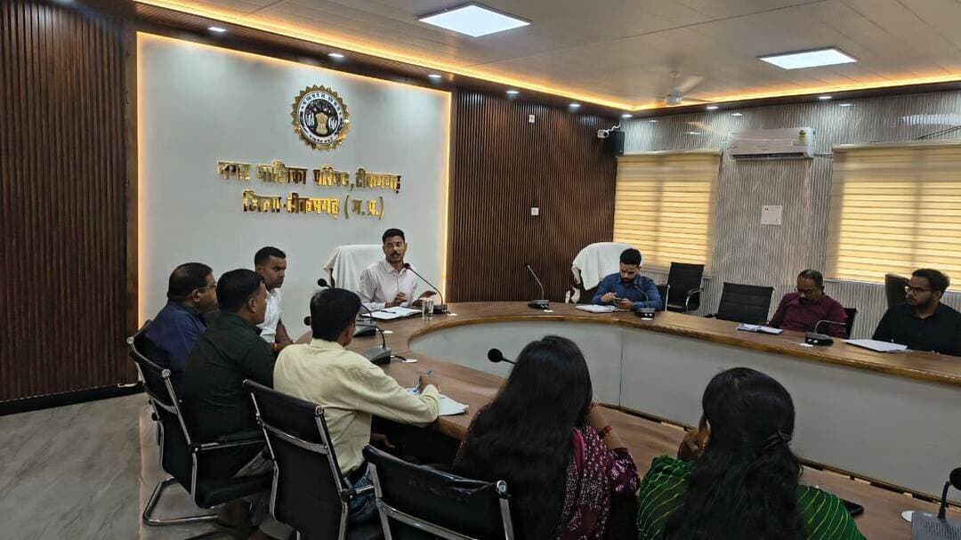 आशीर्वाद का दिया कार्यक्रम की तैयारियों को लेकर नगर पालिका में बैठक आयोजित
-
मुख्य नगर पालिका अधिकारी ने अधिकारियों-कर्मचारियों को दिए आवश्यक दिशा-निर्देश
-
मध्यप्रदेश शासन द्वारा 17 सितंबर 2026 से प्रारंभ किए जा रहे सेवा संकल्प अभियान के अंतर्गत आयोजित होने वाले आशीर्वाद का दिया कार्यक्रम की तैयारियों को लेकर आज नगर पालिका परिषद टीकमगढ़ के सभागार में बैठक आयोजित की गई। बैठक की अध्यक्षता मुख्य नगर पालिका अधिकारी श्री ओमपाल सिंह भदौरिया ने की।
बैठक में नगर पालिका के समस्त उपयंत्री, शाखा प्रभारी एवं संबंधित कर्मचारियों ने सहभागिता की। मुख्य नगर पालिका अधिकारी ने 17 सितंबर को आयोजित होने वाले कार्यक्रम की विस्तृत रूपरेखा पर चर्चा करते हुए कार्यक्रम के सफल आयोजन के लिए अधिकारियों एवं कर्मचारियों को आवश्यक दिशा-निर्देश दिए।
बैठक में बताया गया कि आशीर्वाद का दिया कार्यक्रम के अंतर्गत शहर के प्रत्येक वार्ड में विभिन्न स्थानों पर दीप प्रज्वलन कार्यक्रम आयोजित किए जाएंगे। इनमें शासन की योजनाओं के अंतर्गत निर्माणाधीन स्थलों, धार्मिक स्थलों, प्राचीन स्थलों, पार्कों एवं स्मारकों सहित अन्य महत्वपूर्ण स्थानों को शामिल किया जाएगा। इसके साथ ही विभिन्न हितग्राहीमूलक योजनाओं से लाभान्वित हितग्राहियों के घरों पर भी दीप प्रज्वलन कार्यक्रम आयोजित किए जाने की तैयारियों पर चर्चा की गई।
मुख्य नगर पालिका अधिकारी श्री ओमपाल सिंह भदौरिया ने अधिकारियों-कर्मचारियों को निर्देशित किया कि कार्यक्रम में जनप्रतिनिधियों एवं संबंधित हितग्राहियों की सहभागिता सुनिश्चित की जाए। उन्होंने कार्यक्रम से संबंधित सभी आवश्यक व्यवस्थाएं निर्धारित समय-सीमा में पूर्ण करने तथा सौंपे गए दायित्वों का जिम्मेदारीपूर्वक निर्वहन करने के निर्देश दिये।
बैठक में कार्यक्रम की रूपरेखा के अनुसार विभिन्न व्यवस्थाओं एवं तैयारियों के लिए अधिकारियों-कर्मचारियों की जिम्मेदारियां निर्धारित की गईं। अधिकारियों को निर्देश दिए गए कि कार्यक्रम के दौरान शासन की जनकल्याणकारी योजनाओं और उनके माध्यम से हितग्राहियों को मिल रहे लाभों की जानकारी भी आमजन तक पहुंचाई जाए।
मुख्य नगर पालिका अधिकारी ने कहा कि आशीर्वाद का दिया कार्यक्रम शासन की जनकल्याणकारी योजनाओं से जुड़े हितग्राहियों और आमजन की सहभागिता का अवसर है। उन्होंने सभी संबंधित अधिकारियों एवं कर्मचारियों से समन्वय के साथ कार्य करते हुए कार्यक्रम को गरिमापूर्ण एवं सफल बनाने का आह्वान किया।
#JansamparkMP
#Jansamparktikamgarh
#tikamgarh