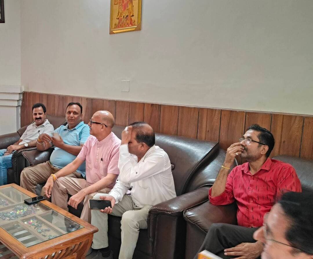 सांसद अनुराग ठाकुर के कार्यक्रम से पहले तैयारियों का जायजा लेने पहुंचे पूर्व विधायक होशियार सिंह
#कांगड़ालाइव #kangralive
16 सितंबर को देहरा-हरिपुर पहुंचेंगे अनुराग ठाकुर, कार्यक्रम स्थल का किया निरीक्षण
#dehra #AnuragThakur
देहरा। सांसद एवं पूर्व केंद्रीय मंत्री अनुराग ठाकुर के 16 सितंबर को देहरा-हरिपुर आगमन को लेकर तैयारियां तेज हो गई हैं। कार्यक्रम से एक दिन पहले मंगलवार को पूर्व विधायक होशियार सिंह कार्यक्रम स्थल पर पहुंचे और व्यवस्थाओं का जायजा लिया।
इस दौरान उन्होंने कार्यक्रम स्थल का निरीक्षण कर मंच, बैठने की व्यवस्था सहित अन्य तैयारियों की जानकारी ली। उन्होंने संबंधित कार्यकर्ताओं से व्यवस्थाओं को लेकर चर्चा की और तैयारियों को समय पर अंतिम रूप देने के लिए आवश्यक दिशा-निर्देश दिए।
पूर्व विधायक होशियार सिंह ने कहा कि सांसद अनुराग ठाकुर के देहरा-हरिपुर आगमन को लेकर क्षेत्र के लोगों और भाजपा कार्यकर्ताओं में खासा उत्साह है। उन्होंने कहा कि कार्यक्रम को सफल बनाने के लिए कार्यकर्ता पूरी तत्परता से जुटे हुए हैं।
अनुराग ठाकुर के दौरे को लेकर क्षेत्र में राजनीतिक हलचल भी बढ़ गई है। उनके आगमन को लेकर भाजपा कार्यकर्ताओं द्वारा व्यापक स्तर पर तैयारियां की जा रही हैं। कार्यक्रम स्थल पर व्यवस्थाओं को अंतिम रूप देने का कार्य जारी है।