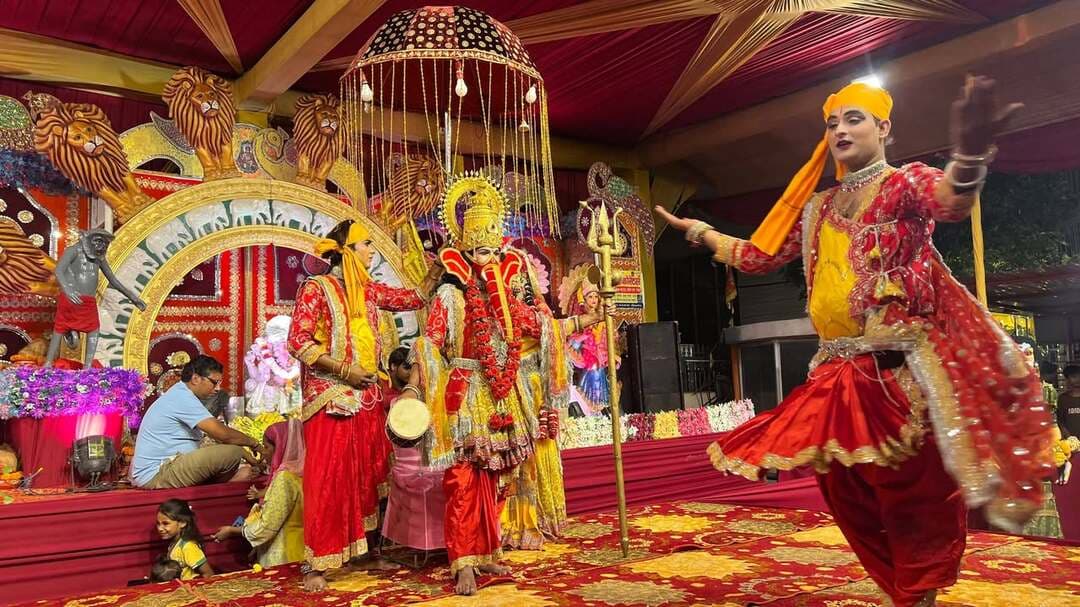 रेवाड़ी सेक्टर-3 में दसवें भव्य गणेश महोत्सव का आयोजन
रेवाड़ी सेक्टर-3 में युवा मंडल द्वारा लगातार दसवें वर्ष भव्य गणेश महोत्सव का आयोजन किया जा रहा है। हर वर्ष इस आयोजन में श्रीमती शकुंतला यादव जी ( महिला प्रधान ) एवं महिला मंडल का विशेष सहयोग रहता है।
युवा मंडल के प्रधान निर्मल आर्य, कोषाध्यक्ष निक्कू रुस्तगी एवं सलाहकार नितेश बंसल ने बताया कि इस वर्ष पर्यावरण संरक्षण को विशेष प्राथमिकता देते हुए मिट्टी से निर्मित श्री गणेश जी की प्रतिमा स्थापित की गई है, जिसे विशेष रूप से बाहरी कलाकारों द्वारा तैयार किया गया है।
मंडल ने रेवाड़ीवासियों से अपील की कि POP की प्रतिमाओं के स्थान पर मिट्टी से निर्मित गणेश प्रतिमाओं को अपनाएं और पर्यावरण संरक्षण में अपना योगदान दें।
इस भव्य गणेश महोत्सव में समस्त रेवाड़ीवासियों को सादर आमंत्रित किया गया है