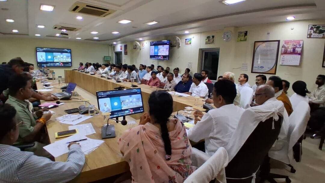 जनभागीदारी से सेवा संकल्प अभियान को दें जनआंदोलन का स्वरूप- प्रभारी मंत्री श्री परमार
==
17 सितंबर से 17 अक्टूबर तक जिले में होंगी विविध गतिविधियां,
=
प्रभारी मंत्री ने ऑनलाइन जुड़कर तैयारियों की समीक्षा कर दिए आवश्यक दिशा-निर्देश
===
प्रधानमंत्री श्री नरेन्द्र मोदी के जन्मदिवस के मौके पर 17 सितंबर से 17 अक्टूबर तक आयोजित होने वाले सेवा संकल्प अभियान की तैयारियों एवं प्रस्तावित गतिविधियों की समीक्षा के लिए कलेक्ट्रेट सभाकक्ष में बैठक आयोजित की गई। बैठक में प्रभारी मंत्री इंदर सिंह परमार एवं आनंद विभाग राज्यमंत्री स्वतंत्र प्रभार लखन पटेल ऑनलाइन माध्यम से जुड़े। इस दौरान दमोह विधायक जयंत मलैया, हटा विधायक उमादेवी खटीक, श्याम शिवहरे, भाव सिंह मासाब सहित जनप्रतिनिधिगण, कलेक्टर प्रताप नारायण यादव तथा जिला प्रशासन के विभिन्न विभागों के अधिकारी उपस्थित रहे।
प्रभारी मंत्री श्री परमार ने कहा सेवा संकल्प अभियान का उद्देश्य केवल कार्यक्रम आयोजित करना नहीं, बल्कि समाज की सामूहिक शक्ति को विकास एवं जनसेवा से जोड़ना है। गांव और शहर को बेहतर बनाने, शासकीय एवं सार्वजनिक परिसंपत्तियों को सुदृढ़ करने तथा स्कूलों एवं आंगनबाड़ी केंद्रों सहित स्थानीय व्यवस्थाओं में जनभागीदारी बढ़ाने के लिए नागरिकों को सक्रिय सहभागी बनाया जाए। उन्होंने कहा कि नागरिक अपने कर्तव्यों का निर्वहन करते हुए शासन के साथ मिलकर अभियान को जनआंदोलन का स्वरूप दें, जिससे विकसित भारत के निर्माण में समाज की भूमिका और मजबूत हो। उन्होंने इस आशय की बात रखी।
17 सितंबर को ‘आशीर्वाद का दिया’ के साथ रक्तदान शिविर
17 सितंबर को ‘आशीर्वाद का दिया’ कार्यक्रम के तहत नगरीय एवं ग्रामीण क्षेत्रों में जनभागीदारी से गतिविधियां आयोजित की जाएंगी। इसी दिन जिला स्तर से लेकर विकासखंड स्तर तक जनसहयोग से रक्तदान शिविर भी आयोजित किए जाएंगे। इसके लिए नगरीय एवं ग्रामीण क्षेत्रों में नोडल अधिकारियों की जिम्मेदारी निर्धारित की गई है।
विभिन्न जनकल्याणकारी योजनाओं से लाभान्वित हितग्राहियों की सहभागिता एवं सम्मान के माध्यम से अभियान को जनसरोकार से जोड़ने की तैयारी की गई है। प्रभारी मंत्री ने 17 सितंबर की गतिविधियों में अधिकाधिक नागरिकों, जनप्रतिनिधियों, सामाजिक संगठनों एवं युवाओं की सहभागिता सुनिश्चित करने के निर्देश दिए।
सेवा, सहभागिता और सामाजिक उत्तरदायित्व से जुड़ेंगी गतिविधियां
बैठक में ‘मेरे सपनों का भारत’, ‘नमो सेवा संगीतमय नाट्य प्रस्तुति’, ‘आंगन मिलन’, ‘सेवा ‘ ज्योति कलश यात्रा’, ‘सेवा मेरा योगदान’, ‘सेवा सेतु’, ‘सेवा के रंग’, ‘राष्ट्र के संग’, ‘25 साल-25 कहानी’ एवं ‘सुशासन सेवा संवाद’ सहित विकसित भारत संकल्प यात्रा गतिविधियों के कियान्वयन एवं तैयारियों की समीक्षा की गई।
‘मेरे सपनों का भारत’ के तहत शासकीय एवं निजी स्कूलों, कॉलेजों और छात्रावासों में विकसित भारत की थीम पर निबंध एवं चित्रकला जैसी गतिविधियां आयोजित होंगी। वहीं ‘नमो सेवा संगीतमय नाट्य प्रस्तुति’ के लिए संस्कृति विभाग एवं जिला प्रशासन के समन्वय से कार्यक्रम आयोजित कर स्थानीय कलाकारों एवं नागरिकों की अधिकाधिक सहभागिता सुनिश्चित करने के निर्देश दिए गए।
हितग्राहियों की सफलता की कहानियां होंगी सामने
‘सेवा की कहानी’ के अंतर्गत विभिन्न शासकीय योजनाओं से लाभान्वित हितग्राहियों के जीवन में आए सकारात्मक बदलावों को सामने लाया जाएगा। हितग्राहियों के अनुभवों एवं सफलता की कहानियों को वीडियो अथवा रील सहित विभिन्न माध्यमों से साझा कर अन्य नागरिकों को भी योजनाओं से जुड़ने के लिए प्रेरित किया जाएगा।
प्रभारी मंत्री ने निर्देश दिए कि अभियान की प्रत्येक गतिविधि औपचारिक आयोजन तक सीमित न रहे, बल्कि उससे आमजन को जोड़ते हुए सेवा, सहभागिता और सामाजिक उत्तरदायित्व की भावना मजबूत हो। जिला स्तर से लेकर ग्राम एवं वार्ड स्तर तक प्रभावी समन्वय, सतत निगरानी एवं समयबद्ध क्रियान्वयन सुनिश्चित किया जाए, ताकि सेवा संकल्प अभियान जिले में व्यापक जनभागीदारी के साथ प्रभावी एवं प्रेरणादायी रूप से संचालित हो सके।