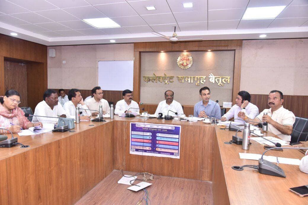 ➡️ प्रधानमंत्री श्री मोदी के जन्म दिवस पर दीप प्रज्ज्वलित कर होगा आभार प्रदर्शन, आशीर्वाद का दिया के तहत जिले में 21 लाख दीपों का होगा प्रज्वलन
➡️ 17 सितम्बर से 17 अक्टूबर तक चलेगा सेवा-संकल्प अभियान
➡️ बेहतर समन्वय और अधिक से अधिक जनसहभागिता की जाये सुनिश्चित
➡️ #सेवा_संकल्प_अभियान की तैयारियों की समीक्षा
जिले में सेवा-संकल्प अभियान 17 सितम्बर से 17 अक्टूबर तक संचालित होगा। प्रधानमंत्री श्री मोदी के जन्म दिवस 17 सितम्बर को "आशीर्वाद का दीया" कार्यक्रम के तहत बड़ी संख्या में दीप प्रज्जवलित कर उनके प्रति आभार प्रदर्शित करेंगे, इस अवसर पर बैतूल जिले में लगभग 21 लाख दीयों का प्रज्वलन होगा। मंगलवार को कलेक्ट्रेट में अभियान के सफल आयोजन को लेकर जनप्रतिनिधि एवं अधिकारियों की संयुक्त बैठक का आयोजन किया गया।
बैठक में केंद्रीय मंत्री जनजातीय मामले एवं सांसद बैतूल श्री दुर्गादास उईके, विधायक आमला डॉ योगेश पंडाग्रे, विधायक मुलताई श्री चंद्रशेखर देशमुख, विधायक घोड़ाडोंगरी श्रीमती गंगाबाई उईके, जिला पंचायत अध्यक्ष श्री राजा पवार, जिला विकास सलाहकार समिति सदस्य एवं जिला अध्यक्ष श्री सुधाकर पवार, उपाध्यक्ष जिला पंचायत श्री हंसराज धुर्वे तथा कलेक्टर डॉ सौरभ संजय सोनवणे, सीईओ जिला पंचायत श्री गणेश जायसवाल सहित अभियान के तहत नियुक्त नोडल एवं प्रभारी अधिकारी मौजूद रहें।
केंद्रीय राज्यमंत्री श्री दुर्गादास उईके ने कहा कि सेवा संकल्प अभियान का आयोजन ग्राम और नगर स्तर पर अधिक से अधिक जनसहभागिता सुनिश्चित करते हुए उत्साह पूर्वक किया जाये। सभी कार्यक्रमों की पूर्व तैयारी के लिए अधिकारियों-कर्मचारियों की जिम्मेदारी तय कर प्रभावी मॉनीटरिंग हो। विभिन्न कार्यक्रमों की व्यवस्था के लिए अधिकारियों-कर्मचारियों के साथ ही जनप्रतिनिधियों से भी बेहतर समन्वय और सभी संबंधितों की शत्-प्रतिशत सहभागिता सुनिश्चित की जाए।
➡️ अभियान के अंतर्गत संचालित गतिविधियों पर प्रस्तुतिकरण
सेवा-संकल्प अभियान की शुरुआत प्रधानमंत्री श्री नरेन्द्र मोदी के जन्म दिवस 17 सितम्बर को सायं 7 बजे आर्शीवाद का दिया कार्यक्रम के अंतर्गत प्रदेश में दीप प्रज्ज्वलन के साथ होगी। जिले के लाल बहादुर शास्त्री स्टेडियम, मां ताप्ती उद्गम स्थल मुलताई सहित प्रदेश की सभी ग्राम पंचायतों और नगरीय निकायों के प्रत्येक वार्ड में शाम 7 बजे एकसाथ दीप प्रज्ज्वलित किए जाएंगे। जिले के सभी लाभार्थी परिवारों और संस्थाओं को दीप प्रज्जवलन में शामिल किया जाए। इसी दिन सभी स्वास्थ्य केंद्रों और मेडिकल कॉलेजों में रक्तदान शिविर आयोजित होंगे। बैठक में रक्त संग्रह, परिवहन और संग्रहण के लिए आवश्यक व्यवस्था के भी निर्देश दिए हैं। जिले में निर्मित जल संरचनाओं, आरोग्य मंदिर, सामुदायिक भवन, सड़क आदि बड़ी परियोजनाओं में भी दीप प्रज्ज्वलन एवं लाइटिंग की जाएगी।
सेवा-संकल्प अभियान के अंतर्गत मेरे सपनों का भारत कार्यक्रम में 19 से 26 सितम्बर तक जिलास्तर पर और 4 व 5 अक्टूबर को राज्यस्तर पर चित्रकला और भाषण प्रतियोगिताएं होंगी। इनमें सभी शासकीय और निजी स्कूल, कॉलेज भागीदारी करेंगे। राज्यस्तरीय प्रतियोगिता के विजेता विद्यार्थियों को पुरस्कार और मुख्यमंत्री जी द्वारा हस्ताक्षरित प्रमाण-पत्र वितरित किए जाएंगे। नमो सेवा-अनकही कहानियां गतिविधि 19 सितम्बर से 5 अक्टूबर तक होगी, जिसके अंतर्गत विभिन्न सार्वजनिक स्थलों पर नुक्कड़ नाटकों की प्रस्तुति होगी।
आंगन मिलन सेवा का आयोजन 26 सितम्बर से 5 अक्टूबर तक सभी आंगनवाड़ियों में होगा। इसके अंतर्गत बच्चों और माताओं के लिए स्वल्पाहार, खेल सामग्री, पठन सामग्री आदि की व्यवस्था की जाएगी। मुख्यमंत्री जी की अपील का वीडियो भी आंगनवाड़ी में महिलाओं और बच्चों को दिखाया जाएगा। आंगन मिलन सेवा में स्वास्थ्य, पोषण, टीकाकरण, एनीमिया और स्वच्छता की जानकारी दी जाएगी।
सेवा की कहानी कार्यक्रम 17 सितम्बर से 17 अक्टूबर तक होगा। इसके अंतर्गत केन्द्र/राज्य सरकार की योजनाओं से जिन हितग्राहियों का जीवन बदला है, आभार स्वरूप उनके संदेश जारी किए जाएंगे। सेवा ज्योति कलश यात्रा 7 अक्टूबर को प्रत्येक विधानसभा क्षेत्र में निकाली जाएगी। इसके अंतर्गत जिला विकास पुस्तिकाओं का वितरण और जिले में हुई विकास गतिविधियों पर चर्चा होगी।
बड़नगर (गुजरात)-वाराणसी सेवा यात्रा की अवधि 17 सितम्बर से 7 अक्टूबर तक रहेगी। प्रदेश के सभी जिलों से यह यात्रा गुजरेगी। बैतूल जिले में 24 सितंबर को दो यात्राएं प्रवेश करेंगी और 25 सितंबर को अगले पड़ाव के लिए रवाना होगी। सेवा मेरा योगदान कार्यक्रम 2 अक्टूबर से 10 अक्टूबर तक होगा। जिसके अंतर्गत समाज के सभी वर्गों और संस्थाओं की सहभागिता से विभिन्न सेवा गतिविधियां संचालित की जाएंगी। सेवा सेतु अभियान 2 से 10 अक्टूबर तक होगा। कार्यक्रम में विकास खण्ड स्तर पर और नगरीय निकायों में जोन वार शिविरों का आयोजन किया जाएगा। केन्द्र और राज्य सरकार की विभिन्न हितग्राही मूलक योजनाओं के हितलाभ पात्र हितग्राहियों को मौके पर ही प्रदान किए जाएंगे। इस कार्यक्रम से जनविश्वास अभियान को भी जोड़ा जाएगा।
सेवा के रंग राष्ट्र के संग कार्यक्रम में भोपाल, इंदौर, जबलपुर, ग्वालियर, झाबुआ और अलीराजपुर में 9 और 10 अक्टूबर को बड़े पैमाने पर जनसहभागिता से ह्युमन रंगोली का निर्माण किया जाएगा। सेवा फर्स्ट इनोवेशन चैलेंज कार्यक्रम 12 अक्टूबर को होगा। जिसमें इन्क्यूबेटर्स, स्टार्टअप लीडर्स और इनोवेटर्स सहभागिता करेंगे। सुशासन सेवा संवाद का कार्यक्रम राष्ट्रीय स्तर पर 17 अक्टूबर को नई दिल्ली में आयोजित किया जाएगा। जिसमें प्रदेश के पंच-सरपंच शामिल होंगे।
CM Madhya Pradesh
Jansampark Madhya Pradesh
#SevaSankalpAbhiyan
#JansamparkMP
#बैतूल
#betul