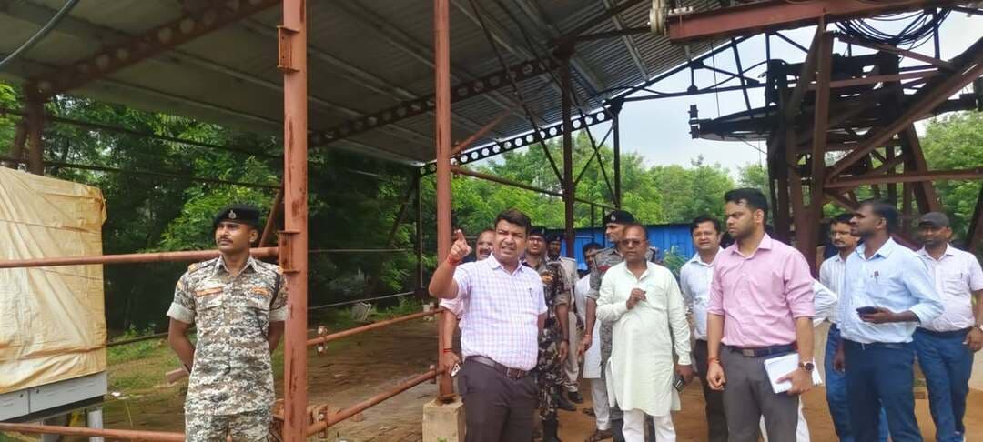 रोहतासगढ़ रोपवे निर्माण स्थल का डीएम ने किया निरीक्षण
सासाराम। जिला पदाधिकारी रोहतास दीपक कुमार मिश्रा ने मंगलवार को रोहतासगढ़ रोपवे निर्माण स्थल का निरीक्षण किया। इस दौरान उन्होंने रोपवे निर्माण की प्रगति, तकनीकी पहलुओं और सुरक्षा मानकों की जानकारी ली। जिला पदाधिकारी ने कहा कि सभी आवश्यक तकनीकी परीक्षण एवं सुरक्षा जांच में सफल होने के बाद ही रोपवे को पर्यटकों के लिए खोला जाएगा। उन्होंने बताया कि निर्माणाधीन रोपवे को नई तकनीक और संशोधित डिजाइन के आधार पर तैयार किया जाएगा। आईआईटी पटना की तकनीकी जांच एवं प्राप्त रिपोर्ट के आधार पर रोपवे के पिलरों के निर्माण की प्रक्रिया में आवश्यक बदलाव किए गए हैं। बिहार राज्य पुल निर्माण निगम द्वारा आईआईटी की रिपोर्ट प्राप्त होने के बाद कंसल्टेंसी नियुक्त करने की प्रक्रिया शुरू कर दी गई है। कंसल्टेंसी नियुक्त होने के बाद तकनीकी दिशा-निर्देशों के अनुरूप निर्माण कार्य दोबारा शुरू किया जाएगा।
निरीक्षण के दौरान डीएम ने पहाड़ी नदी का भी जायजा लिया। ग्रामीणों ने नदी का पानी गांवों में आने की शिकायत की। इस पर डीएम ने संबंधित अधिकारियों को पानी की निकासी की समुचित व्यवस्था के लिए आवश्यक कार्रवाई करने का निर्देश दिया।