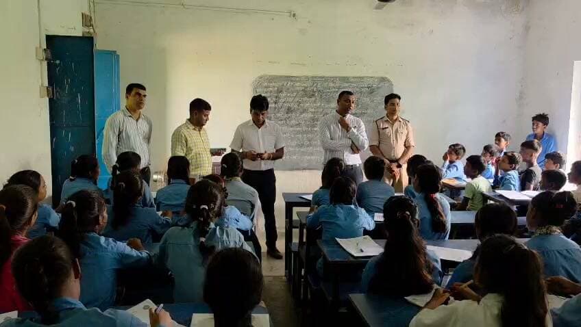 गुनसेज के उच्च माध्यमिक व मध्य विद्यालय का एसडीओ ने किया निरीक्षण
दिनारा प्रखंड के गुनसेज स्थित उच्च माध्यमिक विद्यालय एवं मध्य विद्यालय का मंगलवार को अनुमंडल पदाधिकारी दिलीप कुमार ने निरीक्षण किया। इस दौरान उन्होंने विद्यालयों की शैक्षणिक व्यवस्था, छात्र-छात्राओं की उपस्थिति समेत अन्य व्यवस्थाओं का जायजा लिया।
निरीक्षण के दौरान उपस्थिति पंजी में दर्ज छात्र-छात्राओं की संख्या के अनुरूप विद्यालय में विद्यार्थी उपस्थित नहीं मिले। इस पर एसडीओ ने संबंधित प्रधानाध्यापक को छात्र-छात्राओं की नियमित एवं वास्तविक उपस्थिति सुनिश्चित करने का निर्देश दिया। उन्होंने विद्यालय में बेहतर शैक्षणिक वातावरण बनाए रखने पर भी जोर दिया।
वहीं, मध्य विद्यालय गुनसेज में मध्याह्न भोजन योजना की भी जांच की गई। निरीक्षण के दौरान भोजन की गुणवत्ता संतोषजनक नहीं पाई गई। एसडीओ ने प्रधानाध्यापक को मध्याह्न भोजन की गुणवत्ता में तत्काल सुधार करने तथा निर्धारित मानकों के अनुरूप स्वच्छ एवं पौष्टिक भोजन उपलब्ध कराने का निर्देश दिया।
एसडीओ ने स्पष्ट किया कि विद्यालयों में छात्र-छात्राओं की नियमित उपस्थिति, गुणवत्तापूर्ण शिक्षा और मध्याह्न भोजन की गुणवत्ता में किसी प्रकार की लापरवाही बर्दाश्त नहीं की जाएगी।