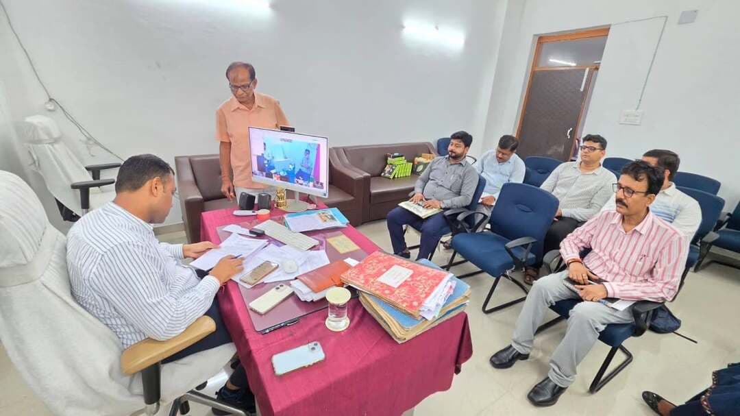 शिक्षा व्यवस्था में सुधार को लेकर एसडीओ ने बीईओ के साथ की समीक्षा बैठक
बिक्रमगंज अनुमंडल क्षेत्र में शिक्षा व्यवस्था को सुदृढ़ करने और विद्यार्थियों को गुणवत्तापूर्ण शिक्षा उपलब्ध कराने को लेकर मंगलवार को अनुमंडल पदाधिकारी दिलीप कुमार की अध्यक्षता में सभी प्रखंड शिक्षा पदाधिकारियों के साथ समीक्षा बैठक हुई। बैठक में विद्यालयों में शैक्षणिक व्यवस्था, शिक्षकों एवं विद्यार्थियों की उपस्थिति तथा मूलभूत सुविधाओं की स्थिति पर विस्तार से चर्चा की गई।
एसडीओ ने सभी बीईओ को अपने-अपने क्षेत्र के विद्यालयों का नियमित निरीक्षण करने का निर्देश दिया। निरीक्षण के दौरान शिक्षकों एवं विद्यार्थियों की उपस्थिति, समय-सारणी के अनुसार कक्षाओं का संचालन और पठन-पाठन की गुणवत्ता की निगरानी करने को कहा गया। शिक्षकों की नियमित एवं ससमय उपस्थिति सुनिश्चित करने के साथ शिक्षण कार्य में किसी प्रकार की लापरवाही नहीं