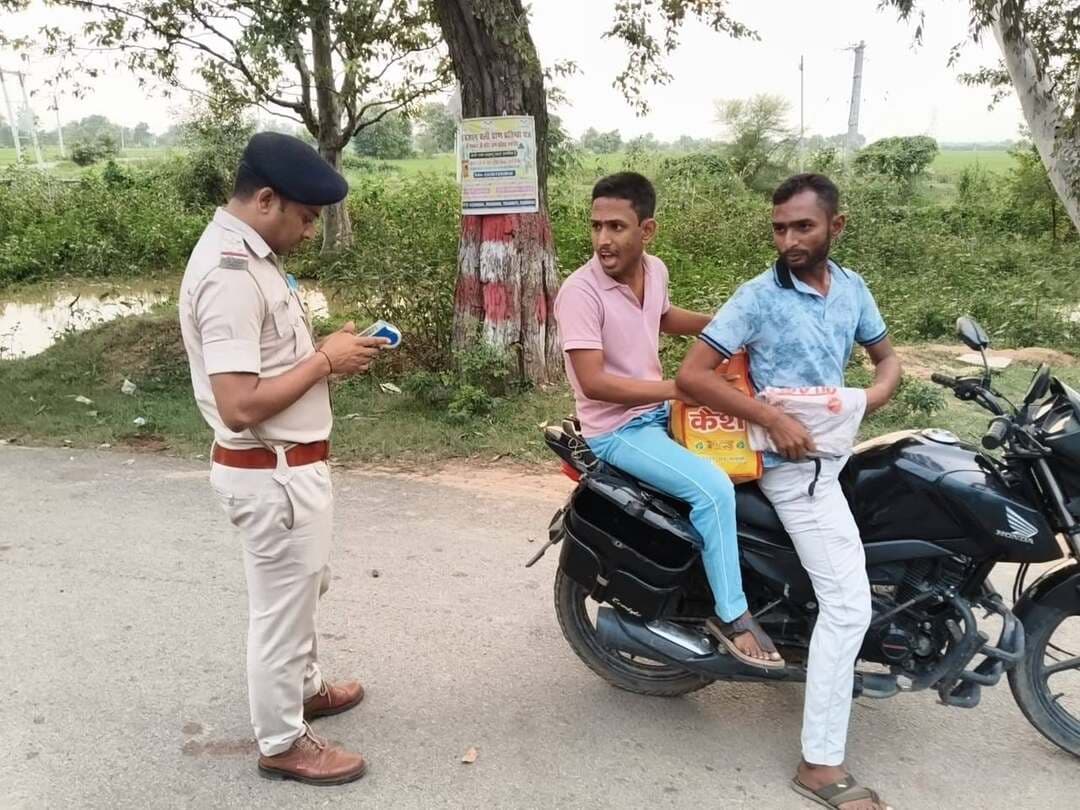 कल्याणी मोड़ पर सूर्यपुरा पुलिस ने चलाया वाहन जांच अभियान
सूर्यपुरा थाना क्षेत्र के कल्याणी मोड़ पर मंगलवार को थानाध्यक्ष चंदन कुमार भगत के नेतृत्व में वाहन जांच अभियान चलाया गया। इस दौरान पुलिस टीम ने करीब 25 वाहनों की जांच की। जांच के क्रम में हेलमेट नहीं पहनने वाले पांच मोटरसाइकिल चालकों पर कुल 5 हजार रुपये का जुर्माना लगाया गया।
पुलिस ने वाहन चालकों को यातायात नियमों का पालन करने और दोपहिया वाहन चलाते समय अनिवार्य रूप से हेलमेट पहनने की अपील की। थानाध्यक्ष चंदन कुमार भगत ने कहा कि सड़क सुरक्षा को लेकर वाहन जांच अभियान आगे भी जारी रहेगा। उन्होंने वाहन चालकों से सुरक्षित यात्रा के लिए यातायात नियमों का पालन करने की अपील की।