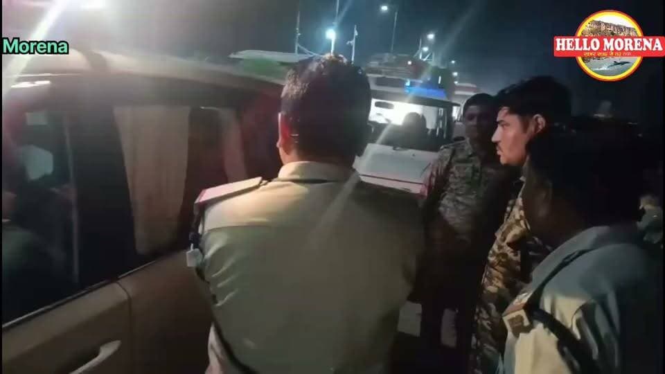फिर रात्रि भ्रमण पर निकले एसपी धर्मराज, नाकों पर लिया सुरक्षा व्यवस्था का जायजा👇
पुलिस अधीक्षक मुरैना धर्मराज ने चंबल नदी से रेत के अवैध उत्खनन, परिवहन एवं भंडारण पर प्रभावी प्रतिबंध लगाने के उद्देश्य से जिले में रात्रि के समय लगाए गए अस्थायी एवं स्थाई नाकों का रात्रिकालीन निरीक्षण किया। उन्होंने वन विभाग चेक पोस्ट देवरी, देवपुरी मंदिर, अल्लावेली चौकी पोस्ट सहित विभिन्न क्षेत्रों में सुरक्षा व्यवस्था का जायजा लिया और तैनात पुलिस बल को निर्देशित किया कि चंबल नदी के घाटों से निकलने वाले संभावित मार्गों पर विशेष नजर रखी जाए और रात्रि के समय होने वाली प्रत्येक संदिग्ध गतिविधि को गंभीरता से लेते हुए आवश्यक कार्रवाई की जाए। रेत का परिवहन करने वाले वाहनों की सघन जांच करते हुए उनके दस्तावेजों एवं परिवहन संबंधी वैध अनुमति का परीक्षण किया जाए। किसी भी प्रकार की अनियमितता पाए जाने पर संबंधित विभागों से समन्वय स्थापित कर नियमानुसार तत्काल वैधानिक कार्रवाई सुनिश्चित की जाए।