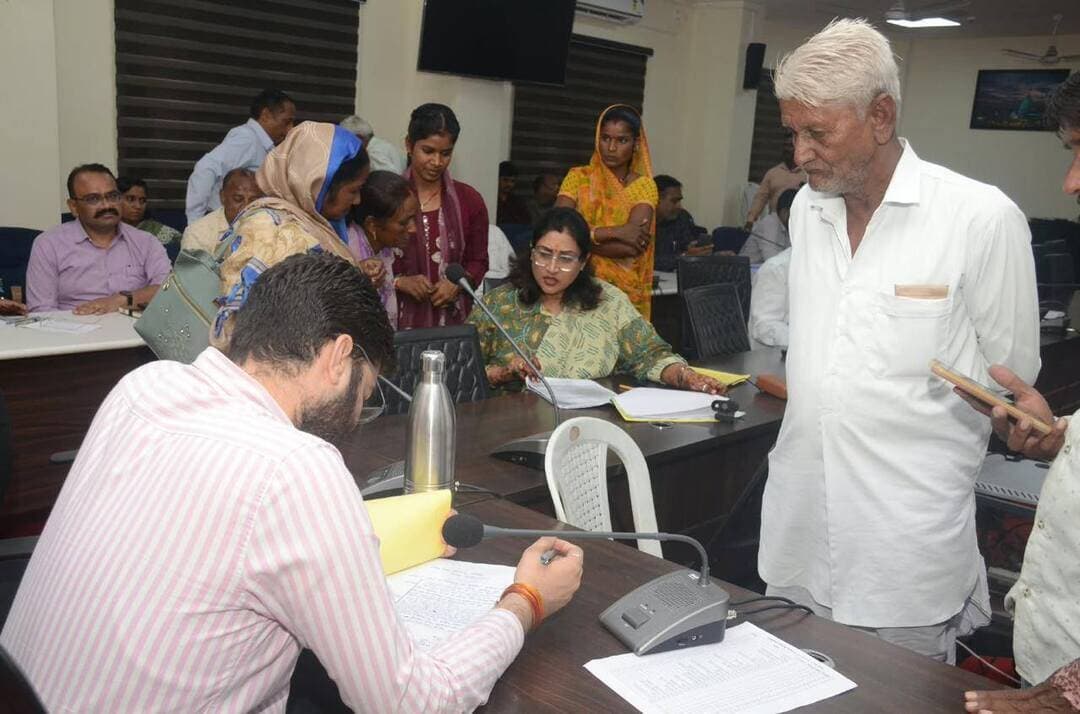 *कलेक्टर श्री सिंह के मार्गदर्शन में सीईओ जिला पंचायत श्री कूमट द्वारा विभिन्न आवेदनों पर जनसुनवाई की गई*
उज्जैन,15 सितंबर। मंगलवार को कलेक्टर श्री रौशन कुमार सिंह के मार्गदर्शन में सीईओ जिला पंचायत श्री श्रेयांस कूमट द्वारा कलेक्टर कार्यालय सभागृह में विभिन्न आवेदनों पर जनसुनवाई की गई।
झारडा निवासी भरतलाल ने आवेदन दिया कि उनके स्वामित्व की कृषि भूमि के खसरे में सुधार करवाया जाना है। इस पर एसडीएम महिदपुर को आवश्यक कार्यवाही करने के निर्देश दिए गए।
महिदपुर निवासी अशोक कुमार पोरवाल एवं अन्य ने आवेदन दिया कि वे महिदपुर में स्थित एक कॉलोनी में रहते है। उक्त कॉलोनी वर्ष 2003 से बसी हुई है तथा वर्तमान में यहां 60 से अधिक मकान और परिवार निवासरत हैं। इसके बावजूद आज दिनांक तक कॉलोनी में मूलभूत सुविधाएं जैसे सड़क, सीवरलाईन,लाईट, पानी की निकासी और घरेलु पानी की सप्लाय पाईपलाईन उपलब्ध नहीं है। इस वजह से स्थानीय लोगों को बहुत परेशानी हो रही है। इस पर ऑफिसर इंचार्ज कॉलोनी सेल गठन को मामले की जांच कर आवश्यक कार्यवाही करने के निर्देश दिए गए।
उज्जैन निवासी राधेश्याम ने आवेदन दिया कि ग्राम केसुनी में उनके द्वारा कृषि भूमि कृय की गई थी। उसमें बंदोबस्त के दौरान त्रुटि होकर खसरे में कम भूमि दर्ज हो गई थी। इसमे सुधार किया जाए। इस पर भू-अभिलेख शाखा के प्रभारी अधिकारी को आवश्यक कार्यवाही कर शीघ्र प्रकरण का निराकरण करने के निर्देश दिए गए।
इसी प्रकार अपर कलेक्टर श्री शाश्वत शर्मा एवं अन्य अधिकारियों द्वारा विभिन्न मामलों में जनसुनवाई की गई।