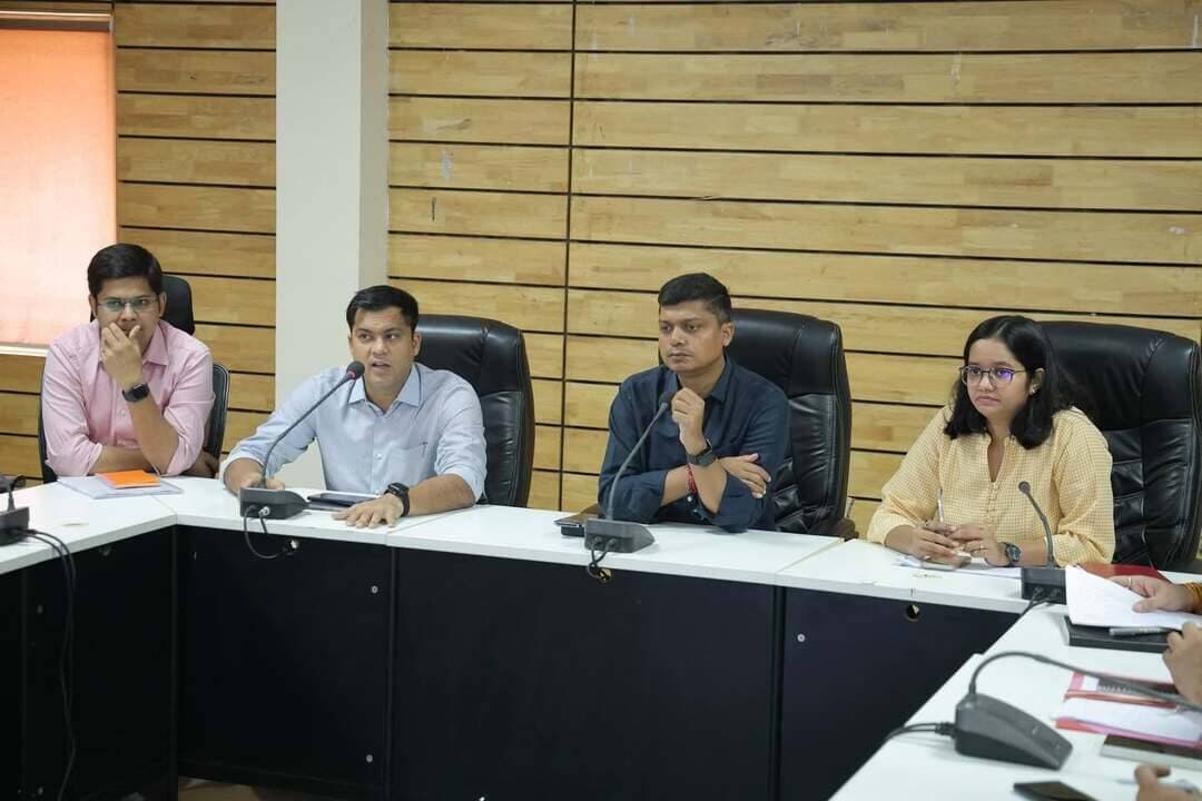सेवा संकल्प अभियान के अंतर्गत 17 सितंबर को उज्जैन में होगा भव्य दीपोत्सव
शिप्रा तट और श्री महाकाल महालोक क्षेत्र में एक साथ प्रज्वलित होंगे 25 लाख से अधिक दीप, राष्ट्रीय स्तर पर विश्व रिकॉर्ड बनाने की तैयारी
कलेक्टर श्री सिंह ने दीपोत्सव की तैयारियों की समीक्षा कर अधिकारियों को दिए समयबद्ध एवं अनुशासित आयोजन के निर्देश
उज्जैन, 15 सितंबर। सेवा संकल्प अभियान के अंतर्गत आगामी 17 सितंबर, गुरुवार को शाम 7 बजे उज्जैन में भव्य दीपोत्सव का आयोजन किया जाएगा। जनभागीदारी से आयोजित होने वाले इस राष्ट्रीय स्तर के आयोजन में शिप्रा नदी के विभिन्न घाटों एवं श्री महाकाल महालोक कॉरिडोर क्षेत्र में एक साथ 25 लाख से अधिक दीप प्रज्वलित किए जाएंगे। लाखों दीपों की रोशनी से शिप्रा तट एवं महाकाल महालोक क्षेत्र आध्यात्मिक, भव्य एवं आकर्षक स्वरूप में जगमगाएगा। इस भव्य आयोजन के माध्यम से उज्जैन में विश्व रिकॉर्ड बनाने की दिशा में महत्वपूर्ण पहल की जा रही है।
आयोजन की तैयारियों को लेकर मंगलवार को कलेक्टर श्री रौशन कुमार सिंह ने सिंहस्थ मेला कार्यालय के सभागार में आयोजन से जुड़े अधिकारियों के साथ बैठक की। उन्होंने आयोजन की व्यवस्थाओं की विस्तार से समीक्षा करते हुए सभी अधिकारियों को आपसी समन्वय, अनुशासन एवं समयबद्धता के साथ कार्य करने के निर्देश दिए। बैठक में नगर निगम आयुक्त श्री अभिलाष मिश्रा, एडीएम श्री अत्येंद्र सिंह राठौर, जिला पंचायत सीईओ श्री श्रेयांस कूमट, अपर कलेक्टर श्री प्रथम कौशिक, उप मेला अधिकारी श्री संदीप सिंह सहित विभिन्न विभागों के अधिकारी उपस्थित रहे। बैठक में स्मार्ट सिटी सीईओ श्रीमती नेहा जैन ने दीपोत्सव के लिए अब तक की गई तैयारियों की जानकारी दी। उन्होंने बताया कि आयोजन की जिम्मेदारी संभालने वाले सभी अधिकारी अपनी टीम के साथ निर्धारित निर्देशों के अनुसार कार्य करेंगे। आयोजन से पूर्व 16 सितंबर को दोपहर 12 बजे दीपोत्सव का ट्रायल आयोजित किया जाएगा। ट्रायल के दौरान दीप प्रज्वलन सहित विभिन्न व्यवस्थाओं का आंकलन किया जाएगा तथा कमियों को दूर किया जाएगा। साथ ही सभी वॉलिंटियर्स को आईडी कार्ड उपलब्ध कराए जाएंगे और यह सुनिश्चित किया जाएगा कि आयोजन के लिए आवश्यक सभी सामग्री निर्धारित स्थानों पर उपलब्ध रहे। उन्होंने बताया कि 17 सितंबर को दोपहर 1 बजे सभी सेक्टर अधिकारी, सब-सेक्टर अधिकारी एवं वॉलिंटियर्स अपनी टीम के साथ निर्धारित घाटों पर पहुंचेंगे। अधिकारियों एवं वॉलिंटियर्स के लिए वाहन पार्किंग की व्यवस्था भी की गई है। पार्किंग स्थलों की जानकारी गूगल लोकेशन के माध्यम से उपलब्ध कराई जाएगी। आयोजन के दौरान बारिश की स्थिति को देखते हुए वाटरप्रुफ शीट की व्यवस्था भी की गई है। सभी अधिकारी एवं वॉलिंटिर्य को आयोजन से संबंधित निर्धारित दिशा-निर्देशों का अनिवार्य रूप से पालन करना होगा।
समय से पहले आयोजन स्थल पर पहुंचें अधिकारी और वॉलिंटियर्स
कलेक्टर श्री रौशन कुमार सिंह ने कहा कि दीपोत्सव से जुड़े सभी अधिकारी एवं सुपरवाइजर निर्धारित समय से पहले आयोजन स्थल पर पहुंचकर अपनी-अपनी टीम से समन्वय स्थापित करें। उन्होंने कहा कि जिस प्रकार चुनाव कार्य में निर्धारित प्रक्रिया एवं निर्देशों का गंभीरता से पालन किया जाता है, उसी प्रकार इस आयोजन में भी प्रत्येक अधिकारी एवं वॉलिंटियर को अपनी जिम्मेदारी पूरी गंभीरता और अनुशासन के साथ निभानी होगी। उन्होंने अधिकारियों को निर्देश दिए कि सभी वॉलिंटियर्स को दीप प्रज्वलन की पूरी प्रक्रिया स्पष्ट रूप से समझाई जाए। किस समय दीप में बाती लगानी है, कब तेल डालना है और निर्धारित समय पर दीप प्रज्वलित कैसे करना है, इसकी जानकारी सभी को पहले से होनी चाहिए। उन्होंने स्पष्ट किया कि आयोजन में किसी भी प्रकार की लापरवाही अथवा अनुशासनहीनता स्वीकार नहीं की जाएगी। सभी अधिकारी एवं वॉलिंटियर्स अपनी जिम्मेदारी को गंभीरता से लें। कलेक्टर श्री सिंह ने कहा कि उज्जैन में आयोजित होने वाला यह राष्ट्रीय स्तर का आयोजन विश्व रिकॉर्ड बनाने की दिशा में महत्वपूर्ण कदम है। इसलिए यदि किसी अधिकारी, सुपरवाइजर अथवा वॉलिंटियर को किसी भी प्रकार का संदेह हो तो वह तत्काल संबंधित अधिकारी से चर्चा कर अपनी शंका का समाधान कर लें। उन्होंने कहा कि आयोजन की सफलता प्रत्येक व्यक्ति की जिम्मेदारी और बेहतर समन्वय पर निर्भर करेगी।
एक साथ प्रज्वलित होंगे 25 लाख से अधिक दीप
कलेक्टर श्री सिंह ने कहा कि 17 सितंबर को शाम 7 बजे शिप्रा मैया के विभिन्न घाटों एवं श्री महाकाल महालोक क्षेत्र में एक साथ 25 लाख से अधिक दीप प्रज्वलित किए जाएंगे। उन्होंने कहा कि उज्जैन विश्व रिकॉर्ड की ओर आगे बढ़ रहा है और इस आयोजन में बड़ी संख्या में वॉलिंटियर्स अपनी सहभागिता निभा रहे हैं। शहर एवं जिले की विभिन्न समाजसेवी संस्थाएं भी आगे आकर अपने वॉलिंटियर्स को आयोजन में सहभागिता के लिए प्रेरित कर रही है। उन्होंनेr कहा कि दीपोत्सव जनभागीदारी और सेवा भावना का उत्कृष्ट उदाहरण बनेगा। आयोजन के लिए आवश्यक सामग्री की व्यवस्था की जा चुकी है तथा चरणबद्ध तरीके से तैयारियों को अंतिम रूप दिया जा रहा है। उन्होंने नागरिकों से भी सेवा संकल्प अभियान के अंतर्गत इस भव्य आयोजन में सहभागिता करने का आह्वान किया।
7 प्रमुख सेक्टर और 250 सब-सेक्टर में बांटा गया आयोजन क्षेत्र
उल्लेखनीय है कि दीपोत्सव के लिए शिप्रा नदी के विभिन्न घाटों एवं श्री महाकाल महालोक क्षेत्र को 7 प्रमुख सेक्टरों एवं 250 सब-सेक्टरों में विभाजित किया गया है। सात प्रमुख सेक्टरों में केदारेश्वर घाट से दत्त अखाड़ा होते हुए गुरु नानक घाट तक, सुनहरी घाट से रामघाट होते हुए नरसिंह घाट ब्रिज तक, नरसिंह घाट ब्रिज से कर्कराज मंदिर तक, माली कैफे से भूखी माता तक, भूखी माता से लालपुल तक, लालपुल से गऊघाट तक तथा कर्कराज मंदिर से लालपुल तक का क्षेत्र शामिल है। आयोजन के लिए लगभग 11 हजार ब्लॉक तैयार किए जा रहे हैं। प्रत्येक ब्लॉक में 225 दीप लगाए जाएंगे। इसी के अनुरूप प्रत्येक सब-सेक्टर में दीप, मोमबत्ती, माचिस, किमची, कपूर, तेल सहित अन्य आवश्यक सामग्री उपलब्ध कराई जाएगी। दीप प्रज्वलन की व्यवस्था के लिए प्रत्येक ब्लॉक पर दो-दो वॉलिंटियर्स की तैनाती की जाएगी। इस प्रकार लगभग 25 हजार वॉलिंटियर्स जनभागीदारी के माध्यम से इस भव्य दीपोत्सव को सफल बनाने में सहयोग करेंगे। जनभागीदारी से आयोजित यह दीपोत्सव उज्जैन की सेवा भावना, सामाजिक सहभागिता और सामूहिक संकल्प का प्रभावी संदेश देगा।