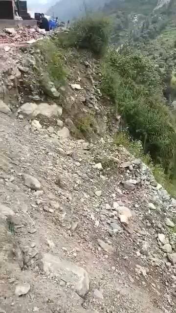 जाओं स्कूल कैंची के पास बुल्डोजर की चपेट में आई पिकअप, 120 क्रेट सेब प्रभावित
पलटने से चायल के बागवानों को नुकसान, गनीमत रही गहरी खाई में नहीं गिरी गाड़ी
रामपुर बुशहर, 15 सितंबर। जाओं स्कूल कैंची के समीप मंगलवार को सेब से लदी एक पिकअप सड़क हादसे का शिकार हो गई। बताया जा रहा है कि सड़क पर कार्य कर रहे पीडब्ल्यूडी निरमंड के बुल्डोजर की चपेट में आने के बाद पिकअप अनियंत्रित होकर पलट गई। हादसे में पिकअप में लदे करीब 120 क्रेट सेब प्रभावित हुए हैं। इससे चायल क्षेत्र के बागवानों को आर्थिक नुकसान उठाना पड़ा है।
प्राप्त जानकारी के अनुसार पिकअप सेब की खेप लेकर जा रही थी। जाओं स्कूल कैंची के पास सड़क पर निर्माण एवं मरम्मत कार्य चल रहा था। इसी दौरान सड़क पर कार्य कर रहे बुल्डोजर की चपेट में आने से पिकअप अनियंत्रित हो गई और पलटते हुए सड़क के निचले हिस्से में जाकर टिक गई। गनीमत रही कि वाहन पूरी तरह गहरी खाई में नहीं गिरा, अन्यथा हादसा और गंभीर हो सकता था।
हादसे के बाद पिकअप में लदे करीब 120 क्रेट सेब प्रभावित हुए। बताया जा रहा है कि सेब की पूरी खेप को अब एचपीएमसी भेजने की नौबत आ गई है। इससे चायल क्षेत्र के बागवानों को आर्थिक नुकसान होने की आशंका है। सेब सीजन के बीच हुई इस घटना ने बागवानों की चिंता बढ़ा दी है, क्योंकि तैयार फसल को बाजार तक सुरक्षित पहुंचाना उनके लिए पहले ही चुनौती बना हुआ है।
स्थानीय लोगों ने कहा कि सड़क पर निर्माण या मरम्मत कार्य के दौरान भारी मशीनरी के संचालन और वाहनों की आवाजाही के बीच पर्याप्त सुरक्षा व्यवस्था होना बेहद जरूरी है। लोगों ने संबंधित विभाग से मांग की है कि सड़क कार्य के दौरान मशीनरी और यातायात को लेकर उचित सावधानियां बरती जाएं, ताकि भविष्य में इस तरह के हादसों को रोका जा सके।
हादसे में किसी के हताहत होने की सूचना नहीं है। घटना के कारणों और हुए नुकसान का आकलन संबंधित विभाग तथा वाहन मालिक की ओर से किया जा रहा है।