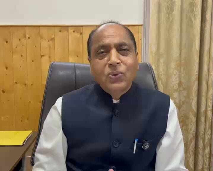 *किशाऊ डैम के एमओयू के लिए प्रधानमंत्री, गृह मंत्री और सभी संबंधित राज्यों की भाजपा सरकारों का आभार : जयराम ठाकुर*
*जब तक संबंधित राज्यों में कांग्रेस और अन्य सरकारें रहीं, तब तक प्रोजेक्ट में लगता रहा अड़ंगा, केंद्र और राज्यों में भाजपा सरकार आने के बाद ही बनी आम सहमति*
*अपनी पीठ थपथपाने के बजाय प्रधानमंत्री, गृह मंत्री और संबंधित राज्यों की भाजपा सरकारों का आभार जताएं सुक्खू*
शिमला : शिमला से जारी बयान में पूर्व मुख्यमंत्री एवं नेता प्रतिपक्ष जयराम ठाकुर ने किशाऊ बांध परियोजना को लेकर समझौता ज्ञापन पर सभी संबंधित राज्यों द्वारा हस्ताक्षर किए जाने पर प्रधानमंत्री नरेंद्र मोदी और केंद्रीय गृह मंत्री अमित शाह समेत सभी संबंधित राज्यों की भाजपा सरकारों का आभार जताया है। उन्होंने कहा कि इस महत्वाकांक्षी परियोजना को धरातल पर उतारने में प्रधानमंत्री नरेंद्र मोदी, केंद्रीय गृह मंत्री अमित शाह एवं अन्य भाजपा शासित राज्यों के मुख्यमंत्रियों द्वारा किए गए प्रयासों की महत्वपूर्ण भूमिका है। पूर्व की भाजपा सरकार के समय जब केंद्र सरकार ने इस परियोजना को आगे बढ़ाने की दिशा में पहल की तो दिल्ली में आम आदमी पार्टी की सरकार और राजस्थान में कांग्रेस की सरकार द्वारा अड़ंगे लगाए गए। दोनों सरकारें हमेशा ही अपना हिस्सा देने में किसी न किसी प्रकार पीछे हट जाती थीं, जिसके कारण यह परियोजना परवान नहीं चढ़ पा रही थी। जैसे ही दिल्ली और राजस्थान में सत्ता परिवर्तन हुआ और वहां भाजपा की सरकारें आईं, तो हिमाचल के हितों को संरक्षित करते हुए इस प्रोजेक्ट के पूरा होने का मार्ग प्रशस्त हुआ।
नेता प्रतिपक्ष ने कहा कि प्रधानमंत्री नरेंद्र मोदी एवं केंद्रीय गृह मंत्री अमित शाह जी के प्रयासों से अन्य राज्यों ने हिमाचल प्रदेश के हितों को ध्यान में रखते हुए इस प्रोजेक्ट के क्रियान्वयन पर आगे बढ़ने की सहमति दी। अब दिल्ली द्वारा 75% खर्च वहन करने एवं राजस्थान द्वारा 25% खर्च वहन करने पर सहमति जताई गई है, जिसके बाद इस समझौता ज्ञापन पर हस्ताक्षर हुए हैं। जब तक दिल्ली में इंडी ब्लॉक की आम आदमी पार्टी की सरकार और राजस्थान में कांग्रेस की सरकार थी, तब तक वे पानी के बदले अपनी हिस्सेदारी पर सहमत नहीं हो रहे थे। इस कारण इस परियोजना के बनने में देरी भी हुई। आज इस परियोजना की लागत 15000 करोड़ के आसपास आ रही है, वहीं पांच साल पहले इसकी लागत लगभग 11.5 हजार करोड़ थी।
जयराम ठाकुर ने कहा कि यदि दिल्ली और राजस्थान में भी उस समय भाजपा की सरकार रही होती तो यह प्रोजेक्ट अब तक काफी आगे बढ़ गया होता। लेकिन विभिन्न राजनीतिक संकीर्णताओं के चलते गैर-भाजपा शासित सरकारों ने इस परियोजना को परवान नहीं चढ़ने दिया। जब केंद्र में भारतीय जनता पार्टी की सरकार के साथ ही उत्तर प्रदेश, उत्तराखंड, दिल्ली और राजस्थान में भाजपा की सरकार आई, तब प्रधानमंत्री नरेंद्र मोदी और गृह मंत्री अमित शाह के आग्रह पर सभी राज्यों ने हिमाचल प्रदेश के हितों को ध्यान में रखते हुए हिमाचल प्रदेश के आग्रह को सहर्ष स्वीकार किया।
जयराम ठाकुर ने कहा कि मुख्यमंत्री की झूठ बोलने की आदत है, इसलिए वह पूर्व सरकार पर आरोप लगा रहे हैं। पूर्व की भाजपा सरकार ने भी हिमाचल के हितों का बखूबी ध्यान रखा, इसी कारण यह समझौता नहीं हुआ। यह समझौता मुख्यमंत्री सुखविंदर सिंह सुक्खू के बस में होता तो 4 साल का समय नहीं लगता। जब परिस्थितियां अनुकूल हुईं और किशाऊ डैम का पानी लेने वाले राज्य दिल्ली और राजस्थान में भारतीय जनता पार्टी की सरकार बनी, तभी यह संभव हो पाया।
जयराम ठाकुर ने कहा कि मुख्यमंत्री अपनी पीठ थपथपाने की बजाय प्रधानमंत्री, केंद्रीय गृह मंत्री समेत भारतीय जनता पार्टी की सरकार वाले संबंधित राज्यों के मुख्यमंत्रियों का आभार जताएं, क्योंकि उनकी सहमति और सकारात्मक सोच के बिना यह कार्य संभव नहीं हो पाता।