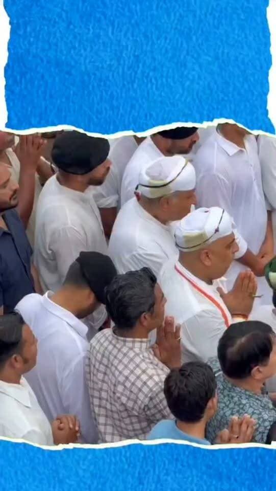 मेवाड़ राजपरिवार की बहू विजयराज कुमारी का निधन, महासतिया में बारिश के बीच अंतिम संस्कार
उदयपुर के पूर्व राजपरिवार से दुखद खबर है। महाराणा प्रताप के वंशज अरविंद सिंह मेवाड़ की पत्नी विजयराज कुमारी का 83 साल की उम्र में निधन हो गया। लंबे समय से बीमार चल रहीं विजयराज कुमारी का सोमवार देर रात निधन हुआ। मंगलवार को शंभू पैलेस से उनकी करीब साढ़े चार किलोमीटर लंबी अंतिम यात्रा निकली, जिसमें हजारों लोग शामिल हुए। रास्तेभर लोग अंतिम दर्शन के लिए उमड़े और फूलों की बरसात की। 425 साल पुरानी छतरियों के बीच महासतिया में बारिश के बीच अंतिम संस्कार की रस्में निभाई गईं। बेटे लक्ष्यराज सिंह मेवाड़ ने मुखाग्नि दी, इस दौरान वे भावुक हो गए। विजयराज कुमारी शिक्षा और सामाजिक कार्यों से भी जुड़ी रही थीं।
#VijayRajKumari #LakshyarajSinghMewar #MewarRoyalFamily #Udaipur #Mewar