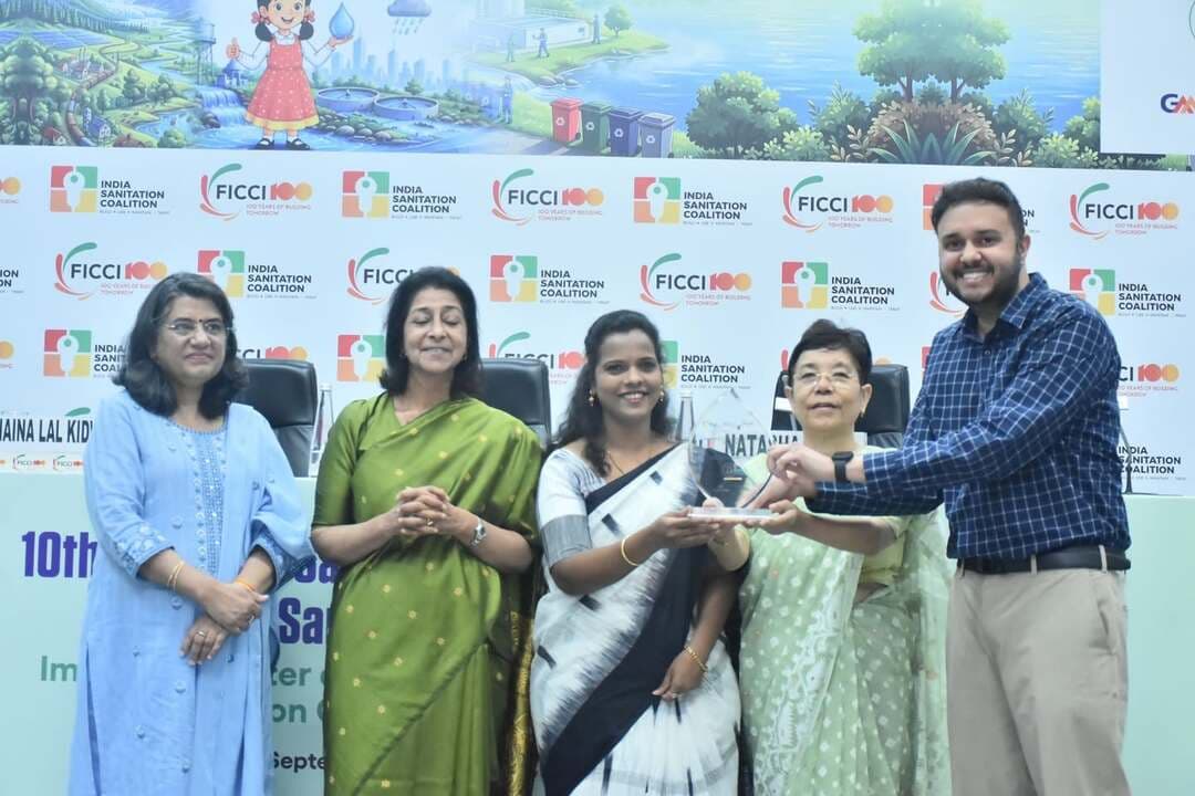 ग्रामीण स्वच्छता में छिंदवाड़ा की गूंज राष्ट्रीय स्तर पर
जिला पंचायत सीईओ श्री कुमार को मिला प्रतिष्ठित ISC-FICCI WASH Champion पुरस्कार
=============================================================
छिंदवाड़ा जिले ने ग्रामीण स्वच्छता एवं पेयजल प्रबंधन के क्षेत्र में एक और महत्वपूर्ण उपलब्धि हासिल की है। नई दिल्ली में आयोजित 10वें ISC-FICCI सैनिटेशन अवार्ड्स-2026 में जिला पंचायत छिंदवाड़ा के मुख्य कार्यपालन अधिकारी (सीईओ) श्री अग्रिम कुमार (आईएएस) को ग्रामीण स्वच्छता, नवाचार एवं प्रभावी नेतृत्व के लिए प्रतिष्ठित “Category 6B – WASH Champion (Special Jury Recognition)” पुरस्कार से सम्मानित किया गया है। यह सम्मान छिंदवाड़ा जिले द्वारा स्वच्छता एवं जल प्रबंधन के क्षेत्र में किए गए नवाचारों और उत्कृष्ट कार्यों की राष्ट्रीय स्तर पर मिली बड़ी पहचान है।
विशेष बात यह है कि WASH Champion श्रेणी के लिए सीईओ जिला पंचायत श्री अग्रिम कुमार द्वारा कोई व्यक्तिगत आवेदन प्रस्तुत नहीं किया गया था। पुरस्कार चयन प्रक्रिया के दौरान मुख्य जूरी के अध्यक्ष प्रो. आर.ए. माशेलकर एवं कार्यकारी जूरी ने विभिन्न नामांकनों का मूल्यांकन करते हुए छिंदवाड़ा में किए गए अभिनव कार्यों और उनके प्रभावी नेतृत्व को देखते हुए सर्वसम्मति से उन्हें विशेष जूरी सम्मान प्रदान करने का निर्णय लिया।
‘वॉश ऑन व्हील्स प्लस’ को भी मिला राष्ट्रीय सम्मान - इसी समारोह में स्वच्छ भारत मिशन (ग्रामीण), मध्यप्रदेश को भी छिंदवाड़ा जिले से प्रारंभ हुई अभिनव पहल ‘वॉश ऑन व्हील्स प्लस’ के लिए श्रेणी-7 के अंतर्गत प्रतिष्ठित पुरस्कार से सम्मानित किया गया। यह उपलब्धि दर्शाती है कि जिले में विकसित मॉडल अब राज्य और देश के लिए एक अनुकरणीय उदाहरण बन चुका है।
नवाचार बना ग्रामीण स्वच्छता का नया मॉडल - कलेक्टर श्री हरेंद्र नारायन एवं जिला पंचायत सीईओ श्री अग्रिम कुमार के नेतृत्व में जिला पंचायत छिंदवाड़ा ने स्वच्छ भारत मिशन (ग्रामीण) 2.0 एवं जल जीवन मिशन के अभिसरण से ‘वॉश ऑन व्हील्स’ और ‘वॉश ऑन व्हील्स प्लस’ जैसी अभिनव पहल शुरू की। यह एक डिजिटल सर्विस सिस्टम एवं एंटरप्राइज आधारित मॉडल है, जिसके माध्यम से प्रशिक्षित ‘स्वच्छता साथी’ आधुनिक प्रेशर वाशर मशीनों तथा सुरक्षा उपकरणों के साथ ग्रामीण क्षेत्रों में शौचालयों की सफाई एवं पेयजल अवसंरचनाओं के रखरखाव का कार्य कर रहे हैं।
इस पहल के अंतर्गत घरेलू एवं संस्थागत शौचालयों की नियमित सफाई के साथ-साथ स्कूलों के ओवरहेड टैंकों की सफाई, पाइपलाइन मरम्मत तथा पेयजल व्यवस्थाओं के रखरखाव जैसी सेवाएं भी प्रदान की जा रही हैं। इससे ग्रामीण क्षेत्रों में स्वच्छता और सुरक्षित पेयजल व्यवस्था को मजबूती मिली है।
76 हजार से अधिक शौचालयों की सफाई, स्वच्छता साथियों को मिला रोजगार - ‘वॉश ऑन व्हील्स प्लस’ मॉडल के माध्यम से अब तक 76 हजार से अधिक घरेलू एवं संस्थागत शौचालयों की सफाई तथा 1,300 से अधिक स्कूलों के ओवरहेड टैंकों की सफाई की जा चुकी है। इस पहल से न केवल स्वच्छता सेवाओं का विस्तार हुआ है, बल्कि स्वच्छता साथियों के लिए लगभग 1.20 करोड़ रुपये का राजस्व भी सृजित हुआ है, जिससे ग्रामीण युवाओं एवं सफाई मित्रों को सम्मानजनक आजीविका के अवसर प्राप्त हुए हैं।
यह राष्ट्रीय सम्मान छिंदवाड़ा जिले के नवाचार, जनभागीदारी और सुशासन आधारित कार्यप्रणाली की बड़ी उपलब्धि है, जो ग्रामीण स्वच्छता एवं जल प्रबंधन के क्षेत्र में जिले की पहचान को राष्ट्रीय स्तर पर और अधिक मजबूत करेगा।