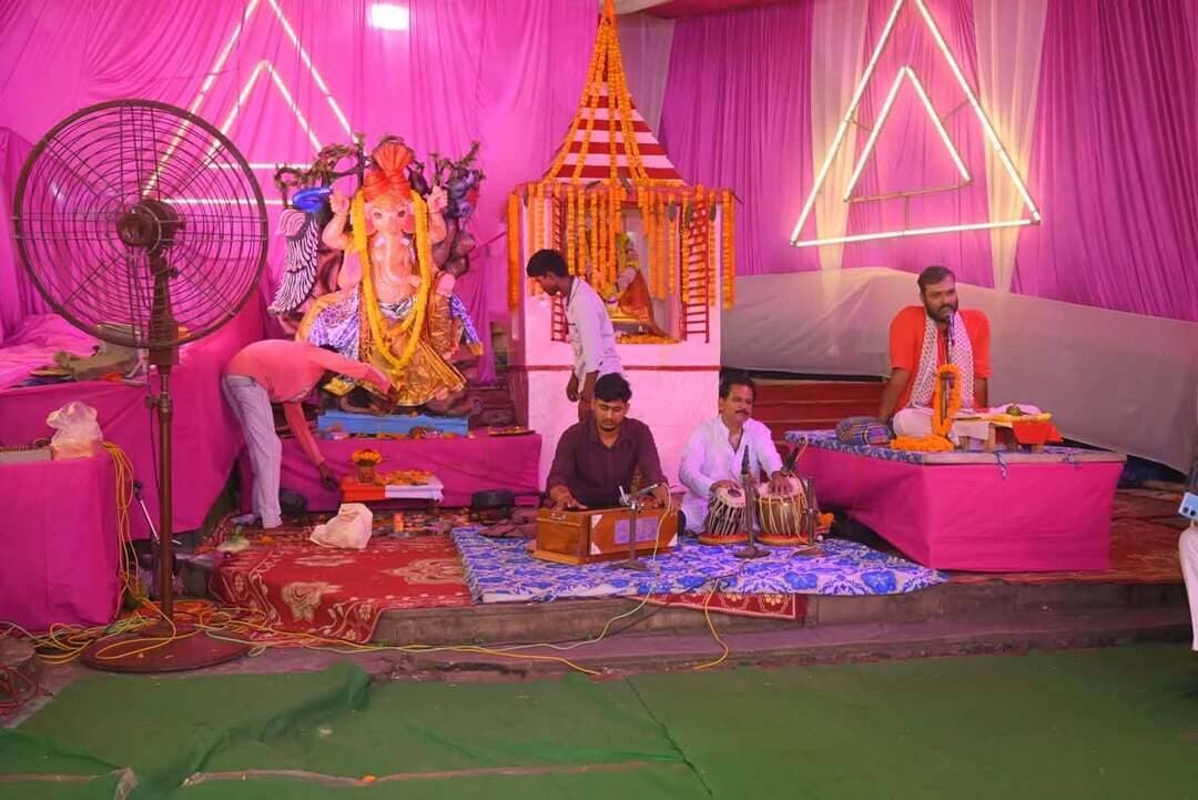 एसी मार्केट बैंक मोड में श्री श्री सार्वजनिक गणेश पूजा समिति के द्वारा गणेश उत्सव का दूसरा दिन भव्य रूप से पूजन कर संध्या आरती की गई।
आरती के बाद आचार्य काली चरण पांडेय जी ने गणेश महिमा जी की कथा भक्तों को सुनाई सभी ने संगीतमय कथा का आनंद उठाया।
समिति के अध्यक्ष अकाश रवानी ने बताया कि हर साल की भांति इस साल भी गणेश उत्सव विनायक भवन में मनाया जा रहा है कल दिनांक 16/09/2026 को सुबह 11 बजे से भव्य भंडारा का आयोजन किया जाएगा और संध्या 05 बजे गणपति बप्पा का धूम धाम से विसर्जन शोभा यात्रा निकाला जाएगा जिसमें हजारों लोगों की आने की संभावना है।
समिति के सचिव रामप्रवेश गुप्ता ने कहा कि यहां पर सालों से गणेश पूजन किया जा रहा है अब अगले साल ओर भव्य तरीके से मनाया जाएगा।
समिति के संरक्षक एवं वार्ड पार्षद सेंकी कुमार ने की कल के भव्य भंडारा में सभी भक्तों का स्वागत है।
मौके पर मुख्य रूप से नंदू चंद्रवंशी, अजय कुमार, आलोक चटर्जी, मुख्तार खां, बीरेन्द्र यादव, एवं सैकड़ो भक्त उपस्थि थे।