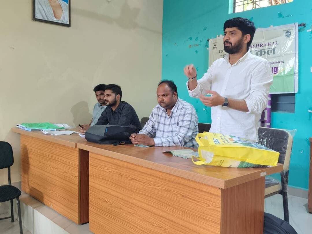 ग्राम पंचायत वर्धा में किसान संगोष्ठी आयोजित: जैविक खेती, सोयाबीन फसल सुरक्षा एवं नरवाई प्रबंधन पर किसानों को मिला तकनीकी मार्गदर्शन
..
कृषकों को उन्नत, सुरक्षित एवं पर्यावरण अनुकूल कृषि तकनीकों से जोड़ने के उद्देश्य से ग्राम पंचायत वर्धा में किसान संगोष्ठी का आयोजन किया गया। संगोष्ठी में कृषि विभाग एवं ITC सुनहरा कल मिशन के प्रतिनिधियों द्वारा किसानों को जैविक खेती, सोयाबीन फसल में कीट एवं रोग प्रबंधन, नरवाई प्रबंधन तथा विभिन्न कृषक हितैषी शासकीय योजनाओं की जानकारी देते हुए तकनीकी मार्गदर्शन प्रदान किया गया।
जैविक खेती के लाभों की दी जानकारी -
संगोष्ठी में कृषि विस्तार अधिकारी श्री राघवेंद्र अहिरवार ने किसानों को जैविक खेती के महत्व एवं इसके दीर्घकालीन लाभों के संबंध में विस्तार से जानकारी दी। उन्होंने बताया कि जैविक एवं प्राकृतिक संसाधनों के संतुलित उपयोग से मिट्टी की उर्वरता एवं जैविक गतिविधियों को बनाए रखने में मदद मिलती है। साथ ही, उपलब्ध स्थानीय संसाधनों एवं फसल अवशेषों के बेहतर उपयोग से कृषि लागत को कम करने की दिशा में भी प्रयास किया जा सकता है। कृषकों को खेत में जैविक पदार्थ की मात्रा बढ़ाने, फसल अवशेषों का उचित उपयोग करने तथा मिट्टी के स्वास्थ्य को बनाए रखने के विभिन्न उपायों से अवगत कराया गया।
सोयाबीन में कीट एवं रोग प्रबंधन पर तकनीकी मार्गदर्शन -
श्री अहिरवार ने सोयाबीन फसल में पाए जाने वाले प्रमुख कीट एवं रोगों की पहचान तथा उनके नियंत्रण के उपायों की जानकारी दी। उन्होंने किसानों से फसल का नियमित निरीक्षण करने तथा प्रारंभिक अवस्था में कीट एवं रोग के लक्षणों की पहचान कर उचित प्रबंधन उपाय अपनाने की अपील की। उन्होंने अनावश्यक एवं अत्यधिक रासायनिक दवाओं के प्रयोग से बचते हुए आवश्यकता के अनुरूप समन्वित कीट एवं रोग प्रबंधन पद्धति अपनाने पर जोर दिया, ताकि फसल की सुरक्षा के साथ-साथ उत्पादन लागत एवं पर्यावरण पर प्रतिकूल प्रभाव को भी कम किया जा सके।
ITC सुनहरा कल मिशन ने बताईं कृषक हितैषी योजनाएं -
कार्यक्रम में ITC सुनहरा कल मिशन से श्री मनोज शर्मा एवं श्री शिवराज किरार ने किसानों को कृषि एवं कृषक कल्याण से संबंधित विभिन्न शासकीय योजनाओं की जानकारी दी। उन्होंने किसानों को पात्रतानुसार योजनाओं का लाभ लेने के लिए प्रेरित करते हुए आधुनिक, टिकाऊ एवं पर्यावरण अनुकूल कृषि पद्धतियों को अपनाने की आवश्यकता बताई। इस दौरान जैविक खेती, फसल अवशेष प्रबंधन, प्राकृतिक संसाधनों के संरक्षण तथा कृषि में उपलब्ध संसाधनों के बेहतर उपयोग को लेकर भी किसानों से चर्चा की गई।
नरवाई नहीं जलाने और फसल अवशेषों के उचित प्रबंधन की समझाइश
संगोष्ठी में किसानों को नरवाई प्रबंधन के प्रति जागरूक करते हुए फसल अवशेषों को खेत में जलाने के बजाय उनका उचित प्रबंधन करने की समझाइश दी गई। बताया गया कि फसल अवशेषों का उचित तरीके से प्रबंधन कर उन्हें खेत में जैविक पदार्थ के रूप में उपयोग किया जा सकता है। इससे मिट्टी की गुणवत्ता बनाए रखने के साथ पर्यावरण संरक्षण में भी मदद मिलती है।
कृषकों को निःशुल्क बायो-डीकंपोजर का वितरण -
नरवाई एवं फसल अवशेषों के बेहतर प्रबंधन को प्रोत्साहित करने के उद्देश्य से किसान संगोष्ठी के दौरान कृषकों को निःशुल्क बायो-डीकंपोजर का वितरण किया गया। किसानों को बायो-डीकंपोजर के उपयोग की विधि तथा फसल अवशेषों को खेत में अपघटित करने में इसकी उपयोगिता के बारे में जानकारी दी गई। संगोष्ठी के दौरान किसानों ने खेती से संबंधित विभिन्न समस्याएं एवं जिज्ञासाएं भी विशेषज्ञों के समक्ष रखीं। उपस्थित कृषि विभाग के अधिकारियों एवं ITC सुनहरा कल मिशन के प्रतिनिधियों द्वारा किसानों की समस्याओं का समाधान करते हुए आवश्यक तकनीकी मार्गदर्शन दिया गया। किसान संगोष्ठी का उद्देश्य कृषकों को जैविक एवं टिकाऊ खेती, सुरक्षित फसल उत्पादन, सोयाबीन में कीट एवं रोग प्रबंधन, नरवाई के उचित प्रबंधन तथा शासन की कृषक हितैषी योजनाओं से जोड़ते हुए कृषि को अधिक लाभकारी एवं पर्यावरण अनुकूल बनाने के लिए प्रेरित करना रहा। #Vidisha
