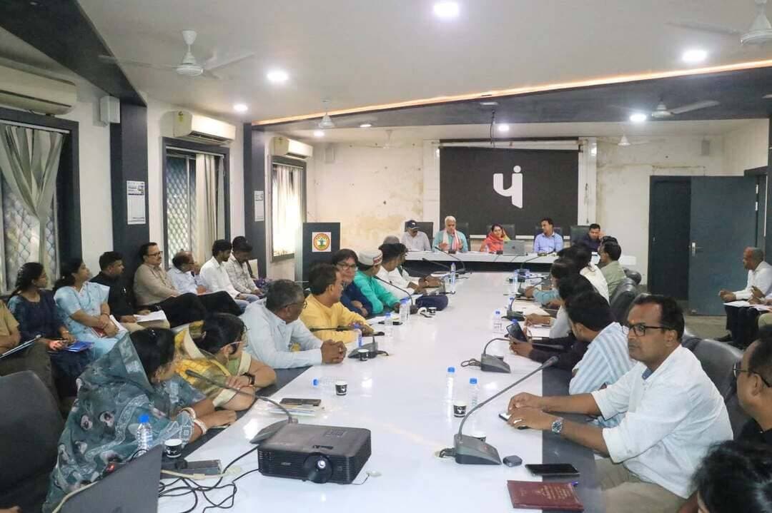 सेवा संकल्प अभियान के तहत एक माह तक होंगी विविध गतिविधियां, जिला पंचायत में हुई बैठक
..
प्रधानमंत्री श्री नरेन्द्र मोदी के सार्वजनिक जीवन एवं जनसेवा के 25 वर्ष पूर्ण होने के उपलक्ष्य में 17 सितंबर से 17 अक्टूबर 2026 तक जिले में सेवा संकल्प अभियान आयोजित किया जाएगा। अभियान के तहत सेवा, जनभागीदारी, सुशासन, जनकल्याण, नवाचार एवं विकसित भारत के संकल्प से जुड़ी विविध गतिविधियां होंगी।
अभियान का शुभारंभ 17 सितंबर को शाम 7 बजे ‘आशीर्वाद का दिया’ कार्यक्रम से होगा। इसके साथ ही ‘मेरे सपनों का भारत-चित्र सेवा’, ‘नमो सेवा’, ‘आंगन मिलन सेवा’, ‘सेवा की कहानी’, ‘सेवा ज्योति कलश यात्रा’, ‘सेवा मेरा योगदान’, ‘सेवा सेतु अभियान’ सहित विभिन्न कार्यक्रम आयोजित किए जाएंगे।
अभियान के दौरान युवाओं, विद्यार्थियों, महिलाओं, स्वयं सहायता समूहों, सामाजिक संस्थाओं एवं आम नागरिकों की अधिक से अधिक सहभागिता सुनिश्चित की जाएगी। ‘सेवा फर्स्ट-इनोवेशन चैलेंज’, ‘25 साल-25 कहानियां’ तथा ‘विकसित भारत संकल्प यात्रा’ जैसी गतिविधियों के माध्यम से सेवा भावना, नवाचार और विकसित भारत के संकल्प को जनभागीदारी से आगे बढ़ाया जाएगा।
प्रशासन और जनप्रतिनिधियों पार्टी के पदाधिकारियों को उक्त आयोजन के संदर्भ में सौंपे गए दायित्वों की बिंदू वार समीक्षा बैठक आज जिला पंचायत अध्यक्ष श्रीमती गीता कैलाश रघुवंशी की अध्यक्षता में कलेक्टर श्री अंशुल गुप्ता की उपस्थिति में आयोजित की गई थी। जिला पंचायत अध्यक्ष श्रीमती गीता रघुवंशी ने कहा कि विदिशा जिले में सेवा संकल्प अभियान का प्रभावी क्रियान्वयन किया जाएगा, जिसके लिए प्रशासन द्वारा सभी आवश्यक तैयारियां पूर्ण कर ली गई हैं। उन्होंने जनप्रतिनिधियों एवं अधिकारियों-कर्मचारियों से पूरी मेहनत, लगन और समर्पण के साथ कार्य करने का आह्वान किया। उन्होंने कहा कि सभी के समन्वित प्रयासों से अभियान को सफल बनाते हुए विदिशा जिले को प्रदेश में नई पहचान और ख्याति दिलाई जा सकती है।
कलेक्टर श्री अंशुल गुप्ता ने कहा कि विदिशा जिले में सेवा संकल्प अभियान 17 सितंबर से 17 अक्टूबर तक संचालित किया जाएगा। अभियान के सफल क्रियान्वयन के लिए प्रशासन द्वारा आवश्यक व्यवस्थाएं सुनिश्चित करते हुए तैयारियां पूर्ण की गई हैं। उन्होंने जनप्रतिनिधियों तथा प्रशासनिक अधिकारियों-कर्मचारियों से आपसी समन्वय और सहयोग के साथ कार्य करने का आह्वान किया। साथ ही, किसी भी समस्या अथवा उसके समाधान के संबंध में तत्काल अवगत कराने की बात उनके द्वारा कही गई।
कुल 13 गतिविधियां होंगी आयोजित -
सेवा संकल्प अभियान अंतर्गत जो 13 गतिविधियां आयोजित होंगी उनमें आर्शीवाद का दीया जलाना (लाभार्थी परिवारों के घर पर तथा चयनित सार्वजनिक जगहों पर दीप प्रज्जवलन), सेवा चित्र (राष्ट्रव्यापी ड्राईंग और भाषण प्रतियोगिता)। सेवा स्मरण (संगीतमय नाट्य प्रस्तुति)। आंगन का मिलन (आंगनवाडी कार्यकर्ताओं का सम्मान एवं बच्चों तथा माताओं की सक्रिय भागीदारी)। कहानी बदलाव की (सरकार की योजनाओं से जीवन में आए सकारात्मक बदलाव की सक्सेस स्टोरी) सेवा ज्योति यात्रा (गांव जिला और राज्य स्तर की जनभागीदारी यात्रा, विकसित भारत के निर्माण के संकल्प के साथ)। वड़नगर (गुजरात) से वाराणसी यात्रा (07 राज्यों से गुजरने वाली जल, जन और सेवा संकल्प यात्रा)। सेवा मेरा योगदान (25 प्रमुख सेवा गतिविधियों में नागरिकों की भागीदारी)। सेवा सेतु अभियान सरकार आपके द्वार (शिविर आयोजित कर आम नागरिकों को एक ही स्थान पर जन कल्याणकारी योजनाओं की जानकारी और योजनाओं का लाभ उपलब्ध कराना)। सेवा के रंग (घर-घर से राष्ट्र तक आभार और संकल्प की रंगोली का निर्माण)। हैकाथान और इनोवेशन चैलेंज (विद्यार्थियों, युवाओं, स्टार्टअप प्रोफेशनल्स, कॉर्पोरेट इनोवेटर और जमीनी स्तर पर नए समाधान विकसित करने वाले लोगों को जोड़ने के लिए)। जन सेवक महाकुंभ (पंचायत से पार्लियामेंट तक देशभर से सरपंच एवं जनप्रतिनिधियों का राष्ट्रीय सम्मेलन)25 साल 25 कहानियां (नेशनल अनबॉक्सिंग) गणमान्य व्यक्तियों को क्यूरेटेड किट का वितरण शामिल हैं। #Vidiaha