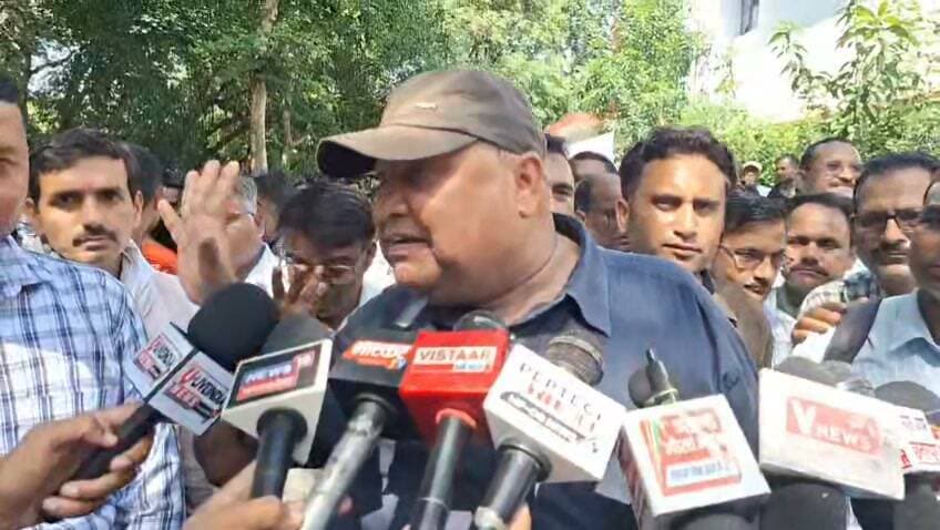 छतरपुर रैली निकालकर कलेक्टर कार्यालय पहुंची पटवारी दिया धरना कलेक्टर कार्यालय में जमकर की नारेबाजी,स्वामित्व अधिकार अभिलेख निष्पादन एवं पंजीयन 2026 योजना के निष्पादन एवं पंजीयन संबंधी समस्त कार्यों से पटवारी संपर्क को पूर्ण तरह पृथक रखे जाने की मांग को लेकर किया प्रदर्शन