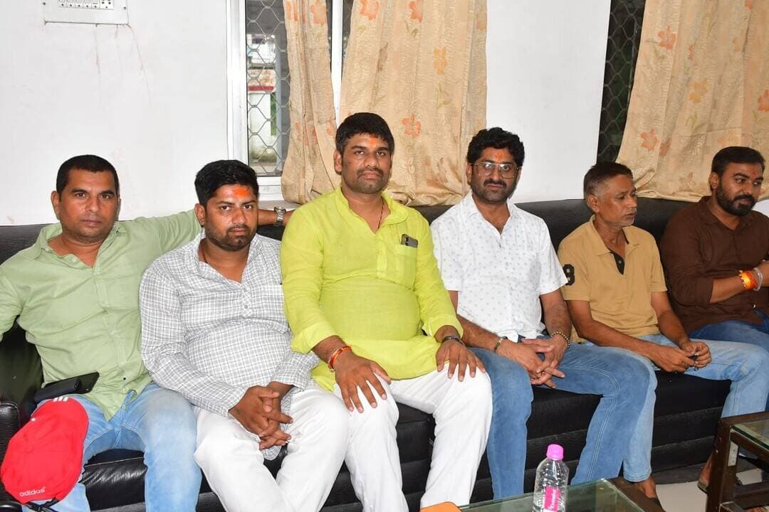 सतना। 17 सितंबर को परशुराम कल्याण बोर्ड एवं समस्त ब्राह्मण समाज तथा सामाजिक संगठनों के संयुक्त तत्वावधान में विशाल शंखनाद वाहन रैली का आयोजन किया जा रहा है
आज सर्किट हाउस में आयोजित पत्रकार वार्ता के दौरान परशुराम कल्याण बोर्ड के महाकौशल प्रांत प्रभारी पंडित रविकांत तिवारी जी ने रैली की जानकारी देते हुए बताया कि इस विशाल वाहन रैली में जिले के समस्त नागरिकों एवं समाजजनों से अधिक से अधिक संख्या में शामिल होने की अपील की गई है।
उन्होंने बताया कि रैली 17 सितंबर को दोपहर 12 बजे होटल रिवर व्यू, बाईपास से प्रारंभ होगी। रैली बाईपास से होते हुए स्टेशन रोड के रास्ते धवारी स्थित भगवान परशुराम मंदिर पहुंचेगी, जहां रैली का समापन किया जाएगा।
रैली का मुख्य उद्देश्य समाज को जागरूक करना तथा परशुराम कल्याण बोर्ड द्वारा संचालित विभिन्न योजनाओं एवं समाजहित में किए जा रहे कार्यों की जानकारी आमजन तक पहुंचाना है। साथ ही समाज को संगठित एवं जागरूक करने का संदेश भी रैली के माध्यम से दिया जाएगा।
रैली को सफल बनाने के लिए समाज के विभिन्न पदाधिकारियों एवं कार्यकर्ताओं द्वारा व्यापक तैयारियां की जा रही हैं तथा जिलेवासियों से अधिक से अधिक संख्या में शामिल होकर रैली को सफल बनाने की अपील की गई है।
इस अवसर पर मुख्य रूप से जयप्रकाश शर्मा गुड्डा, अवनीश शर्मा, विपिन द्विवेदी, धीरू मिश्रा, सागर शुक्ला, नितिन द्विवेदी, नारायण तिवारी, विपिन त्रिपाठी मनोज दुबे देवेंद्र तिवारी शिव सागर मिश्रा, हिमांशु तिवारी, सचिन पाण्डेय, आनंद पाण्डेय एवं अनुज त्रिपाठी सहित अन्य समाजजन उपस्थित रहे।