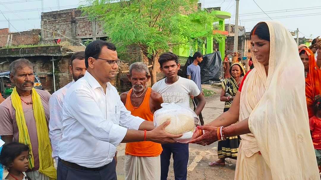 बाढ़ पीड़ितों का सहारा बने डॉ. राकेश कुमार रंजन,
गुरेरा गांव में बांटा राशन।
शेखपुरा जिले के घाट कोसुंभा प्रखंड क्षेत्र में पिछले कई दिनों से बाढ़ का पानी रहने के कारण ग्रामीणों को काफी परेशानियों का सामना करना पड़ रहा है। इसी बीच गुरेरा गांव में समाजसेवी डॉ. राकेश कुमार रंजन बाढ़ पीड़ित परिवारों के बीच पहुंचे और राशन सामग्री का वितरण किया।
राशन वितरण के दौरान बड़ी संख्या में ग्रामीण महिलाएं और पुरुष मौजूद रहे। बाढ़ की वजह से प्रभावित परिवारों के बीच राहत सामग्री मिलने से लोगों ने राहत की सांस ली। ग्रामीणों ने डॉ. राकेश कुमार रंजन के इस प्रयास की सराहना की। इस मौके पर डॉ. राकेश कुमार रंजन ने कहा कि वे लगातार कई वर्षों से समाजसेवा के कार्यों से जुड़े हुए हैं। ठंड के मौसम में जरूरतमंद लोगों के बीच कंबल वितरण, पेड़-पौधों का वितरण तथा गरीब और असहाय लोगों की मुफ्त आंखों का इलाज कराने जैसे कार्य करते रहे हैं।
उन्होंने कहा कि इस बार घाट कोसुंभा प्रखंड क्षेत्र में बाढ़ की स्थिति को देखते हुए बाढ़ पीड़ित परिवारों के बीच राशन वितरण करने का अवसर मिला है। बाढ़ प्रभावित लोगों की परेशानी को देखते हुए वे लगातार उनके बीच राशन एवं अन्य जरूरी राहत सामग्री का वितरण करते रहेंगे। डॉ. राकेश कुमार रंजन ने कहा कि संकट की इस घड़ी में जरूरतमंद परिवारों के साथ खड़ा होना ही सच्ची समाजसेवा है। ग्रामीणों ने बताया कि कई वर्षों से लगातार बाढ़ की पानी आ रहा है लेकिन बिहार सरकार की बाढ़ की सुविधा नहीं मिल रही है। ग्रामीणों ने कहा कि हरोहर नदी के पूर्व दिशा में लोगों को सुविधा मिल रही है तो वहीं नदी के पश्चिम दशा के घाट कोसुंभा प्रखंड क्षेत्र को बाढ़ की सुविधा नहीं मिल रही है।
#बाढ़ #पीड़ित #सहारा
#गुरेरा #बांटा #राशन