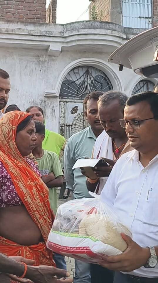 बाढ़ पीड़ितों को राहत सामग्री वितरण।
देखिए