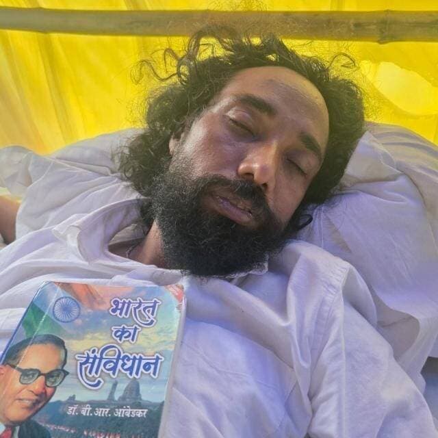 हाईकोर्ट में सरकार ने फिर नहीं दाखिल किया एफिडेविट, दो दिन का समय और मिला; देवेन्द्र नाथ महतो ने उठाए सवाल
रांची। JPSC-JSSC में कथित अनियमितताओं और पारदर्शी भर्ती व्यवस्था की मांग को लेकर आंदोलन कर रहे छात्र नेता देवेन्द्र नाथ महतो ने हाईकोर्ट में हुई सुनवाई के बाद सरकार के रवैये पर सवाल उठाया है। उन्होंने आरोप लगाया कि सरकार की ओर से अपेक्षित शपथ-पत्र (एफिडेविट) आज भी दाखिल नहीं किया गया और सरकार ने दोबारा समय की मांग की। हाईकोर्ट ने सरकार को अब दो दिन का अतिरिक्त समय दिया है।
देवेन्द्र नाथ महतो ने कहा कि जब सरकार लगातार सीआईडी जांच की बात कर रही है और जांच में अनियमितताओं के तथ्य सामने आने का दावा किया जा रहा है, तो फिर जांच की वास्तविक स्थिति, प्रगति और सरकार का स्पष्ट पक्ष न्यायालय के समक्ष रखने में देरी क्यों हो रही है।
सरकार टालमटोल की नीति छोड़े : देवेन्द्र नाथ
महतो ने कहा कि सरकार को अब टालमटोल की नीति छोड़कर हाईकोर्ट के समक्ष स्पष्ट, तथ्यात्मक और जवाबदेह स्थिति रखनी चाहिए। छात्रों को केवल सीआईडी जांच के नाम पर आश्वासन नहीं, बल्कि न्यायालय के समक्ष सरकार का स्पष्ट निर्णय और कार्रवाई चाहिए।
उन्होंने सरकार के रवैये पर सवाल उठाते हुए कहा कि कहीं सरकार एक तरफ सीआईडी जांच की बात और दूसरी तरफ निर्णायक कार्रवाई से बचने की कोशिश तो नहीं कर रही है। उन्होंने इसे लेकर सरकार की भूमिका पर गंभीर सवाल खड़े किए।
24 जिलों की यात्रा से आंदोलन को मिला विस्तार
देवेन्द्र नाथ महतो ने कहा कि सरकार यह भ्रम न पाले कि छात्रों का जोश कमजोर पड़ गया है। उनके अनुसार जयपाल सिंह मुंडा आंदोलन, विधानसभा घेराव, सत्याग्रह और अनशन के दौरान छात्रों में जो ऊर्जा दिखाई दी थी, वह आज भी बरकरार है।
उन्होंने कहा कि 24 जिला भर्ती व्यवस्था सुधार यात्रा ने आंदोलन को झारखंड के विभिन्न हिस्सों तक पहुंचाया है। यात्रा के दौरान छात्रों, अभिभावकों और आम लोगों से मिले समर्थन का हवाला देते हुए उन्होंने कहा कि पारदर्शी, निष्पक्ष और भ्रष्टाचारमुक्त भर्ती व्यवस्था अब युवाओं की बड़ी मांग बन चुकी है।
सरकार से तीन प्रमुख मांगें
देवेन्द्र नाथ महतो ने सरकार से मांग की कि हाईकोर्ट द्वारा दिए गए समय के भीतर एफिडेविट दाखिल किया जाए। साथ ही—
सीआईडी जांच की वास्तविक स्थिति और निष्कर्ष न्यायालय के समक्ष रखे जाएं।
विवादित भर्ती प्रक्रियाओं पर विधिसम्मत और ठोस कार्रवाई की जाए।
सरकार अपना स्पष्ट निर्णय न्यायालय के सामने रखे।
तबीयत बिगड़ने के बावजूद आंदोलन जारी रखने की बात
देवेन्द्र नाथ महतो ने बताया कि लगातार आंदोलन, अनशन और 24 जिलों की भर्ती व्यवस्था सुधार यात्रा के बाद उनकी तबीयत बिगड़ गई है। फिलहाल वह सदर अस्पताल में भर्ती हैं और तीसरे दिन भी उनका इलाज जारी है।
उनके अनुसार चिकित्सकों ने उन्हें नियमित उपचार, पर्याप्त आराम और संतुलित खान-पान की सलाह दी है। उन्होंने कहा कि स्वास्थ्य संबंधी परेशानियों के बावजूद छात्रों और युवाओं के अधिकार की लड़ाई के प्रति उनका संकल्प कमजोर नहीं हुआ है।
“छात्रों के धैर्य की परीक्षा न ले सरकार”
देवेन्द्र नाथ महतो ने सरकार को चेतावनी देते हुए कहा कि छात्रों के धैर्य की परीक्षा नहीं ली जानी चाहिए। उन्होंने कहा कि छात्रों को आश्वासन नहीं, बल्कि न्याय और स्पष्ट कार्रवाई चाहिए।
उन्होंने कहा कि यदि सरकार ने जल्द अपना स्पष्ट पक्ष नहीं रखा और छात्रों के हित में ठोस कदम नहीं उठाए, तो आंदोलन को और व्यापक किया जाएगा। उन्होंने आवश्यकता पड़ने पर लोकतांत्रिक तरीके से चक्का जाम जैसे आंदोलनात्मक कदम उठाने की बात भी कही।
नोट: यह खबर देवेन्द्र नाथ महतो की ओर से जारी प्रेस विज्ञप्ति में किए गए दावों और बयानों पर आधारित है। हाईकोर्ट की कार्यवाही और सरकार के पक्ष की स्वतंत्र पुष्टि उपलब्ध होने पर उसे अलग से जोड़ा जा सकता है।
#JPSC #JSSC #JPSCJSSC #JPSCJSSCNews #JharkhandNews #JharkhandStudents #JharkhandYouth #RecruitmentScam #RecruitmentNews #HighCourt #JharkhandHighCourt #DevendraNathMahato #DevendraNathMahatoNews #भर्तीव्यवस्था #भर्तीव्यवस्थासुधारयात्रा #छात्रआंदोलन #झारखंड #झारखंडन्यूज #युवाओंकीआवाज #न्यायचाहिए #CIDInvestigation #JharkhandJobs #JSSCNews #JPSCNews #LoktantraBharat #TrendingNews #ViralNews #BreakingNews #LatestNews