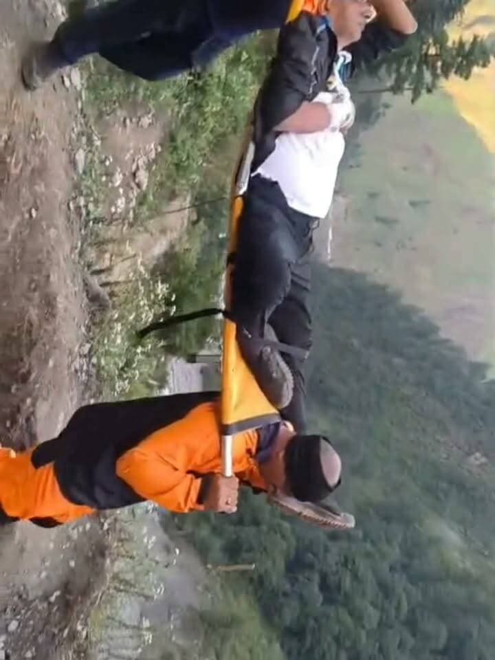 मुश्किल घड़ी में SDRF बनी श्रद्धालुओं की मददगार!
मणिमहेश यात्रा 2026 के दौरान तबीयत खराब होने की सूचना मिलते ही SDRF जवानों ने मौके पर पहुंचकर श्रद्धालुओं को तत्काल सहायता दी और सुरक्षित स्थान तक पहुंचाया। कठिन पहाड़ी परिस्थितियों में SDRF की तत्परता, सजगता और सेवाभाव को नमन।
श्रद्धालुओं की सुरक्षा में SDRF का सराहनीय योगदान।
#ManimaheshYatra2026 #SDRF #श्रद्धालुसेवा #त्वरितकार्रवाई #सुरक्षितयात्रा #Bharmour #Manimahesh #Chamba #HimachalPradesh #EkNazarHimachalNews #जयभोलेनाथ #हरहरमहादेव