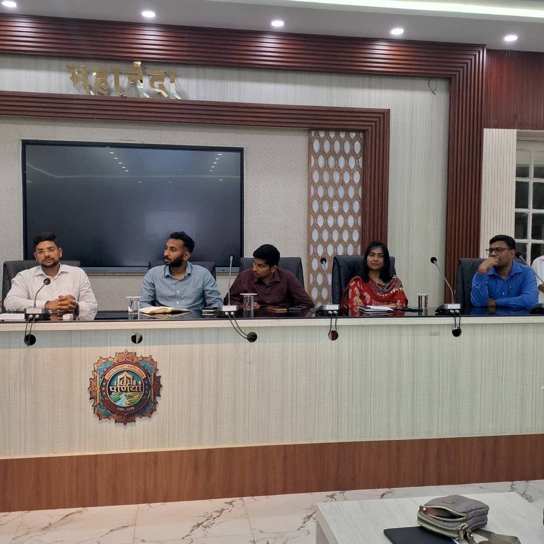 समाहरणालय पूर्णिया,
जनसंपर्क कार्यालय,
प्रेस विज्ञप्ति: 1382,
दिनांक:15 सितंबर 2026,
==================
जिलाधिकारी की अध्यक्षता में 'सेवा संकल्प अभियान' की तैयारियों को लेकर समीक्षा बैठक संपन्न:-
समाहरणालय स्थित महानंदा सभागार में जिलाधिकारी श्री अंशुल कुमार (भा.प्र.से.) की अध्यक्षता में आगामी 'सेवा संकल्प अभियान' के सफल संचालन हेतु एक उच्चस्तरीय समीक्षा बैठक आयोजित की गई।
यह अभियान जिले में 17 सितंबर से 17 अक्टूबर 2026 तक संचालित किया जाएगा।
बैठक के दौरान जिलाधिकारी महोदय द्वारा सभी संबंधित विभागीय अधिकारियों को अभियान को सुचारू एवं प्रभावकारी बनाने के लिए तिथिवार कार्य योजना (Date-wise Action Plan) तैयार करने का निर्देश दिया।
अभियान की मुख्य गतिविधियाँ एवं कार्यक्रम:--
आशीर्वाद का दीया:---दिनांक 17 सितंबर 2026 को संध्या में दीप प्रज्वलन का कार्यक्रम निर्धारित है।
सामूहिक दीप प्रज्वलन:-- पूर्णिया के प्रमुख और प्रतीकात्मक सार्वजनिक स्थलों पर सामूहिक रूप से दीप जलाए जाएँगे।
इसके अतिरिक्त अनुमंडल एवं प्रखंड मुख्यालयों के महत्वपूर्ण स्थानों, पंचायत सरकार भवनों, स्वास्थ्य केंद्रों, विद्यालयों, सामुदायिक भवनों और प्रमुख टोला क्षेत्रों में भी दीप प्रज्वलन होगा।
सेवा चित्र एवं भाषण प्रतियोगिता: जिले के सभी सरकारी और निजी विद्यालयों में अभियान अवधि के दौरान बच्चों के लिए चित्रकला और भाषण प्रतियोगिताएँ आयोजित की जाएँगी।
सेवा स्मरण (नुक्कड़ नाटक): पिछले 25 वर्षों के सेवाकाल, प्रमुख जनकल्याणकारी योजनाओं और जिले में आए सकारात्मक बदलावों को जन-जन तक पहुँचाने के लिए नुक्कड़ नाटकों का मंचन किया जाएगा।
यह कार्यक्रम सरल, भावनात्मक और संगीतमय प्रस्तुति के रूप में सभी स्कूलों में प्रदर्शित होगा।
बैठक में उपस्थिति:
इस समीक्षा बैठक में सहायक समाहर्ता कुमुद मिश्रा, नगर आयुक्त (नगर निगम पूर्णिया), अपर समाहर्ता (विधि व्यवस्था), अनुमंडल पदाधिकारी (सदर), निदेशक (DRDA), जिला शिक्षा पदाधिकारी, जिला कल्याण पदाधिकारी, जिला जनसंपर्क पदाधिकारी, सहायक निदेशक (सामाजिक सुरक्षा) महाप्रबंधक उद्योग केंद्र पूर्णिया, जिला प्रोग्राम पदाधिकारी आईसीडीएस, डीपीएम (स्वास्थ्य), जीविका डीपीएम सहित अन्य जिला स्तरीय अधिकारी प्रत्यक्ष रूप से मौजूद थे। वहीं, अनुमंडल एवं प्रखंड स्तरीय अधिकारी वीडियो कॉन्फ्रेंसिंग के माध्यम से बैठक में शामिल हुए।
Information & Public Relations Department, Government of Bihar