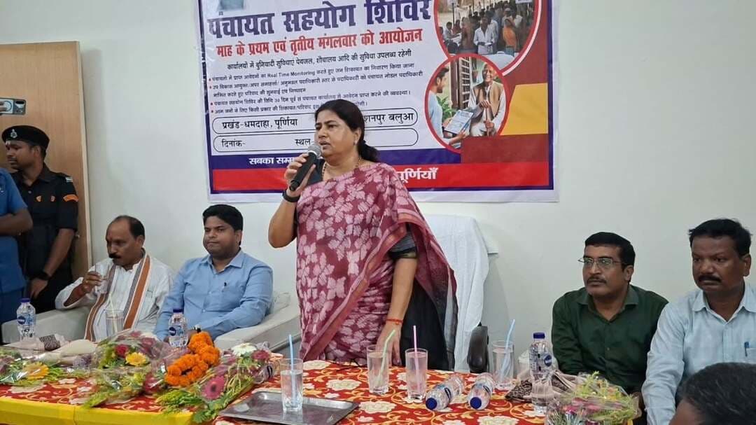 समाहरणालय पूर्णिया,
जनसंपर्क कार्यालय,
प्रेस विज्ञप्ति:-1381,
दिनांक 15/9/2026,
==================
माननीय मंत्री श्रीमती लेशी सिंह ने मध्य विद्यालय महेंद्र नगर दियारा में दीप प्रज्वलित कर किया कार्यक्रम का शुभारंभ:-
पी. एम. पोषण योजना के तहत वृक्षारोपण एवं तिथि भोजन कार्यक्रम का हुआ भव्य आयोजन:-
मंगलवार को मध्य विद्यालय महेंद्र नगर दियारा में 'पी. एम. पोषण योजना' के अंतर्गत वृक्षारोपण सह 'तिथि भोजन' कार्यक्रम का गरिमामय आयोजन किया गया।
कार्यक्रम का विधिवत शुभारंभ मुख्य अतिथि, माननीय मंत्री (भवन निर्माण विभाग) श्रीमती लेशी सिंह द्वारा दीप प्रज्वलित कर किया गया।
इस अवसर पर उपस्थित जनसमूह को संबोधित करते हुए माननीय मंत्री महोदया ने विद्यालय परिवार और प्रशासनिक अधिकारियों की इस पहल की सराहना की।
कार्यक्रम में जिला शिक्षा पदाधिकारी, अनुमंडल पदाधिकारी एवं प्रखंड शिक्षा पदाधिकारी सहित विद्यालय के शिक्षक-शिक्षिकाओं और छात्र-छात्राओं ने उत्साहपूर्वक बढ़-चढ़कर भाग लिया।
आयोजन के दौरान जिला शिक्षा पदाधिकारी ने पी. एम. पोषण योजना के दूरगामी महत्व और बच्चों के शारीरिक एवं मानसिक विकास में इसके योगदान को रेखांकित किया।
कार्यक्रम में मौजूद स्थानीय लोगों, शिक्षा प्रेमियों और समाजसेवियों ने इस आयोजन की मुक्त कंठ से प्रशंसा की तथा विद्यालय के निरंतर शैक्षणिक प्रगति की कामना की।
कार्यक्रम के समापन सत्र में माननीय मंत्री महोदया द्वारा विभिन्न गतिविधियों और शिक्षा के क्षेत्र में उत्कृष्ट प्रदर्शन करने वाले छात्र-छात्राओं को प्रशस्ति पत्र एवं पुरस्कार देकर सम्मानित भी किया गया।
Information & Public Relations Department, Government of Bihar
