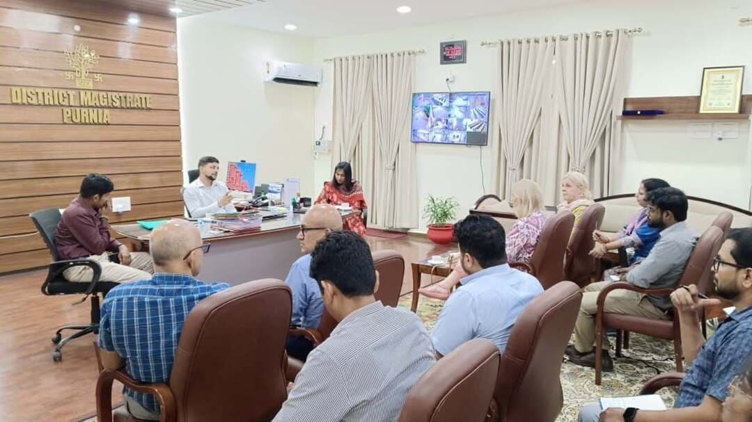 समाहरणालय पूर्णिया,
जनसंपर्क कार्यालय,
प्रेस विज्ञप्ति:-1380,
दिनांक 15/9/2026,
==================
जिला प्रशासन और यूनिसेफ इंडिया के बीच उच्चस्तरीय समीक्षा बैठक का आयोजन जिला पदाधिकारी कार्यालय वेश्म में आहूत की गई।
जिला पदाधिकारी श्री अंशुल कुमार, (भा.प्र.से.) की अध्यक्षता में मंगलवार को जिला प्रशासन एवं यूनिसेफ इंडिया के वरिष्ठ प्रतिनिधियों के बीच एक महत्वपूर्ण बैठक का आयोजन किया गया।
इस बैठक का मुख्य उद्देश्य जिले में स्वास्थ्य, पोषण, शिक्षा और बाल विकास से जुड़ी योजनाओं की समीक्षा करना तथा विभागों के बीच आपसी समन्वय को और बेहतर बनाना रहा।
बैठक में यूनिसेफ इंडिया और बिहार की ओर से सुश्री मोनिका ओलेड्ज़का नीलसन (चीफ फील्ड ऑफिस, यूनिसेफ बिहार), श्रीमती क्रिस्टीना (SPSP Chief, UNICEF India), डॉ. अंतर्यामी (Nutrition Specialist), डॉ. शिवानी (Nutrition Officer) एवं श्री अभय कुमार (Social Policy Specialist) ने भाग लिया।
वहीं जिला प्रशासन की ओर से जिला योजना पदाधिकारी, जिला शिक्षा पदाधिकारी, जिला कार्यक्रम पदाधिकारी (ICDS) तथा निदेशक (DRDA) सहित अन्य संबंधित विभागों के पदाधिकारी उपस्थित थे।
बैठक के प्रमुख बिंदु एवं निर्देश:---
कार्यों की सराहना:- जिला पदाधिकारी ने जिले में स्वास्थ्य के क्षेत्र में यूनिसेफ की तकनीकी टीम और सलाहकारों द्वारा दिए जा रहे निरंतर सहयोग एवं प्रयासों की सराहना की गई। जिलाधिकारी महोदय द्वारा कहा गया कि यूनिसेफ के सहयोग से जिले के स्वास्थ्य सूचकांकों में सकारात्मक सुधार देखा जा रहा है।
विभागों में बेहतर अभिसरण (Convergence): बैठक में स्वास्थ्य, शिक्षा और ICDS (बाल विकास) विभाग के बीच तकनीकी एवं कार्यस्तरीय समन्वय को और मजबूत करने पर विशेष जोर दिया गया।
सेवाओं की गुणवत्ता और पहुंच:- जिलाधिकारी द्वारा निर्देश दिया गया कि सभी संबंधित विभाग आपसी तालमेल के साथ कार्य करें ताकि दूरस्थ क्षेत्रों के बच्चों और समुदायों तक सरकारी योजनाओं और सेवाओं की पहुंच को अधिक प्रभावी एवं गुणवत्तापूर्ण बनाया जा सके।
जिला पदाधिकारी द्वारा आश्वस्त किया गया कि जिला प्रशासन, यूनिसेफ के साथ मिलकर बच्चों के सर्वांगीण विकास और पोषण स्तर में सुधार के लिए हर संभव कदम उठाता रहेगा।
मौके पर सहायक समाहर्ता कुमुद मिश्रा (भा०प्र०से०) तथा संबंधित अधिकारिगण मौजूद थे।
Information & Public Relations Department, Government of Bihar