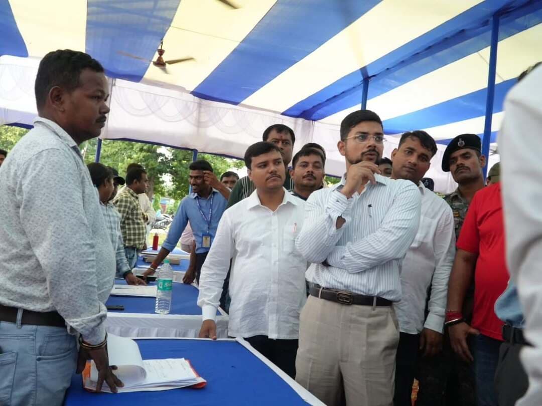 समाहरणालय, पूर्णिया
जिला जनसंपर्क कार्यालय
प्रेस विज्ञप्ति:-1377,
दिनांक:-15 सितम्बर 2026,
==================
जिला पदाधिकारी द्वारा विभिन्न नगर सहयोग शिविर का किया गया निरीक्षण:-
जिला प्रशासन, पूर्णिया द्वारा निर्धारित कार्यक्रम के तहत सितंबर माह के तृतीय मंगलवार को जिला अंतर्गत कुल 24 पंचायतों एवं 11 नगरीय क्षेत्रों में “सहयोग शिविर” का आयोजन किया गया।
इसी क्रम में जिला पदाधिकारी श्री अंशुल कुमार (भा.प्र.से.)
द्वारा नगर निगम, पूर्णिया अंतर्गत जिला स्कूल परिसर में वार्ड संख्या 20, 21, 22, 23 एवं 25 के लिए आयोजित नगर सहयोग शिविर का निरीक्षण किया गया।
निरीक्षण के दौरान जिला पदाधिकारी महोदय द्वारा शिविर में विभिन्न विभागों द्वारा लगाए गए स्टॉलों का निरीक्षण किया गया तथा संबंधित पदाधिकारियों से उपलब्ध कराई जा रही सेवाओं एवं प्राप्त आवेदनों की जानकारी लिया गया ।
संबंधित अधिकारियों को प्राप्त आवेदनों का नियमानुसार निर्धारित समय सीमा के अंदर निष्पादन सुनिश्चित करने का निर्देश दिया।
निरीक्षण के दौरान नगर आयुक्त नगर निगम पूर्णिया, निदेशक डीआरडीए एवं संबंधित अधिकारिगण मौजूद थे।
Information & Public Relations Department, Government of Bihar