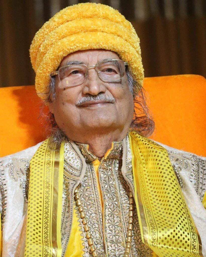 समर्थगुरु जन्मदिन उत्सव सप्ताह बहुत बहुत धूमधाम से मनाया जाएगा ।
समर्थगुरु धारा हिमाचल के शिक्षा कोऑर्डिनेटर आचार्य डॉ. सुरेश मिश्रा ने बताया कि समर्थगुरु धाम, मुरथल के संस्थापक समर्थगुरु सिद्धार्थ औलिया जी के सान्निध्य में दिव्यता और आनंद से भरा समर्थगुरु जन्मदिन उत्सव सप्ताह मनाया जाएगा।
मुख्य कार्यक्रम इस प्रकार रहेंगे :-
संसद (21-23 सितंबर,2026),
विशेष ध्यान योग (21-23 सितम्बर,2026),
विशेष कायाकल्पम (21-23 सितंबर),
विशेष सुरति योग (24-26 सितम्बर),
विशेष राइट माइंडफुलनेस (24-26 सितंबर),
विशेष ज्ञान योग (24-26 सितम्बर) और अजपा सिद्ध योग (24-26 सितंबर)।
ट्विटर के माध्यम से आदरणीय समर्थगुरू सिद्धार्थ औलिया जी ने विशेष बताया कि सद्गुरु से जुड़कर आत्मा को जानो। आत्मरमण करो। आत्मा की याद में रहो।
आत्मस्मरण में जियो। ध्यान से आत्मा को जानो और
धीरे-धीरे तादात्म्य बनाओ कि मैं आत्मा हूँ।
भारतीय योग एवं प्रबंधन संस्थान, मुरथल, हरियाणा देश का अग्रणी संस्थान है, जिसके द्वारा मिशन आत्मक्रान्ति के अंतर्गत विभिन्न संस्थानों में मेंटल हेल्थ मैनेजमेंट कार्यक्रम उच्च विद्यालय, महाविद्यालय, कोचिंग संस्थानों, इंजीनियरिंग संस्थानों, मेडिकल संस्थानों और विश्वविद्यालयों में चलाए
जा रहे हैं।
आप सभी सुधीजन निश्चित चाहेंगे कि हमारे छात्र और युवा निराशा की जगह उमंग, शिकायत भाव की जगह अहोभाव और नकारात्मक सोच की जगह सकारात्मक भाव में जिएँ। इसलिए आप सभी से निवेदन है कि जीवन रूपान्तरण के उपर्युक्त कार्यक्रमों को अपने संस्थान में आयोजित करने के लिए भारतीय योग एवं प्रबंधन संस्थान, मुरथल, हरियाणा से संपर्क करें।
सभी साधक अपने परिवार और मित्रों सहित अपनी बुकिंग इन मोबाइल नंबर और वेबसाइट पर अपनी सुविधानुसार करवा सकते है।
📞9671400193/96
https://samarthgurudhara.org
https://iiym.org
Email: admin@iiym.org