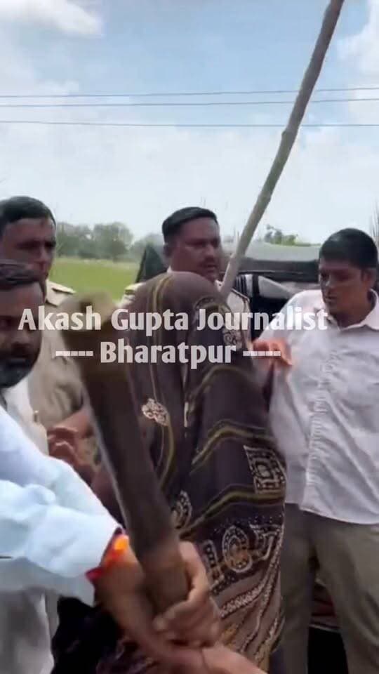 #ब्रेकिंग_न्यूज..
भरतपुर। कुम्हेर थाना क्षेत्र के अजान गांव में जलभराव समस्या को लेकर ग्रामीणों का विरोध प्रदर्शन। ग्रामीणों ने गोवर्धन सौंख रोड को जाम किया। सूचना पर पहुंची पुलिस और ग्रामीणों के बीच तू तू मैं मैं हुई। पुलिस ने 1 व्यक्ति को हिरासत में लिया। विस्तृत विवरण की प्रतिक्षा।