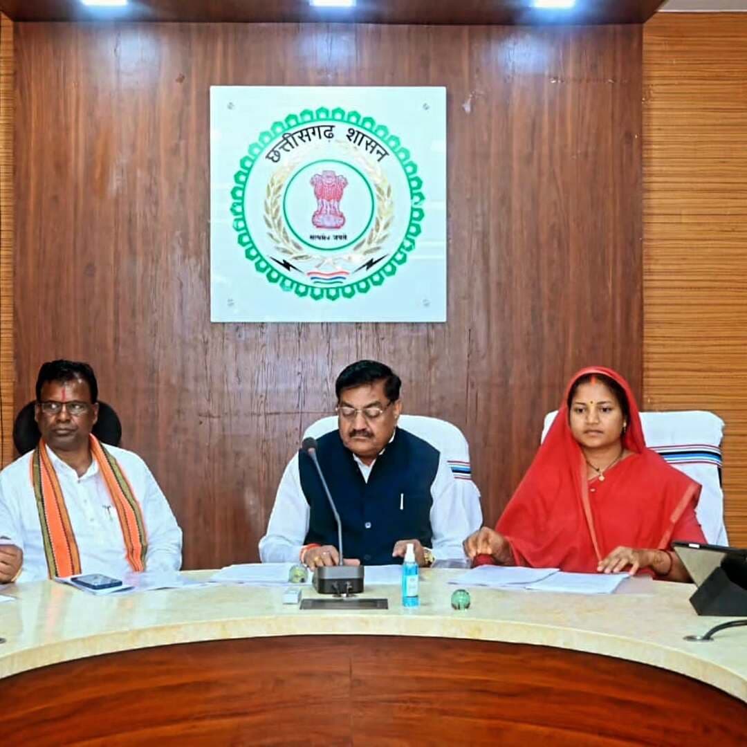 जनभागीदारी से सफल होगा सेवा संकल्प अभियान
प्रभारी मंत्री श्री दयालदास बघेल की अध्यक्षता एवं महिला एवं बाल विकास मंत्री श्रीमती लक्ष्मी राजवाड़े की उपस्थिति में सेवा संकल्प अभियान की तैयारियों को लेकर बैठक आयोजित की गई।
बैठक में अभियान की गतिविधियों की समीक्षा करते हुए हर गांव और हर नागरिक तक सेवा, सुशासन एवं जनकल्याणकारी योजनाओं का संदेश पहुंचाने के निर्देश दिए गए।
📍 सूरजपुर | 15 सितंबर 2026
#सेवा_संकल्प_अभियान
#ViksitBharat2047
@chhattisgarhcmo @dayaldasbaghel7 @laxmirajwadeofficial @dpr.chhattisgarh