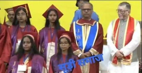 झारखंड: पूर्वी सिंहभूम के पोटका प्रखंड अंतर्गत हल्दीपोखर की अमृता मंडल ने जमशेदपुर विमेंस यूनिवर्सिटी के दीक्षांत समारोह में यूजी म्यूजिक में गोल्ड मेडल प्राप्त किया है। अमृता, जो कि श्री अमिताभ मंडल की सुपुत्री हैं, ने इस उपलब्धि से क्षेत्र का मान बढ़ाया है।
अमृता ने 2023 में पोटका के सूड़ी एकता सम्मेलन में अपने स्वागत संगीत से भी प्रशंसा पाई थी। उनकी इस सफलता पर सूंड़ी समाज के झारखंड प्रदेश अध्यक्ष सनत मंडल सहित समाज के अन्य गणमान्य एवं प्रबुद्ध जनों ने खुशी जताई और उनके उज्ज्वल भविष्य की कामना की है।