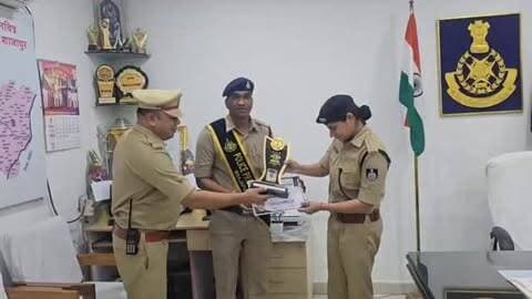 ‘POLICE PRIDE OF THE WEEK’: उत्कृष्ट कार्य करने वाले 5 पुलिसकर्मी को शाजापुर में SP ने किया सम्मानित