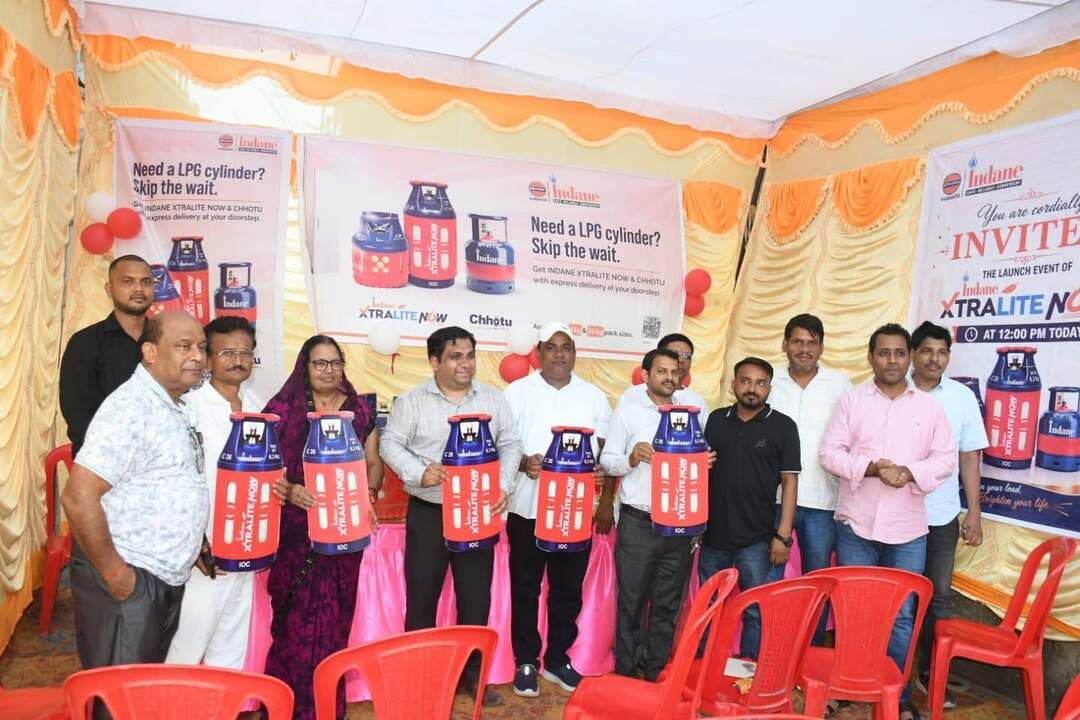 इंडियन ऑयल ने किया 10 किग्रा एफटीएल सिलेंडर का शुभारंभ.
बिना आधार कार्ड के तुरंत मिलेगी बुकिंग सुविधा : कम खपत वाले गैस उपभोक्ताओं के लिए किफायती और उपयोगी.
"" "" "" "" "" "" "" "" "" "" "" "" "" "" "" ""
इंडियन ऑयल कॉर्पोरेशन लिमिटेड ने रीवा क्षेत्र के उपभोक्ताओं के लिए सुविधा और सुविधा का विस्तार करते हुए 10 किलोग्राम क्षमता वाला फ्री ट्रेड एलपीजी एक्स्ट्रा लाइफ गैस सिलेंडर आधिकारिक तौर पर लॉन्च कर दिया है। इस विशेष शुभारंभ कार्यक्रम में इंडियन ऑयल कॉर्पोरेशन, रीवा वितरण क्षेत्र के डिप्टी मैनेजर अर्जित घोष की उपस्थिति रही। उनके साथ श्रीमती कृष्णा मिश्रा, राजेंद्र कुमार बंसल, मनीष मंसवानी, संजय अग्रवाल, विजय श्रीवास्तव और रीवा जिले की समस्त इंडियन ऑयल एजेंसियों के संचालक प्रमुख रूप से मौजूद रहे।
इस संबंध में बताया गया कि यह 10 किलोग्राम का छोटा सिलेंडर छोटे परिवारों, विद्यार्थियों, बुजुर्गों और कम गैस खपत वाले उपभोक्ताओं के लिए बेहद उपयोगी और किफायती साबित होगा। यह वजन में काफी हल्का और पूरी तरह सुरक्षित है, जिससे इसे एक स्थान से दूसरे स्थान पर ले जाना बेहद आसान हो जाता है। इस सेवा की सबसे बड़ी विशेषता यह है कि उपभोक्ताओं को सिलेंडर बुकिंग के लिए आधार कार्ड जैसे दस्तावेजों की अनिवार्यता से छूट दी गई है, जिससे जरूरतमंद लोग बिना किसी कागजी झंझट के तुरंत गैस प्राप्त कर सकते हैं। रीवा जिले की इंडियन ऑयल एजेंसियों में इस 10 किग्रा एक्स्ट्रा लाइफ सिलेंडर की बुकिंग और वितरण की प्रक्रिया शुरू हो चुकी है। वर्तमान में रीवा गैस एजेंसी, पवार एंटरप्राइजेज, पॉपुलर गैस सर्विस और बिछिया इंडियन गैस पर इसकी बुकिंग चालू कर दी गई है। क्षेत्र के उपभोक्ता अपनी निकटतम इंडियन ऑयल एजेंसी से संपर्क करके इस सुगम और त्वरित गैस सेवा का लाभ उठा सकते हैं।
CM Madhya Pradesh Dr Mohan Yadav Indian Oil Corporation Ltd.
#Rewa #रीवा