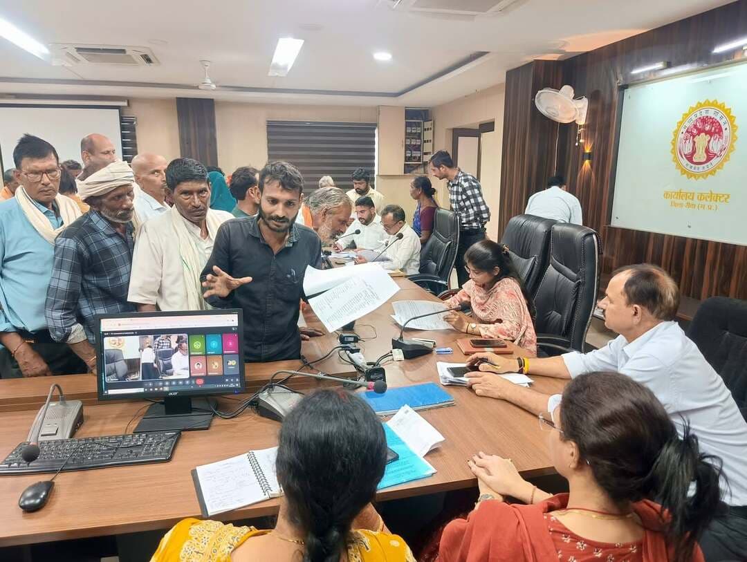 कलेक्ट्रेट सभागार में अपर कलेक्टर श्रीमती सपना त्रिपाठी ने आम जनता के 266 आवेदन पत्रों में सुनवाई की। जनसुनवाई में संयुक्त कलेक्टर सुधीर बेक, एसडीएम हुजूर अनुराग तिवारी, एसडीएम जवा माइकल तिर्की, एसडीएम सिरमौर दृष्टि जायसवाल, डिप्टी कलेक्टर अदिति जैन, तहसीलदार अनुपम पाण्डेय तथा नायब तहसीलदार यतीश शुक्ला ने भी आम जनता के आवेदनों में सुनवाई की।
CM Madhya Pradesh Dr Mohan Yadav Jansampark Madhya Pradesh
#Rewa #रीवा