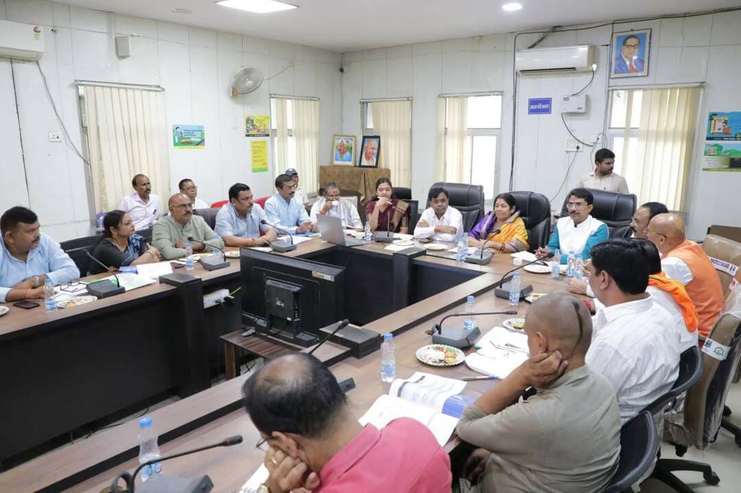 सेवा संकल्प अभियान की समन्वय बैठक संपन्न.
17 सितम्बर को पचमठा बीहर तट में जलेंगे 55 हजार आशीर्वाद के दीप : कृष्णा राज कपूर ऑडिटोरियम में आयोजित होगा वृहद रक्तदान शिविर.
"" "" "" "" "" "" "" "" "" "" "" "" "" "" "" "" "" "" "" ""
जिले भर में 17 सितम्बर से 17 अक्टूबर तक सेवा संकल्प अभियान चलाया जाएगा। अभियान की रणनीति बनाने तथा कार्यक्रमों के आयोजन के लिए जनप्रतिनिधियों एवं प्रशासनिक अधिकारियों की समन्वय बैठक जिला पंचायत सभागार में आयोजित की गई। बैठक में बताया गया कि प्रधानमंत्री श्री नरेन्द्र मोदी के जन्मदिन 17 सितम्बर से सेवा संकल्प अभियान शुरू होगा। इस दिन कृष्णा राज कपूर ऑडिटोरियम में वृहद रक्तदान शिविर का आयोजन करके चार सौ यूनिट रक्त संग्रह का लक्ष्य रखा गया है। सभी विकासखण्डों में भी रक्तदान शिविर लगाए जाएंगे। इस दिन पचमठा में बीहर नदी के तट में बीहर आरती के साथ शाम 7 बजे 55 हजार आशीर्वाद के दीप जगमगाएंगे। सरकार की विभिन्न योजनाओं से लाभान्वित हितग्राहियों के घरों में भी इसी दिन आशीर्वाद के दीप जलेंगे। जिले में प्रमुख निर्माण स्थलों पर भी आशीर्वाद के दीप जलाए जाएंगे। इसी तरह जिले भर में विभिन्न् योजनाओं से लाभान्वित हितग्राहियों के जीवन में आए परिवर्तनों को कहानी बदलाव की के माध्यम से लोगों तक पहुंचाया जाएगा। हितग्राहियों के वीडियो बाइट, फोटो तथा सफलता की कहानी विभागीय अधिकारी जनसम्पर्क विभाग के माध्यम से सोशल मीडिया एवं प्रिंट मीडिया में प्रसारित-प्रचारित करेंगे।
बैठक में बताया गया कि अभियान के दौरान नमो सेवा गाथा के तहत पिछले 25 वर्षों की उपलब्धियों और कल्याणकारी योजनाओं को 10 नुक्कड़ नाटक टीमों द्वारा जिले के प्रमुख सार्वजनिक स्थलों में प्रस्तुत किया जाएगा। यह कार्यक्रम शहरी और ग्रामीण दोनों क्षेत्रों में आयोजित किया जाएगा। इसी तरह 17 सितम्बर से 27 सितम्बर तक सभी शिक्षण संस्थाओं में विद्यार्थियों के बीच मेरे सपनों का भारत विषय पर चित्रकला और भाषण प्रतियोगिता आयोजित की जाएगी। इनके विजेताओं को पुरस्कृत किया जाएगा। सभी शासकीय और निजी स्कूल तथा कालेजों में इसका आयोजन होगा। अभियान के दौरान 26 सितम्बर से 5 अक्टूबर तक जिले के सभी आंगनवाड़ी केन्द्रों में तीन दिवसीय आंगन मिलन सेवा कार्यक्रम का आयोजन किया जाएगा। इसके लिए नोडल अधिकारी तैनात कर दिए गए हैं। सेवा संकल्प अभियान के दौरान फिट इंडिया खेल महोत्सव, योग एवं ध्यान सत्र, पोषण जागरूकता कार्यक्रम, सड़क सुरक्षा जागरूकता, वीर गाथाएं एवं सैनिक सम्मान तथा सेवा सेतु अभियान चलाया जाएगा।
बैठक में विधायक मनगवां श्री नरेन्द्र प्रजापति, जिला पंचायत अध्यक्ष श्रीमती नीता कोल, विन्ध्य विकास प्राधिकरण के अध्यक्ष डॉ. पंचूलाल प्रजापति और नगर निगम अध्यक्ष श्री व्यंकटेश पाण्डेय ने उपयोगी सुझाव दिए। विन्ध्य विकास प्राधिकरण के उपाध्यक्ष डॉ. अजय सिंह ने कहा कि सभी गतिविधियों का सोशल मीडिया पर प्रचार-प्रसार किया जाए। जिला भाजपा अध्यक्ष श्री वीरेन्द्र गुप्ता ने कहा कि प्रधानमंत्री श्री नरेन्द्र मोदी जी के नेतृत्व में पूरे देश में विकास के कार्य हुए हैं। रीवा जिले को भी कई बड़ी उपलब्धियाँ मिली हैं। अभियान के दौरान इन उपलब्धियों को जन-जन तक पहुंचाएंगे। बैठक में कलेक्टर नरेन्द्र कुमार सूर्यवंशी ने कहा कि शासन के निर्देशों के अनुरूप सेवा संकल्प अभियान की तैयारी कर ली गई है। अभियान की प्रत्येक गतिविधि के लिए नोडल अधिकारी तैनात कर दिए गए हैं। अभियान से जुड़ी गतिविधियों को पोर्टल पर अपलोड करने के लिए अलग से टीम तैनात की गई है। अभियान के दौरान जिला मुख्यालय से लेकर ग्राम पंचायत तक विभिन्न कार्यक्रम आयोजित किए जाएंगे। बैठक में मुख्य कार्यपालन अधिकारी जिला पंचायत श्रीमती सृष्टि देशमुख गौड़ा ने सेवा संकल्प अभियान की कार्य योजना की बिन्दुवार तथा विभागवार जानकारी दी। बैठक में सांसद प्रतिनिधि, विधायक प्रतिनिधिगण, अन्य जनप्रतिनिधि, विभिन्न सामाजिक संगठनों तथा अशासकीय संस्थाओं के प्रतिनिधि एवं संबंधित अधिकारी उपस्थित रहे।
PMO India CM Madhya Pradesh Dr Mohan Yadav Jansampark Madhya Pradesh
#SewaSankalpAbhiyan
#Rewa #रीवा