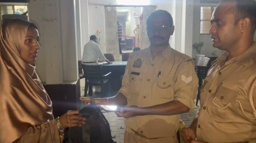 ई-रिक्शा में छूटा महिला का बैग, कोतवाली पुलिस ने सीसीटीवी की मदद से किया ट्रेस
मोबाइल और ₹3,500 सहित बैग सुरक्षित बरामद, महिला ने पुलिस टीम का जताया आभार
एसपी अभिमन्यु मांगलिक के निर्देशन में त्वरित कार्रवाई, आमजन की मदद का सराहनीय उदाहरण
✒️ रिपोर्ट: सहयोगी शिवा गुप्ता के साथ जिला ब्यूरो अजय श्रीवास्तव
फतेहपुर। जनपद फतेहपुर में कोतवाली पुलिस ने तत्परता और तकनीकी संसाधनों का प्रभावी उपयोग करते हुए ई-रिक्शा में छूटे एक महिला के बैग को कुछ ही समय में खोजकर सुरक्षित वापस दिलाया। बैग में मोबाइल फोन और ₹3,500 नकद रखे थे। पुलिस की इस त्वरित कार्रवाई की स्थानीय स्तर पर सराहना हो रही है।
पुलिस के अनुसार, भौली निवासी आसमा पत्नी अब्दुल शेख बाजार में खरीदारी करने के लिए कोतवाली क्षेत्र आई थीं। खरीदारी के बाद घर लौटते समय उनका बैग गलती से ई-रिक्शा में छूट गया। बैग में एक मोबाइल फोन और ₹3,500 नकद मौजूद थे। बैग गुम होने का एहसास होने पर महिला ने तत्काल थाना कोतवाली पहुंचकर पुलिस को सूचना दी।
सूचना मिलते ही चौकी मुराइनटोला पर तैनात पुलिस कर्मियों ने बिना विलंब कार्रवाई शुरू की। महिला द्वारा बताए गए मार्ग और स्थान के आसपास लगे सीसीटीवी कैमरों की फुटेज का गहन परीक्षण किया गया। तकनीकी सहायता से संबंधित ई-रिक्शा की पहचान कर उसे ट्रेस किया गया।
इसके बाद पुलिस टीम ने ई-रिक्शा तक पहुंचकर महिला का बैग सुरक्षित बरामद किया और उसमें रखा मोबाइल फोन तथा ₹3,500 नकद सहित पूरा सामान महिला को सकुशल वापस सौंप दिया। अपना खोया हुआ सामान वापस मिलने पर महिला ने फतेहपुर पुलिस की त्वरित कार्रवाई की सराहना करते हुए पुलिस टीम का आभार व्यक्त किया।
इस सराहनीय कार्य में हेड कांस्टेबल सिपाही यादव तथा कांस्टेबल अमन कुमार की महत्वपूर्ण भूमिका रही। पुलिस अधिकारियों का कहना है कि आमजन की समस्याओं का शीघ्र समाधान और जनविश्वास बनाए रखना फतेहपुर पुलिस की प्राथमिकता है।
पुलिस की यह कार्रवाई दर्शाती है कि आधुनिक तकनीक और त्वरित प्रतिक्रिया के माध्यम से आम नागरिकों की समस्याओं का प्रभावी समाधान संभव है। ऐसे प्रयास पुलिस और जनता के बीच विश्वास को और मजबूत करते हैं।
🟥 ND NEWS | दैनिक निष्पक्ष धारा की अपील
एनडी न्यूज़ आम नागरिकों से अपील करता है कि यात्रा के दौरान अपने बैग, मोबाइल, पर्स एवं अन्य कीमती सामान का विशेष ध्यान रखें। यदि किसी कारणवश सामान खो जाए तो घबराने के बजाय तुरंत निकटतम पुलिस थाना या डायल 112 पर सूचना दें। वहीं पुलिस एवं प्रशासन से अपेक्षा है कि इसी प्रकार संवेदनशीलता, पारदर्शिता और तत्परता के साथ प्रत्येक पीड़ित की सहायता कर जनविश्वास को और मजबूत बनाएं।
👇👇👇
#NDNews #दैनिकनिष्पक्षधारा #Fatehpur #FatehpurPolice #KotwaliPolice #AbhimanyuMangalik #CCTV #PublicService #UPPolice #GoodWork #PoliceResponse
👇👇
@dgpup
@RSSorg
@UPGovt
@wpl1090
@RSSgeet
@Uppolice
@MIB_India
@PMOIndia
@HMOIndia
@abmanglik
@VHPDigital
@igrangealld
@myogioffice
@InfoDeptUP
@dmfatehpur
@sdmsadarftp
@CMOfficeUP
@CMOUP_RC
@UPPRD1948
@ChiefSecyUP
@ChiefSecyUP
@MahantYogiG
@FatehpurSdm
@fatehpurpolice
@BajrangDalOrg
@rashtrapatibhvn
@UPMahilaKalyan
@112UttarPradesh
@myogiadityanath
@CommissionerPrg
@ADGZonPrayagraj
👇👇👇👇
🟥 ND NEWS | दैनिक निष्पक्ष धारा
मुख्य संपादक / संस्थापक: राजन सिंह हाड़ा
सह-संपादक: शालिनी सिंह भदौरिया
✒️ रिपोर्ट: सहयोगी शिवा गुप्ता के साथ जिला ब्यूरो अजय श्रीवास्तव
📍 कार्यालय-3: U158, हीरा स्वीट्स के पास, विकास मार्ग, लक्ष्मी नगर, पूर्वी दिल्ली, पिन कोड – 110092 (NCR)
📍 कार्यालय-2: विधानसभा रोड, बर्लिंगटन चौराहा, लखनऊ – 226001 (UP)
📍 कार्यालय-1: 1/1 अटल बिहारी चौराहा, नियर बर्मा चौराहा, फतेहपुर – 212601 (UP)
📅 दिनांक: 15 सितम्बर 2026
📆 दिन: मंगलवार
📧 Email: ndnewschannel@gmail.com
📞 मोबाइल: 096961 19696