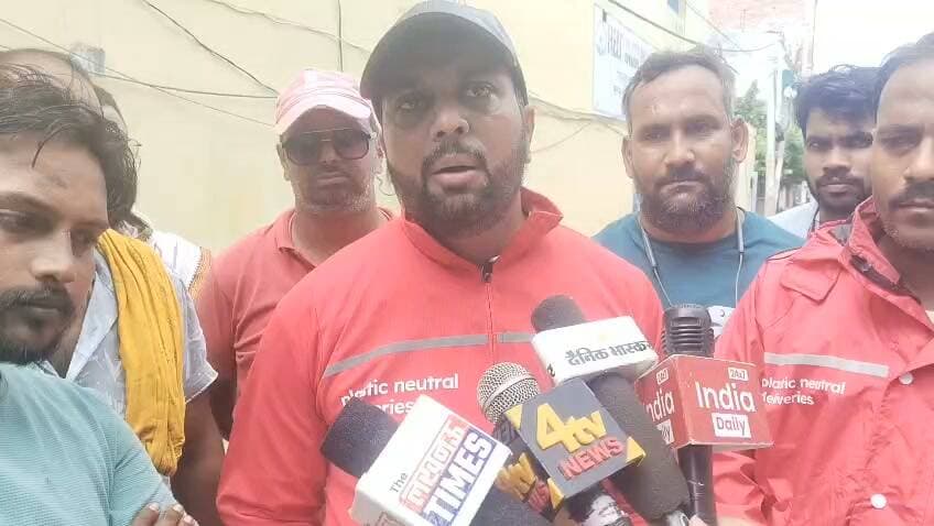 फतेहपुर में जोमैटो डिलीवरी पार्टनर्स की मांगें तेज, प्रति किलोमीटर ₹15 भुगतान सहित छह प्रमुख मुद्दों पर सौंपा ज्ञापन
बढ़ती पेट्रोल कीमतों और घटती कमाई का हवाला, नए पार्टनर्स की भर्ती रोकने सहित कई मांगें उठाईं
डिलीवरी पार्टनर्स बोले—बेहतर भुगतान और पारदर्शी व्यवस्था से ही सुधरेगी कार्यप्रणाली
✒️ रिपोर्ट: सहयोगी अंकित मिश्रा के साथ जिला ब्यूरो अजय श्रीवास्तव
फतेहपुर। फूड डिलीवरी प्लेटफॉर्म जोमैटो से जुड़े डिलीवरी पार्टनर्स ने अपनी कार्य परिस्थितियों, बढ़ती लागत और कथित भुगतान संबंधी समस्याओं को लेकर प्रबंधन के समक्ष छह सूत्रीय मांगपत्र प्रस्तुत किया है। पार्टनर्स का कहना है कि मौजूदा भुगतान व्यवस्था में बढ़ती पेट्रोल कीमतों, वाहन रखरखाव और अन्य खर्चों के बीच काम करना कठिन होता जा रहा है। उन्होंने भुगतान दरों में संशोधन सहित कई मांगों पर विचार करने की अपील की है।
डिलीवरी पार्टनर्स द्वारा दिए गए आवेदन के अनुसार उनकी प्रमुख मांग है कि प्रति ऑर्डर कम से कम 15 रुपये प्रति किलोमीटर का भुगतान सुनिश्चित किया जाए। उनका कहना है कि वर्तमान परिस्थितियों में कम भुगतान के कारण आर्थिक दबाव लगातार बढ़ रहा है।
आवेदन में यह भी मांग की गई है कि फिलहाल नए डिलीवरी पार्टनर्स की ज्वाइनिंग पर रोक लगाई जाए तथा पार्टनर्स की सहमति के बिना शहर में नई भर्ती प्रक्रिया शुरू न की जाए। उनका तर्क है कि अधिक संख्या में नए पार्टनर्स जुड़ने से मौजूदा पार्टनर्स की आय प्रभावित होती है।
डिलीवरी पार्टनर्स ने यह भी मांग रखी कि ऐप पर दिखाई जाने वाली लोकेशन पूरी तरह सटीक हो और कथित लोकेशन संबंधी समस्याओं को दूर किया जाए, ताकि डिलीवरी के दौरान समय और ईंधन की अनावश्यक बर्बादी न हो।
मांगपत्र में लंबी दूरी के ऑर्डर की वापसी पर प्रति ऑर्डर 10 रुपये अतिरिक्त भुगतान देने की मांग भी शामिल है। इसके अलावा जिन पार्टनर्स की आईडी बंद कर दी गई है, उनकी समीक्षा कर आवश्यक होने पर दोबारा सक्रिय करने का अनुरोध किया गया है।
रेस्टोरेंट पर ऑर्डर लेने के दौरान यदि 20 मिनट से अधिक की देरी होती है, तो उसके बदले डिलीवरी पार्टनर्स को स्क्रैच कार्ड या अन्य प्रोत्साहन दिए जाने की मांग भी आवेदन में की गई है।
डिलीवरी पार्टनर्स का कहना है कि यदि उनकी मांगों पर सकारात्मक विचार किया जाता है तो इससे न केवल उनकी कार्यक्षमता बढ़ेगी बल्कि ग्राहकों को भी बेहतर और समयबद्ध सेवा मिल सकेगी। फिलहाल इस संबंध में जोमैटो प्रबंधन की ओर से कोई आधिकारिक प्रतिक्रिया सामने नहीं आई है।
यह मामला फिलहाल डिलीवरी पार्टनर्स द्वारा दिए गए ज्ञापन पर आधारित है। आगे की स्थिति प्रबंधन के निर्णय और दोनों पक्षों के बीच होने वाली बातचीत के बाद स्पष्ट होगी।
🟥 ND NEWS | दैनिक निष्पक्ष धारा की अपील
डिजिटल अर्थव्यवस्था में डिलीवरी पार्टनर्स महत्वपूर्ण भूमिका निभाते हैं। कर्मचारियों और प्रबंधन के बीच संवाद, पारदर्शिता और संतुलित भुगतान व्यवस्था किसी भी सेवा को बेहतर बनाने की आधारशिला है। सभी पक्ष आपसी वार्ता के माध्यम से समस्याओं का समाधान निकालें ताकि सेवा, रोजगार और उपभोक्ताओं के हित सुरक्षित रह सकें।
👇👇👇👇
#NDNews #दैनिकनिष्पक्षधारा #Fatehpur #Zomato #DeliveryPartner #GigWorkers #Employment #LabourRights #UttarPradesh #FoodDelivery
👇👇
@dgpup
@RSSorg
@UPGovt
@wpl1090
@RSSgeet
@Uppolice
@MIB_India
@PMOIndia
@HMOIndia
@abmanglik
@VHPDigital
@igrangealld
@myogioffice
@InfoDeptUP
@dmfatehpur
@sdmsadarftp
@CMOfficeUP
@CMOUP_RC
@UPPRD1948
@ChiefSecyUP
@ChiefSecyUP
@MahantYogiG
@FatehpurSdm
@fatehpurpolice
@BajrangDalOrg
@rashtrapatibhvn
@UPMahilaKalyan
@112UttarPradesh
@myogiadityanath
@CommissionerPrg
@ADGZonPrayagraj
@zomato
@LabourMinistry
👇👇👇
🟥 ND NEWS | दैनिक निष्पक्ष धारा
मुख्य संपादक / संस्थापक: राजन सिंह हाड़ा
सह-संपादक: शालिनी सिंह भदौरिया
✒️ रिपोर्ट: सहयोगी अंकित मिश्रा के साथ जिला ब्यूरो अजय श्रीवास्तव
📍 कार्यालय-3: U158, हीरा स्वीट्स के पास, विकास मार्ग, लक्ष्मी नगर, पूर्वी दिल्ली, पिन कोड – 110092 (NCR)
📍 कार्यालय-2: विधानसभा रोड, बर्लिंगटन चौराहा, लखनऊ – 226001 (UP)
📍 कार्यालय-1: 1/1 अटल बिहारी चौराहा, नियर बर्मा चौराहा, फतेहपुर – 212601 (UP)
📅 दिनांक: 15 सितम्बर 2026
📆 दिन: मंगलवार
📧 Email: ndnewschannel@gmail.com
📞 मोबाइल: 096961 19696