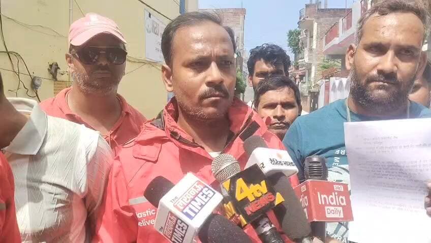 फतेहपुर में जोमैटो डिलीवरी पार्टनर्स की मांगें तेज, प्रति किलोमीटर ₹15 भुगतान सहित छह प्रमुख मुद्दों पर सौंपा ज्ञापन
बढ़ती पेट्रोल कीमतों और घटती कमाई का हवाला, नए पार्टनर्स की भर्ती रोकने सहित कई मांगें उठाईं
डिलीवरी पार्टनर्स बोले—बेहतर भुगतान और पारदर्शी व्यवस्था से ही सुधरेगी कार्यप्रणाली
✒️ रिपोर्ट: सहयोगी अंकित मिश्रा के साथ जिला ब्यूरो अजय श्रीवास्तव
फतेहपुर। फूड डिलीवरी प्लेटफॉर्म जोमैटो से जुड़े डिलीवरी पार्टनर्स ने अपनी कार्य परिस्थितियों, बढ़ती लागत और कथित भुगतान संबंधी समस्याओं को लेकर प्रबंधन के समक्ष छह सूत्रीय मांगपत्र प्रस्तुत किया है। पार्टनर्स का कहना है कि मौजूदा भुगतान व्यवस्था में बढ़ती पेट्रोल कीमतों, वाहन रखरखाव और अन्य खर्चों के बीच काम करना कठिन होता जा रहा है। उन्होंने भुगतान दरों में संशोधन सहित कई मांगों पर विचार करने की अपील की है।
डिलीवरी पार्टनर्स द्वारा दिए गए आवेदन के अनुसार उनकी प्रमुख मांग है कि प्रति ऑर्डर कम से कम 15 रुपये प्रति किलोमीटर का भुगतान सुनिश्चित किया जाए। उनका कहना है कि वर्तमान परिस्थितियों में कम भुगतान के कारण आर्थिक दबाव लगातार बढ़ रहा है।
आवेदन में यह भी मांग की गई है कि फिलहाल नए डिलीवरी पार्टनर्स की ज्वाइनिंग पर रोक लगाई जाए तथा पार्टनर्स की सहमति के बिना शहर में नई भर्ती प्रक्रिया शुरू न की जाए। उनका तर्क है कि अधिक संख्या में नए पार्टनर्स जुड़ने से मौजूदा पार्टनर्स की आय प्रभावित होती है।
डिलीवरी पार्टनर्स ने यह भी मांग रखी कि ऐप पर दिखाई जाने वाली लोकेशन पूरी तरह सटीक हो और कथित लोकेशन संबंधी समस्याओं को दूर किया जाए, ताकि डिलीवरी के दौरान समय और ईंधन की अनावश्यक बर्बादी न हो।
मांगपत्र में लंबी दूरी के ऑर्डर की वापसी पर प्रति ऑर्डर 10 रुपये अतिरिक्त भुगतान देने की मांग भी शामिल है। इसके अलावा जिन पार्टनर्स की आईडी बंद कर दी गई है, उनकी समीक्षा कर आवश्यक होने पर दोबारा सक्रिय करने का अनुरोध किया गया है।
रेस्टोरेंट पर ऑर्डर लेने के दौरान यदि 20 मिनट से अधिक की देरी होती है, तो उसके बदले डिलीवरी पार्टनर्स को स्क्रैच कार्ड या अन्य प्रोत्साहन दिए जाने की मांग भी आवेदन में की गई है।
डिलीवरी पार्टनर्स का कहना है कि यदि उनकी मांगों पर सकारात्मक विचार किया जाता है तो इससे न केवल उनकी कार्यक्षमता बढ़ेगी बल्कि ग्राहकों को भी बेहतर और समयबद्ध सेवा मिल सकेगी। फिलहाल इस संबंध में जोमैटो प्रबंधन की ओर से कोई आधिकारिक प्रतिक्रिया सामने नहीं आई है।
यह मामला फिलहाल डिलीवरी पार्टनर्स द्वारा दिए गए ज्ञापन पर आधारित है। आगे की स्थिति प्रबंधन के निर्णय और दोनों पक्षों के बीच होने वाली बातचीत के बाद स्पष्ट होगी।
🟥 ND NEWS | दैनिक निष्पक्ष धारा की अपील
डिजिटल अर्थव्यवस्था में डिलीवरी पार्टनर्स महत्वपूर्ण भूमिका निभाते हैं। कर्मचारियों और प्रबंधन के बीच संवाद, पारदर्शिता और संतुलित भुगतान व्यवस्था किसी भी सेवा को बेहतर बनाने की आधारशिला है। सभी पक्ष आपसी वार्ता के माध्यम से समस्याओं का समाधान निकालें ताकि सेवा, रोजगार और उपभोक्ताओं के हित सुरक्षित रह सकें।
👇👇👇👇
#NDNews #दैनिकनिष्पक्षधारा #Fatehpur #Zomato #DeliveryPartner #GigWorkers #Employment #LabourRights #UttarPradesh #FoodDelivery
👇👇
@dgpup
@RSSorg
@UPGovt
@wpl1090
@RSSgeet
@Uppolice
@MIB_India
@PMOIndia
@HMOIndia
@abmanglik
@VHPDigital
@igrangealld
@myogioffice
@InfoDeptUP
@dmfatehpur
@sdmsadarftp
@CMOfficeUP
@CMOUP_RC
@UPPRD1948
@ChiefSecyUP
@ChiefSecyUP
@MahantYogiG
@FatehpurSdm
@fatehpurpolice
@BajrangDalOrg
@rashtrapatibhvn
@UPMahilaKalyan
@112UttarPradesh
@myogiadityanath
@CommissionerPrg
@ADGZonPrayagraj
@zomato
@LabourMinistry
👇👇👇
🟥 ND NEWS | दैनिक निष्पक्ष धारा
मुख्य संपादक / संस्थापक: राजन सिंह हाड़ा
सह-संपादक: शालिनी सिंह भदौरिया
✒️ रिपोर्ट: सहयोगी अंकित मिश्रा के साथ जिला ब्यूरो अजय श्रीवास्तव
📍 कार्यालय-3: U158, हीरा स्वीट्स के पास, विकास मार्ग, लक्ष्मी नगर, पूर्वी दिल्ली, पिन कोड – 110092 (NCR)
📍 कार्यालय-2: विधानसभा रोड, बर्लिंगटन चौराहा, लखनऊ – 226001 (UP)
📍 कार्यालय-1: 1/1 अटल बिहारी चौराहा, नियर बर्मा चौराहा, फतेहपुर – 212601 (UP)
📅 दिनांक: 15 सितम्बर 2026
📆 दिन: मंगलवार
📧 Email: ndnewschannel@gmail.com
📞 मोबाइल: 9696119696