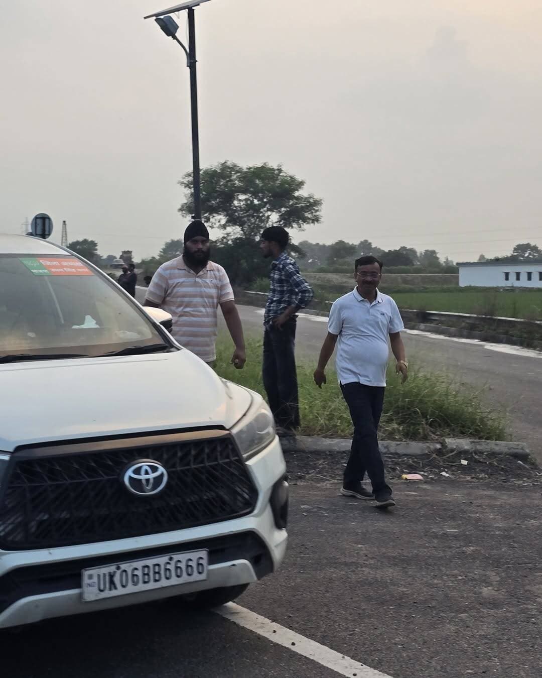 कमानी पुल पर लगे भीषण जाम को देखते हुए। भाजपा के जिलाध्यक्ष कमल जिंदल ने जाम में फंसे लोगों को निकालने के लिए ट्रैफिक को संभालते हुए अपनी भूमिका निभाई..