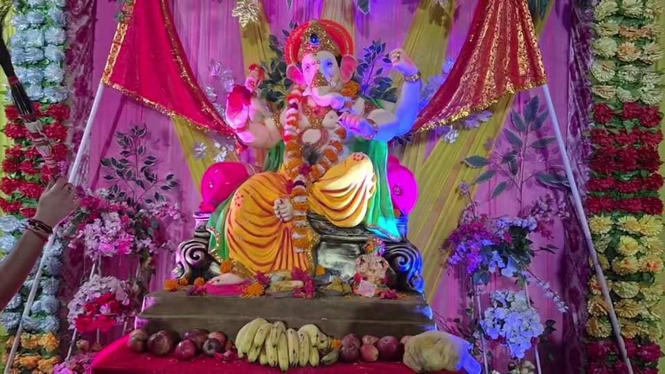 🔴 LIVE: श्री गणेश उत्सव पंचरुखी | मूर्ति स्थापना के बाद पहली भव्य संध्या आरती | #हिमाचलमीडिया
🚩 ।। श्री गणेशाय नमः ।। 🚩
पंचरुखी में 'दक्षता फाउंडेशन' द्वारा आयोजित चौथे श्री गणेश उत्सव (2026) का आज 15 सितम्बर को पावन मूर्ति स्थापना के साथ भव्य शुभारंभ हो गया है। आज पहले दिन की दिव्य संध्या महाआरती का सीधा प्रसारण हिमाचल मीडिया पर देखें
अध्यक्ष सुमित धीमान जी द्वारा दी गई आयोजन की विस्तृत जानकारी: दक्षता फाउंडेशन के अध्यक्ष श्री सुमित धीमान जी ने बताया कि इस बार का पूरा गणेश उत्सव अत्यंत सात्विक, मर्यादित और प्रशासनिक नियमों के तहत आयोजित किया जा रहा है। उन्होंने कार्यक्रम की संपूर्ण रूपरेखा साझा करते हुए बताया:
• दैनिक पूजा व महाआरती: 15 सितम्बर से प्रतिदिन प्रातः 08:00 बजे एवं सायं 07:00 बजे विधि-विधान से पूजा, महाआरती व संकीर्तन होगा तथा श्रद्धालुओं को प्रसाद वितरित किया जाएगा।
• हवन-यज्ञ: 26 सितम्बर 2026 (शनिवार) को प्रातः 10:00 बजे पूर्णाहुति हवन का आयोजन होगा।
• विशाल भंडारा: 26 सितम्बर को दोपहर 12:00 बजे से विशाल भंडारा (लंगर) आयोजित किया जाएगा।
• विसर्जन शोभायात्रा: 26 सितम्बर को अपराह्न 03:00 बजे मुख्य पंडाल से पारंपरिक विसर्जन स्थल 'चालूही अगोजर' के लिए शांतिपूर्ण विसर्जन शोभायात्रा निकाली जाएगी, जहाँ बप्पा की प्रतिमा का विधिवत विसर्जन किया जाएगा।
(विशेष सूचना: प्रशासनिक दिशा-निर्देशों एवं सात्विक मर्यादा के अनुरूप इस वर्ष कोई भी नाइट संध्या अथवा स्टार नाईट आयोजित नहीं की जा रही है। सभी धार्मिक अनुष्ठान निर्धारित समय-सीमा के भीतर ही संपन्न होंगे।
📍 स्थान: प्राचीन शिव मंदिर बरोहल (कम्युनिटी हॉल वार्ड-5, नजदीक पुलिस थाना पंचरुखी, तहसील पालमपुर, जिला कांगड़ा)
📺 सीधा प्रसारण व कवरेज: हिमाचल मीडिया
📞 संपर्क सूत्र: 9736611595,8988653000
घर बैठे विघ्नहर्ता भगवान श्री गणेश जी के दर्शन कर पुण्य प्राप्त करें। कमेंट बॉक्स में 'गणपति बप्पा मोरया' लिखकर अपनी हाजिरी जरूर लगाएं!
#Panchrukhi #Palampur #Kangra #HimachalPradesh #HimachalMedia #DakshtaFoundation #SumitDhiman #GaneshUtsav2026 #GanpatiBappaMorya #LiveAarti #SandhyaAarti #Visarjan #ChalooheeAgojar #पंचरुखी #पालमपुर #हिमाचल_मीडिया #गणेश_उत्सव #4thGaneshUtsav