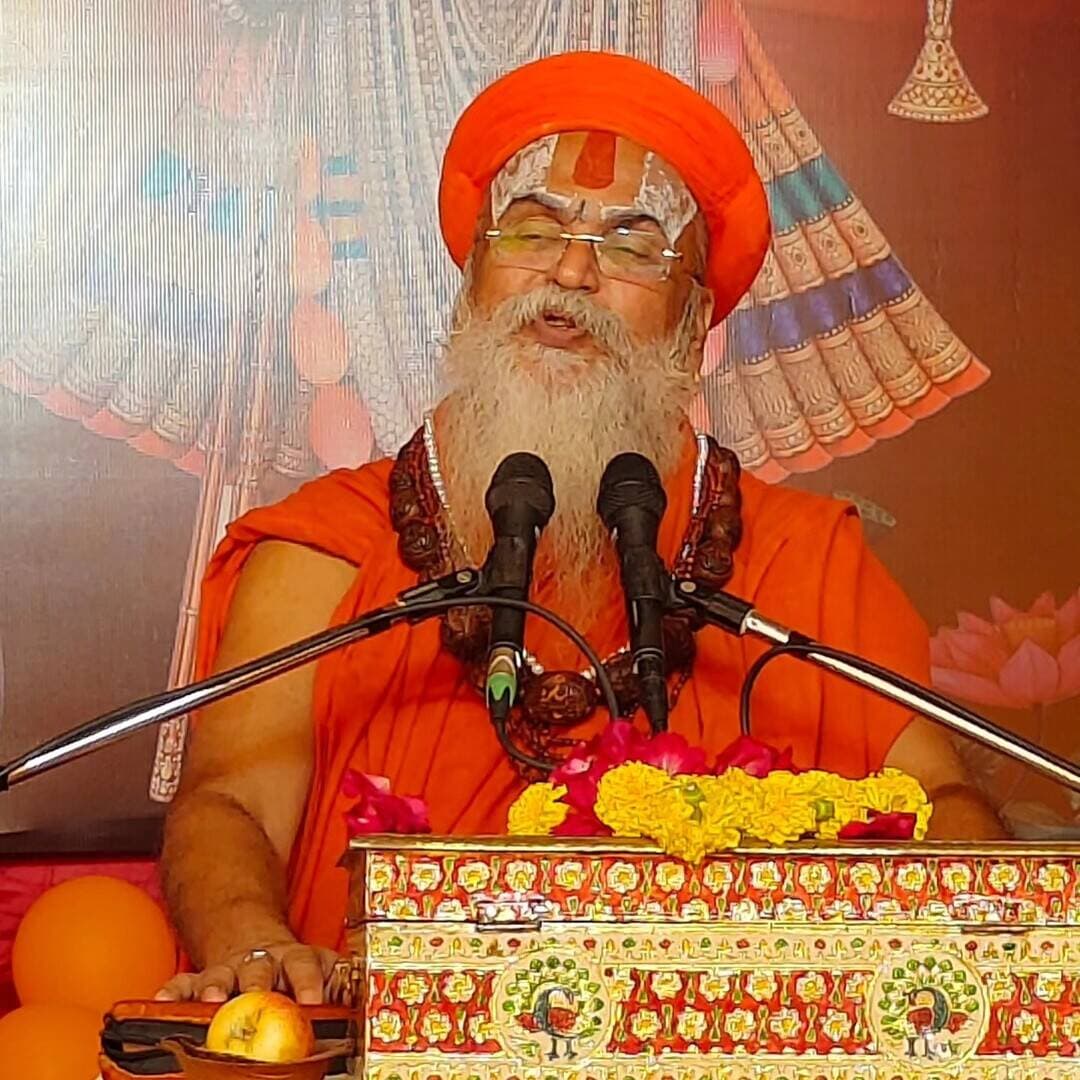 परमात्मा की प्राप्ति का एकमात्र साधन भगवन्नाम संकीर्तन : आचार्य रामानंद दास महाराज। संवाद
भागवत कथा के दूसरे दिन परीक्षित प्रसंग सुनाया, कथा श्रवण के लिए उमड़े श्रद्धालु
कोंच। बल्दाऊ धर्मशाला में आयोजित श्रीमद्भागवत कथा सप्ताह के दूसरे दिन मंगलवार को कथा प्रवक्ता आचार्य रामानंद दास महाराज ने भागवत महापुराण की महिमा का वर्णन किया। उन्होंने कहा कि परमात्मा की प्राप्ति का एकमात्र साधन भगवन्नाम संकीर्तन है। भागवत महापुराण भगवान श्रीकृष्ण का साक्षात श्रीविग्रह है। जिस प्रकार जीव के लिए भगवान की शरणागति आवश्यक है, उसी प्रकार भागवत की शरण में आना भी जरूरी है।
व्यवसायी कमलेश गिरवासिया द्वारा संयोजित कथा में व्यास पीठ से कथा प्रवक्ता ने परीक्षित प्रसंग सुनाया। उन्होंने बताया कि महाराज परीक्षित समस्त भूमंडल के एकछत्र राजा थे। ब्राह्मण के श्राप से सात दिन में तक्षक के दंश से मृत्यु होने की बात पता चलने पर उन्होंने अपना राजपाट पुत्र जन्मेजय को सौंप दिया और गंगा तट पर आसनस्थ हो गए। वहां संतों की संगति और परमात्मा के चिंतन के बीच उनके मन में यह प्रश्न उठा कि जीवन की अंतिम परिणति के समय मनुष्य को क्या करना चाहिए।आचार्य रामानंद दास ने बताया कि तभी भगवान शुकदेवजी वहां प्रकट हुए। महाराज परीक्षित ने उनसे भी यही प्रश्न किया। उन्होंने कहा कि वेद, शास्त्र और पुराणों में भगवान की प्राप्ति का मार्ग बताया गया है। प्रह्लाद ने भी अपने पिता हिरण्यकश्यपु को श्रवण, कीर्तन, विष्णु स्मरण, पादसेवन, अर्चन, वंदन, दास्य, सख्य और आत्मनिवेदन को भक्ति के साधन बताए थे। अंत में परीक्षित संतोष गिरवासिया और अर्चना ने भागवत जी की आरती उतारी। श्रद्धालुओं को प्रसाद वितरित किया गया। इस दौरान कमलेश गिरवासिया, संजू गिरवासिया आदि व्यवस्थाओं में लगे रहे।
