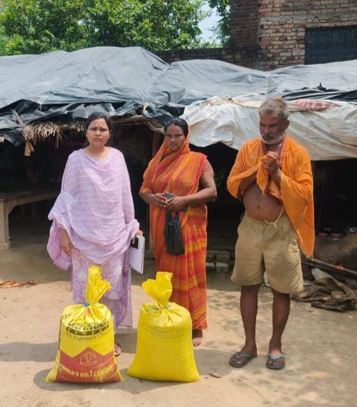 *बस्ती: "माँ पर चार दिव्यांग बच्चों की जिम्मेदारी, सिर पर छत नहीं" खबर पर डीएम ने लिया त्वरित संज्ञान, परिवार को मिला आवास, राशन और पेंशन का सहारा*
जनपद बस्ती, 15 सितंबर 2026
12 सितंबर को प्रकाशित खबर "माँ पर चार दिव्यांग बच्चों की जिम्मेदारी, सिर पर छत भी नहीं, बस्ती में सरकारी मदद की आस में भटक रहा परिवार" का जिलाधिकारी श्रीमती कृत्तिका ज्योत्स्ना ने तत्काल संज्ञान लेते हुए त्वरित कार्रवाई के निर्देश दिए थे।
प्रकरण रामकिशन पाण्डेय के परिवार से जुड़ा है। रामकिशन के चार बच्चे - अंकुर (18 वर्ष), विपिन (17 वर्ष), शिव कुमार (7 वर्ष) एवं सुमन (6 वर्ष) - चारों दिव्यांगता से ग्रसित हैं। परिवार के पास न जमीन थी, न अपना घर। खबर के बाद जिला प्रशासन ने जिला पूर्ति अधिकारी, जिला बेसिक शिक्षा अधिकारी, जिला दिव्यांगजन सशक्तिकरण अधिकारी, मुख्य चिकित्साधिकारी एवं परियोजना अधिकारी डूडा से संयुक्त जांच कराई।
*जांच के बाद हुई कार्रवाई -*
*1. पूर्ति विभाग:* नगर पंचायत नगर बाजार निवासी श्रीमती गुड़िया देवी के पास आय प्रमाण पत्र व बैंक पासबुक नहीं थी। आधार लेकर आय प्रमाण पत्र के लिए ऑनलाइन आवेदन और बैंक खाता खुलवाने की प्रक्रिया कराई गई। तत्काल जनसहयोग से 45 किलो चावल व किराना का सामान दिया गया। आय प्रमाण पत्र जारी होते ही एक सप्ताह के अंदर अंत्योदय राशन कार्ड उपलब्ध करा दिया जाएगा। उज्ज्वला योजना के तहत गैस सिलेंडर उपलब्ध करा दिया गया है।
*2. बेसिक शिक्षा विभाग:* तीन बच्चों का नामांकन उ0प्रा0वि0 नगर में कक्षा 7 में और सुमन का प्रा0वि0 रेहार में कक्षा 1 में कराया गया। सत्र 2024-25 में 3 बच्चों को एस्कॉर्ट अलाउंस के तहत 6000-6000 रुपये और विनीता को स्टाइपेंड के तहत 2000 रुपये DBT से भेजे गए व व्हीलचेयर दी गई। सत्र 2025-26 में अंकुर को 6000 रुपये एस्कॉर्ट अलाउंस और विनीता को 2000 रुपये स्टाइपेंड भेजा गया। सत्र 2026-27 में अंकुर के लिए एस्कॉर्ट अलाउंस की अनुशंसा की गई है। शिव कुमार व विपिन को स्पेशल एजुकेटर द्वारा होम बेस्ड एजुकेशन और फिजियोथेरेपिस्ट अजय पाण्डेय द्वारा फिजियोथेरेपी दी जा रही है। DBT के तहत 1200 रुपये ड्रेस, मोजा, जूता व बैग हेतु भी भेजे जाते हैं।
*3. दिव्यांगजन सशक्तिकरण विभाग:* बच्चों को आवागमन के लिए एक व्हीलचेयर उपलब्ध कराई गई है। बड़े बेटे अंकुर को दिव्यांग पेंशन दिलाने के लिए अभिलेख पूरे कराए जा रहे हैं।
*4. स्वास्थ्य विभाग:* मुख्य चिकित्साधिकारी द्वारा विपिन कुमार एवं कुमारी सुमन को दिव्यांग प्रमाण पत्र जारी कर दिया गया है।
*5. डूडा विभाग:* परिवार की मुख्य समस्या आवास की थी, जिसका समाधान करते हुए कांशीराम आवास योजना के अंतर्गत आवास पॉकेट संख्या-01, ब्लॉक संख्या 36/423 आवंटित कर दिया गया है। परिवार को सुरक्षित एवं स्थायी आवासीय सुविधा मिल गई है।
जिला प्रशासन ने कहा है कि पीड़ित परिवार की हर संभव मदद और शासन की जनकल्याणकारी योजनाओं का लाभ अंतिम व्यक्ति तक पहुंचाने के लिए प्रशासन प्रतिबद्ध है। पीड़ित परिवार ने जिला प्रशासन और माननीय मुख्यमंत्री जी का आभार व्यक्त किया है।
संवाददाता हरी ओम प्रकाश
राष्ट्रीय हिंदी दैनिक कौटिल्य का भारत