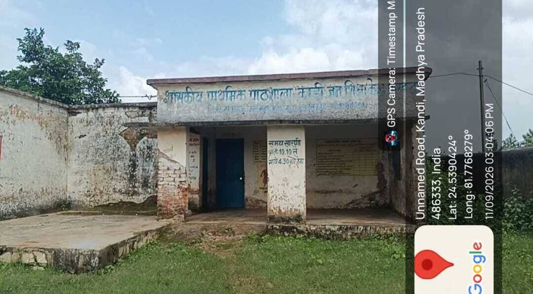 **'कागजों में पेट भर रहे नौनिहाल, एसी कमरों में मलाई काट रहे अफसर! मऊगंज के काड़ी स्कूल में 2 महीने से मिड-डे मील गोल, DEO-BEO सोए, मुख्यमंत्री मोहन यादव के राज में शिक्षा तंत्र का जनाजा— संपादक दीपक कुमार गुप्ता की रिपोर्ट'**
**मऊगंज।** मध्य प्रदेश के मुख्यमंत्री डॉ. मोहन यादव मंचों से बड़ी-बड़ी डींगें हांकते हैं कि *“प्रदेश में शिक्षा का स्तर सुधर रहा है और हर गरीब बच्चे को भरपेट पोषण मिल रहा है।”* लेकिन अगर मुख्यमंत्री जी को अपने खोखले दावों का असली 'पोस्टमार्टम' देखना है, तो जरा मऊगंज जिले के **शासकीय प्राथमिक पाठशाला काड़ी (जन शिक्षा केंद्र खुटहा / संकुल केंद्र खुटहा)** का रुख कर लें! जहां पिछले **दो महीनों से न तो मासूम बच्चों के लिए एक दाना खाना बना है और न ही स्कूल ढंग से खुला है!** पीएम पोषण (मिड-डे मील) योजना के नाम पर मऊगंज जिले में किस कदर डाका डाला जा रहा है, इसका नग्न नाच काड़ी स्कूल में देखने को मिल रहा है। जब इंडिया हेडलाइन 24 की टीम ग्राउंड जीरो पर पहुंची, तो स्कूल की रसोइया ने ऐसा कड़वा थप्पड़ मारा कि शिक्षा विभाग के अफसरों के चेहरे लाल हो जाएंगे। रसोइया ने साफ बताया कि पिछले **दो महीनों से सामग्री (राशन, तेल, मसाले) ही नहीं सप्लाई की गई!** जब राशन ही नहीं आया, तो चूल्हा कैसे जलता? सवाल यह उठता है कि दो महीनों तक जो राशन कागजों में बांटे जाना दिखाया गया, उसका लाखों रुपया किसकी जेब में गया? क्या बीआरसी, बीओ और जिला शिक्षा अधिकारी (DEO) मिलकर मासूम बच्चों के निवाले की मलाई आपस में बांटकर खा रहे हैं? याद कीजिए, अभी कुछ दिन पहले ही इंडिया हेडलाइन 24 के संपादक दीपक कुमार गुप्ता ने दोपहर (लाइव फोटो और टाइमिंग के साथ) इसी काड़ी स्कूल के मुख्य दरवाजे पर लटकता हुआ बड़ा सा लोहे का ताला पूरे देश को दिखाया था। हफ्तों-महीनों तक स्कूल नहीं खुलता, मासाब घर बैठे-बैठे बैंकों से सरकारी तनख्वाह डकारते हैं। लेकिन अचरज की बात देखिए कि इतने बड़े सबूत के बावजूद **जिला शिक्षा अधिकारी (DEO)** और **ब्लॉक शिक्षा अधिकारी (BEO)** के कान पर जूं तक नहीं रेंगी! आखिर इन मासाबों और भ्रष्ट अफसरों ने इस स्कूल को क्या अपने बाप की निजी जागीर समझ रखा है? जब इस पूरे घपले और रसोइया के बयान पर **बीआरसी (BRC)** से फोन पर बात की गई, तो बीआरसी साहब बगलें झांकते नजर आए। रसोइया से बात करने की हिम्मत तक नहीं जुटा पाए और सिर्फ एक ही घिसा-पिटा dialogue बोल दिया— *"हम जांच करके कार्रवाई करेंगे।"* अरे बीआरसी साहब, 2 महीने से बच्चे भूखे पेट तड़प रहे हैं, स्कूल बंद पड़ा है, तब आपकी 'जांच' कौन सी रजाई में सो रही थी? क्या मऊगंज कलेक्टर महोदय भी सिर्फ एसी कमरों में बैठकर फाइलों पर दस्तखत करने के लिए बैठे हैं? इतने बड़े घोटाले के बाद भी कलेक्टर साहब की खामोशी यह साबित करती है कि मऊगंज का प्रशासनिक तंत्र पूरी तरह पंगु हो चुका है। हम प्रदेश के मुख्यमंत्री डॉ. मोहन यादव जी से सीधा सवाल पूछते हैं— क्या यही आपका 'विकसित मध्य प्रदेश' है? जहां मऊगंज जिले के गरीब और आदिवासी समाज के बच्चों के हिस्से का खाना भ्रष्ट अधिकारी और ठेकेदार मिलकर डकार जाएं? अगर आपकी सरकार में थोड़ी सी भी संवेदनशीलता बची है, तो: 1. बच्चों का खाना पचाने वाले ठेकेदारों, समूह और दोषी BRC, BEO पर **तत्काल FIR दर्ज** कराई जाए। 2. कुंभकर्णी नींद में सो रहे **जिला शिक्षा अधिकारी (DEO)** को तुरंत निलंबित कर घर बैठाया जाए। अगर इस महाघोटाले के बाद भी मऊगंज कलेक्टर और भोपाल में बैठे मुख्यमंत्री ने कोई एक्शन नहीं लिया, तो इंडिया हेडलाइन 24 इस मुद्दे को सड़क से लेकर शासन के गलियारों तक ऐसे ही बेनकाब करेगा। जब तक इन भ्रष्ट अफसरों और नेताओं की कुर्सियां पूरी तरह हिल नहीं जातीं, तब तक संपादक दीपक कुमार गुप्ता की कड़वी, तीखी और धारदार कलम बिना डरे और बिना झुके लगातार सच का आईना दिखाती रहेगी!
<nis:link nis:type=tag nis:id=madhyapradesh nis:value=MadhyaPradesh nis:enabled=true nis:link/> <nis:link nis:type=tag nis:id=mpnews nis:value=MPNews nis:enabled=true nis:link/> <nis:link nis:type=tag nis:id=mauganj nis:value=Mauganj nis:enabled=true nis:link/> <nis:link nis:type=tag nis:id=mauganjnews nis:value=MauganjNews nis:enabled=true nis:link/> <nis:link nis:type=tag nis:id=rewanews nis:value=RewaNews nis:enabled=true nis:link/> <nis:link nis:type=tag nis:id=educationnews nis:value=EducationNews nis:enabled=true nis:link/> <nis:link nis:type=tag nis:id=schoolnews nis:value=SchoolNews nis:enabled=true nis:link/> <nis:link nis:type=tag nis:id=middaymeal nis:value=MidDayMeal nis:enabled=true nis:link/> <nis:link nis:type=tag nis:id=pmposhan nis:value=PMPoshan nis:enabled=true nis:link/> <nis:link nis:type=tag nis:id=governmentschool nis:value=GovernmentSchool nis:enabled=true nis:link/> <nis:link nis:type=tag nis:id=schoolcorruption nis:value=SchoolCorruption nis:enabled=true nis:link/> <nis:link nis:type=tag nis:id=educationsystem nis:value=EducationSystem nis:enabled=true nis:link/> <nis:link nis:type=tag nis:id=breakingnews nis:value=BreakingNews nis:enabled=true nis:link/> <nis:link nis:type=tag nis:id=latestnews nis:value=LatestNews nis:enabled=true nis:link/> <nis:link nis:type=tag nis:id=indianews nis:value=IndiaNews nis:enabled=true nis:link/> <nis:link nis:type=tag nis:id=hindinews nis:value=HindiNews nis:enabled=true nis:link/> <nis:link nis:type=tag nis:id=viralnews nis:value=ViralNews nis:enabled=true nis:link/> <nis:link nis:type=tag nis:id=groundreport nis:value=GroundReport nis:enabled=true nis:link/> <nis:link nis:type=tag nis:id=indiaheadline24 nis:value=IndiaHeadline24 nis:enabled=true nis:link/> <nis:link nis:type=tag nis:id=deepakgupta nis:value=DeepakGupta nis:enabled=true nis:link/>