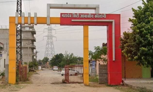 🚨 सीकर में महादेव सिटी में आम रास्ता बंद करने का आरोप, 500+ प्लॉटधारक परेशान
पिपराली रोड स्थित महादेव सिटी आवासीय कॉलोनी का मामला
सीकर के पिपराली रोड स्थित महादेव सिटी आवासीय कॉलोनी में करीब 40 फीट चौड़े आम रास्ते को दीवार खड़ी कर बंद किए जाने का मामला सामने आया है। कॉलोनीवासियों का आरोप है कि यह रास्ता पिछले करीब 4 वर्षों से आम आवाजाही के लिए इस्तेमाल हो रहा था, लेकिन अब इसे बंद कर दिया गया है।
कॉलोनीवासियों के अनुसार 22 और 23 अगस्त की रात रास्ते पर दीवार खड़ी कर दी गई। इसके बाद स्कूल जाने वाले बच्चों, बुजुर्गों और स्थानीय लोगों को आवाजाही में परेशानी हो रही है। कॉलोनी में करीब 500 से अधिक प्लॉट बताए जा रहे हैं।
मामले को लेकर कॉलोनीवासियों ने दादिया थाना पुलिस को शिकायत देकर रास्ता बंद करने वालों के खिलाफ कार्रवाई की मांग की है। शिकायत में आपसी षड्यंत्र और रास्ता बंद करने का आरोप लगाया गया है।
कॉलोनीवासियों की मांग है कि आम रास्ते को जल्द खोला जाए, ताकि लोगों की आवाजाही सुचारू हो सके।
अब सवाल—क्या 40 फीट के इस आम रास्ते को लेकर प्रशासन कोई कार्रवाई करेगा?
#SikarSandesh #Sikar #RajasthanNews